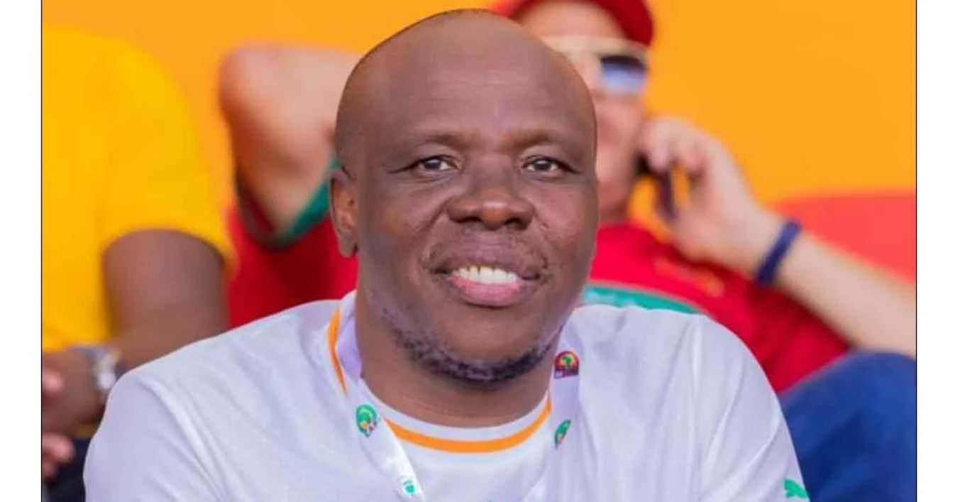 Image de Musique/Radio. A’Salfo, alias Salif Traoré, né le 15 mars 1979 à Abidjan, s'impose comme une icône incontestée de la scène musicale ivoirienne. Son nom résonne au-delà des frontières, porteur d'une carrière musicale florissante et d'un engagement social profond. Leader et parolier du groupe Zouglou Magic System, A’Salfo, de par ses plus de vingt ans de carrière, n'est pas simplement un artiste à la renommée mondiale mais également un catalyseur du changement et du développement communautaire en Côte d'Ivoire. Une Enfance Marquée par la Musique et la Détermination Plongeons dans les racines d'A’Salfo, dans un Abidjan populaire où il a grandi au sein d'une famille modeste. Issu d'une fratrie de huit, ses parents, malgré des moyens limités, rêvent d'un avenir éduqué pour leur fils. Le jeune A’Salfo, influencé par son frère aîné guitariste, découvre sa passion pour la musique dès son plus jeune âge. Un parcours scolaire tumultueux, avec parfois plus de cent élèves par classe, ne l'empêche pas de suivre sa passion. Un dilemme entre éducation et passion musicale se dessine. L'Ascension Musicale : Magic System et Premier Gaou En 1997, A’Salfo co-fonde le groupe Magic System, aux côtés de Goudé, Tino, et Manadja. Leur tube à succès, "Premier Gaou", s'érige en hymne planétaire avec près de 300 000 singles vendus en France. Cette notoriété catapulte le groupe au sommet de la scène musicale africaine. Mais la musique n'est pas simplement une affaire de succès commercial pour A’Salfo, elle devient un moyen de connecter les gens et de susciter le changement. Engagements Sociaux : Du Femua à l'Alphabétisation Après avoir établi son domicile en France, A’Salfo, de retour en Côte d'Ivoire de manière ponctuelle, fonde avec Magic System le Femua, premier festival musical international du pays. Cette initiative, transcendant les frontières artistiques, vise à réunir des artistes de différentes nations pour un événement destiné aux couches sociales défavorisées. Membre du Conseil économique, social, environnemental et culturel (Cesec) de la République de Côte d'Ivoire depuis 2019, A’Salfo s'implique activement dans les sphères politiques et culturelles du pays. En 2012, il devient Ambassadeur de bonne volonté de l'Unesco, reconnu pour ses messages en faveur de la paix. En août 2013, il réunit des artistes pour créer la chanson "Savoir", dédiée à l'éducation en Afrique, et cède les droits au profit de projets d'alphabétisation de l'Unesco. Parcours Académique Brillant : Un Master à HEC Paris Au-delà de la scène, A’Salfo n'a pas délaissé l'éducation. En 2023, il obtient un Master en Global Management de HEC Paris., illustrant sa détermination à concilier excellence artistique et académique. Un exemple rare où la passion et l'éducation cohabitent harmonieusement. Un Homme aux Multiples Casquettes : Conseiller, Directeur, Membre A’Salfo, c'est aussi l'homme aux multiples rôles. Membre du conseil spécial de la Fédération ivoirienne de football depuis décembre 2022, directeur pays du concours panafricain de musique Afrima depuis mai 2021, et membre du Conseil économique, social, environnemental et culturel depuis octobre 2019, il s'investit dans divers domaines, montrant une polyvalence rare chez les personnalités publiques. Distinctions et Reconnaissances : Un Héritage Culturel Vivant Au-delà des scènes internationales, A’Salfo se voit attribuer des distinctions significatives. Chevalier en 2001 puis Officier en 2007 de l'Ordre du Mérite ivoirien, ambassadeur culturel pour la réconciliation en Côte d'Ivoire, ambassadeur de bonne volonté pour l'Unesco, conseiller économique social, environnemental et culturel, chaque titre atteste de son influence et de son impact au sein de la société ivoirienne et au-delà. A’Salfo, figure emblématique du paysage culturel ivoirien, inscrit son nom dans l'histoire à travers sa musique, ses engagements sociaux, et son parcours académique. Alors que nous évoquons son héritage actuel, une question persiste : Comment ce pionnier de la musique africaine et de l'engagement social influencera-t-il le paysage numérique ivoirien à l'avenir ? Comment son héritage se transposera-t-il dans la sphère digitale, où l'influence et la créativité se rencontrent ? Dans cette ère de changements, A’Salfo laisse derrière lui un héritage culturel riche, et la suite de cette histoire s'écrira sans aucun doute à l'intersection du numérique et de l'authenticité ivoirienne. Instagram Officiel : TikTok Officiel : Twitter Officiel :