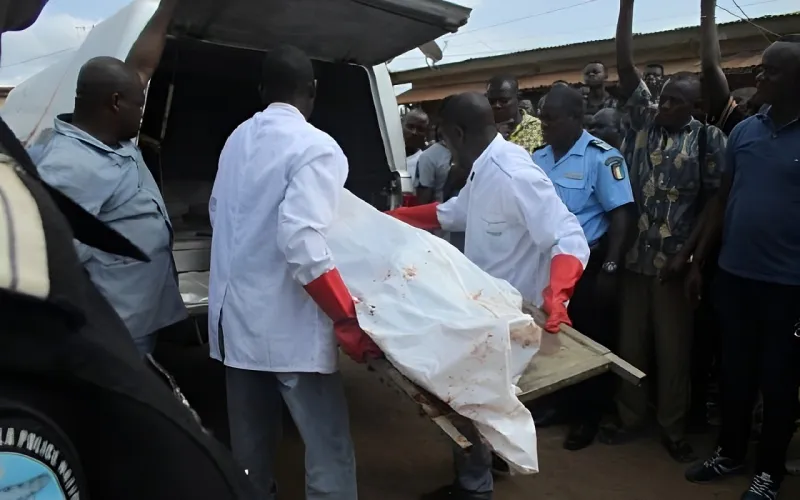 Image de Faits Divers. Le mardi 23 janvier 2024, le chantier d'aménagement du métro d'Abidjan, situé à Abobo, a été le théâtre d'une découverte des plus macabres. Un corps en état de putréfaction avancée a été retrouvé par des ouvriers, soulevant des questions troublantes sur l'origine de cette présence inattendue. Alors que les investigations commencent, cet article se penche sur les détails de cette découverte choquante et les implications potentielles pour la communauté locale. Les circonstances de la découverte L'horreur s'est dévoilée alors que des bennes de l'entreprise responsable des travaux collectaient du sable sur le site du "Terrain du Métro". Destiné à combler les crevasses le long des rails, le sable était ensuite transporté vers le site de Bocabo. C'est au cours de ce processus que les ouvriers ont repéré un linceul blanc parmi les débris du sable. Intrigués, ils ont découvert la moitié d'un corps en état de putréfaction avancée, exposant les os. La découverte a plongé les ouvriers dans une tension palpable. Un courageux parmi eux a ouvert le linceul, révélant l'aspect macabre de la scène. Alertées, les autorités du commissariat de police du 21ème arrondissement ont ordonné le transfert immédiat du corps à la morgue d'Anyama. Cette réaction rapide souligne l'urgence de comprendre les circonstances entourant la présence de ce corps sur le chantier du métro. Témoignage d'un riverain sur les pratiques funéraires Un riverain a témoigné que l'abandon de corps dans des endroits isolés est une réalité, souvent due à l'incapacité financière des familles à opter pour des enterrements dans des cimetières officiels. Les ravins et autres lieux isolés deviennent malheureusement des sites propices à de telles pratiques. Cependant, la localisation du corps sur le terrain d'entraînement d'un centre de formation de jeunes footballeurs soulève des préoccupations supplémentaires. Le lieu où le sable a été déchargé sert également de terrain d'entraînement pour les jeunes footballeurs d'un centre de formation dirigé par un ancien international ivoirien. Pour éviter de semer la panique parmi ces jeunes sportifs, l'information sur la macabre découverte ne leur a pas encore été communiquée. Cela soulève des questions sur la manière dont cet événement pourrait influencer la psyché des jeunes athlètes et l'image du centre de formation. Interrogations sur l'origine du corps et craintes d'actes de profanation La découverte du squelette engendre des interrogations profondes sur l'origine du corps. Les craintes d'éventuels actes de profanation ou d'atteinte à l'intégrité d'une personne décédée planent sur la communauté locale. Les autorités doivent démêler les fils de cette affaire pour apporter des réponses claires et apaiser les inquiétudes grandissantes. Cette découverte macabre sur le chantier du métro d'Abidjan soulève des questions cruciales sur les pratiques funéraires, l'abandon de corps et les possibles implications criminelles. Les autorités se trouvent face à une enquête complexe, tandis que la communauté locale est plongée dans l'incertitude. Alors que l'actualité évolue, une question reste en suspens : Quelles mesures seront prises pour assurer la transparence et restaurer la confiance au sein de la communauté impactée par cette tragédie inattendue?