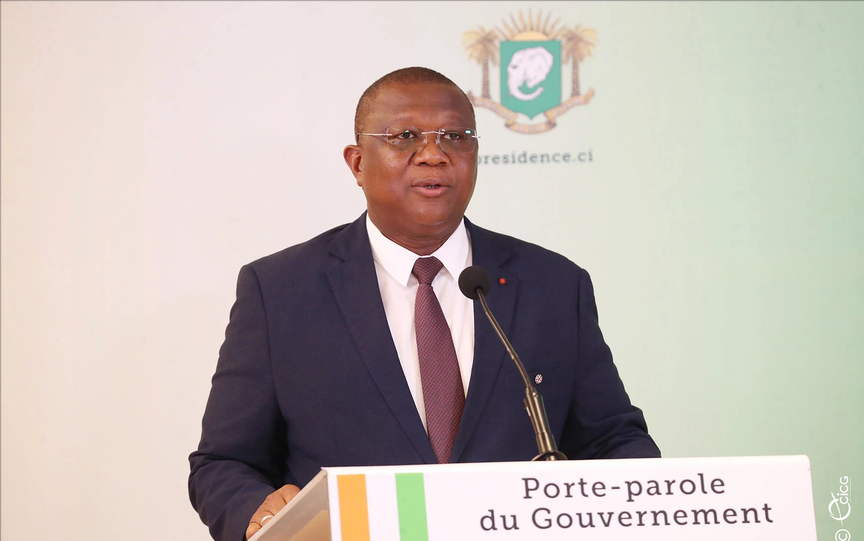 Image de Politique. Le compte rendu du conseil des ministres de ce mercredi 14 février 2024 a été marqué par la réaction du porte-parole du gouvernement ivoirien, Amadou Coulibaly, face à la décision du Niger, du Mali et du Burkina Faso de se retirer immédiatement de la CEDEAO. Les déclarations du porte-parole mettent en lumière la position de la Côte d'Ivoire, son engagement envers le multilatéralisme et son alignement sur les décisions de la CEDEAO. Les Réactions de la Côte d'Ivoire : Alignement sur la CEDEAO Amadou Coulibaly, porte-parole du gouvernement, a souligné que la Côte d'Ivoire, en tant que pays individuel, s'abstient de tout commentaire sur la décision du Niger, du Mali et du Burkina Faso. Cependant, il a clairement déclaré que la position de la Côte d'Ivoire est alignée sur celle de la CEDEAO. « Notre position sera de nature au sein de la CEDEAO et nous serons solidaires des mesures qui seront arrêtées par la CEDEAO », a déclaré M. Coulibaly, soulignant l'importance de la cohésion au sein de l'organisation sous-régionale. Le retrait du Niger, du Mali et du Burkina Faso de la CEDEAO découle des relations conflictuelles entre ces pays et l'organisation depuis l'arrivée des militaires au pouvoir. Les sanctions imposées par la CEDEAO, comprenant des mesures économiques et diplomatiques, ont été une réponse aux coups d'État. La menace d'intervention militaire au Niger en 2023, après le renversement du président élu Mohamed Bazoum, a marqué un tournant dans les relations tendues entre les pays membres et la CEDEAO. Implications de la Décision : Un Retrait Regrettable pour la CEDEAO La CEDEAO a qualifié la décision du Niger, du Mali et du Burkina Faso de "regrettable", exprimant sa volonté de maintenir le dialogue pour trouver une solution négociée à l'impasse politique. Cette réaction de l'organisation souligne les défis auxquels elle est confrontée dans la préservation de l'unité et de la stabilité au sein de ses membres. Une rétrospective des relations tendues entre la CEDEAO et les pays en question met en lumière les tensions persistantes depuis l'arrivée des militaires au pouvoir. Les échanges houleux, les sanctions et la menace d'intervention militaire ont créé un contexte complexe, nécessitant des efforts diplomatiques pour dénouer les impasses politiques. En conclusion, la réaction de la Côte d'Ivoire face au retrait du Niger, du Mali et du Burkina Faso de la CEDEAO souligne l'importance de la solidarité au sein de l'organisation sous-régionale. Les implications de cette décision résonnent au-delà des frontières des pays concernés, influençant les dynamiques régionales. Alors que la CEDEAO cherche des solutions négociées, l'avenir demeure incertain. Comment cette décision impactera-t-elle les relations régionales et les efforts de stabilité en Afrique de l'Ouest? Une question ouverte qui trace les contours d'un avenir politique en évolution constante.