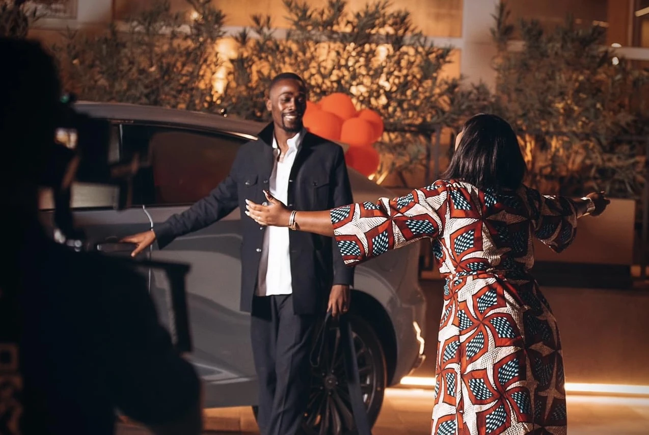 Image de Célébrités. L'univers enchanté de la chanteuse ivoirienne Roseline Layo s'illumine davantage, baigné dans les éclats d'une surprise exceptionnelle. En cette Saint-Valentin, son époux a orchestré un geste d'amour grandiose en lui offrant une voiture, élevant ainsi la romance à un niveau d'éclat singulier. Cet article explore les détails de cette scène romantique, dépeignant le moment où l'amour se matérialise en une voiture étincelante, et examine l'impact de ce geste dans la vie de la chanteuse adulée. Un Dîner Familial, une Surprise Inattendue Roseline Layo, invitée à un dîner en famille, ne se doutait pas de l'événement exceptionnel qui allait marquer cette soirée. Dans une ambiance chaleureuse avec son époux et ses enfants, le repas se déroule sans laisser transparaître le secret qui se trame en coulisses. Au moment de regagner leur domicile, l'époux de Roseline Layo, Shéwé, annonce une surprise. Un acte d'amour qui commence par lui bander les yeux, la plongeant dans l'anticipation de ce qui l'attend. Arrivés au parking, Shéwé fait une pause pour déclarer sa flamme, exprimant son amour profond. "Tu es plus qu’une étoile du ciel que Dieu m’a envoyé. C’est un plaisir pour moi de te connaître et de t’avoir connu. Surprise !!!", déclare-t-il. L'Émotion de la Découverte : Une Voiture Étincelante La surprise révélée, une voiture flambant neuve se dévoile à Roseline Layo. Une réaction d'extase s'empare d'elle, et dans un geste spontané, elle s'élance dans les bras de son époux, submergée par la joie. Montant à bord de son nouveau bijou, elle partage ses impressions : "Ayez des maris caviars, les maris qui vous aiment. C’est la voiture dont je rêvais." Au volant de sa nouvelle acquisition, la chanteuse et sa petite famille regagnent leur domicile, dessinant ainsi les contours d'une nouvelle ère dans leur vie quotidienne. Le geste d'amour se matérialise en une promenade enchantée au volant de ce véhicule tant convoité. Roseline Layo : Une Étoile Montante de la Scène Musicale Ivoirienne Faisant une incursion dans la carrière fulgurante de Roseline Layo, cette artiste talentueuse a conquis les cœurs en un temps record. Associée à la cérémonie de clôture de la CAN 2023 en Côte d'Ivoire, elle s'est élevée comme l'une des figures les plus en vogue du pays. Sur les réseaux sociaux, Roseline Layo n'a pas seulement partagé son art, mais a également défendu l'honneur de son homme, assumant le rôle de protectrice face aux critiques et humeurs des internautes. Son engagement public a montré la force et la résilience d'une femme amoureuse et déterminée. En conclusion, l'histoire d'amour entre Roseline Layo et son époux a atteint de nouveaux sommets avec ce geste mémorable de la Saint-Valentin. La voiture offerte n'est pas seulement un moyen de transport, mais un symbole éclatant de l'amour qui unit ce couple. Au-delà de la célébration personnelle, cet acte résonne comme une déclaration d'amour qui transcende les frontières de l'ordinaire. Alors que Roseline Layo s'épanouit dans ce nouveau chapitre de sa vie, la question demeure : Quel impact cette déclaration d'amour spectaculaire aura-t-elle sur le parcours de cette étoile montante de la scène musicale ivoirienne?