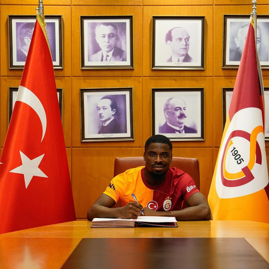 Image de Football. Serge Aurier, l'éminent international ivoirien, a récemment scellé son destin du côté de la Turquie en s'engageant avec les Stambouliotes de Galatasaray jusqu'à la fin de la saison en cours. Cette décision marque un tournant significatif dans la carrière du joueur de 31 ans, qui a déjà fait ses preuves avec Nottingham Forest. L'accord a été officialisé, suscitant des réactions enthousiastes de la part du capitaine des Éléphants, qui exprime sa joie de rejoindre un club aussi prestigieux et chargé d'histoire. Le Transfert en Turquie L'officialisation de ce transfert a été faite via un communiqué du club, soulignant qu'un accord avait été conclu entre Serge Aurier et Nottingham Forest Football Club Limited. Cet épisode marque une nouvelle étape dans la carrière du défenseur, ajoutant une note vibrante à l'histoire du football ivoirien. Les Impressions du Joueur Malgré son absence due à sa participation à la Coupe d'Afrique des Nations, Serge Aurier a partagé ses premières impressions après avoir apposé sa signature. Dans des propos rapportés par les médias du club, il exprime sa joie d'intégrer un club aussi emblématique. "C'est un grand honneur pour moi de jouer ici. Pendant que la coupe se poursuivait, j'ai reçu de nombreux messages de nos fans sur les réseaux sociaux. Je suis très heureux d'être venu ici. J'ai surtout hâte de rencontrer les fans de Galatasaray. Je suis arrivé dans un club très établi. C'est un club avec un grand nombre de fans. C'est pourquoi je suis très heureux." Historique du Club et Influence Ivoirienne Galatasaray, le leader du championnat turc, a déjà été le point de chute de plusieurs joueurs ivoiriens notables tels que Didier Drogba, Kader Keita, Emmanuel Eboué, Jean-Michael Seri et Wilfried Zaha. L'arrivée de Serge Aurier inscrit son nom dans la lignée prestigieuse des footballeurs ivoiriens ayant laissé leur empreinte sur le club. Parcours Récents de Serge Aurier Le joueur de 31 ans a rejoint Nottingham Forest en septembre 2022, où il a accumulé 41 apparitions dans toutes les compétitions sous les couleurs des Reds. Sa contribution défensive a été notoire, avec 13 apparitions au cours de la saison actuelle. Son expérience et son habileté font de lui un atout majeur pour Galatasaray, où il partagera le terrain avec des talents tels que Wilfried Zaha. Prospects pour Galatasaray L'arrivée de Serge Aurier s'inscrit dans la stratégie de renforcement de l'équipe de Galatasaray, déjà composée de joueurs talentueux. Le capitaine des Éléphants apportera non seulement son expérience, mais également une dynamique nouvelle au sein du club, ouvrant la voie à des perspectives prometteuses. En concluant cet article, il est indéniable que l'arrivée de Serge Aurier à Galatasaray crée une dynamique captivante pour les supporters et les observateurs du football. La Turquie devient ainsi le nouveau théâtre de son talent, suscitant des attentes élevées quant à son impact sur le championnat. La question reste maintenant en suspens : comment le parcours de Serge Aurier contribuera-t-il à redéfinir le destin de Galatasaray cette saison ? L'avenir du club et la performance du joueur demeurent des énigmes passionnantes qui ne demandent qu'à être dévoilées sur le terrain.