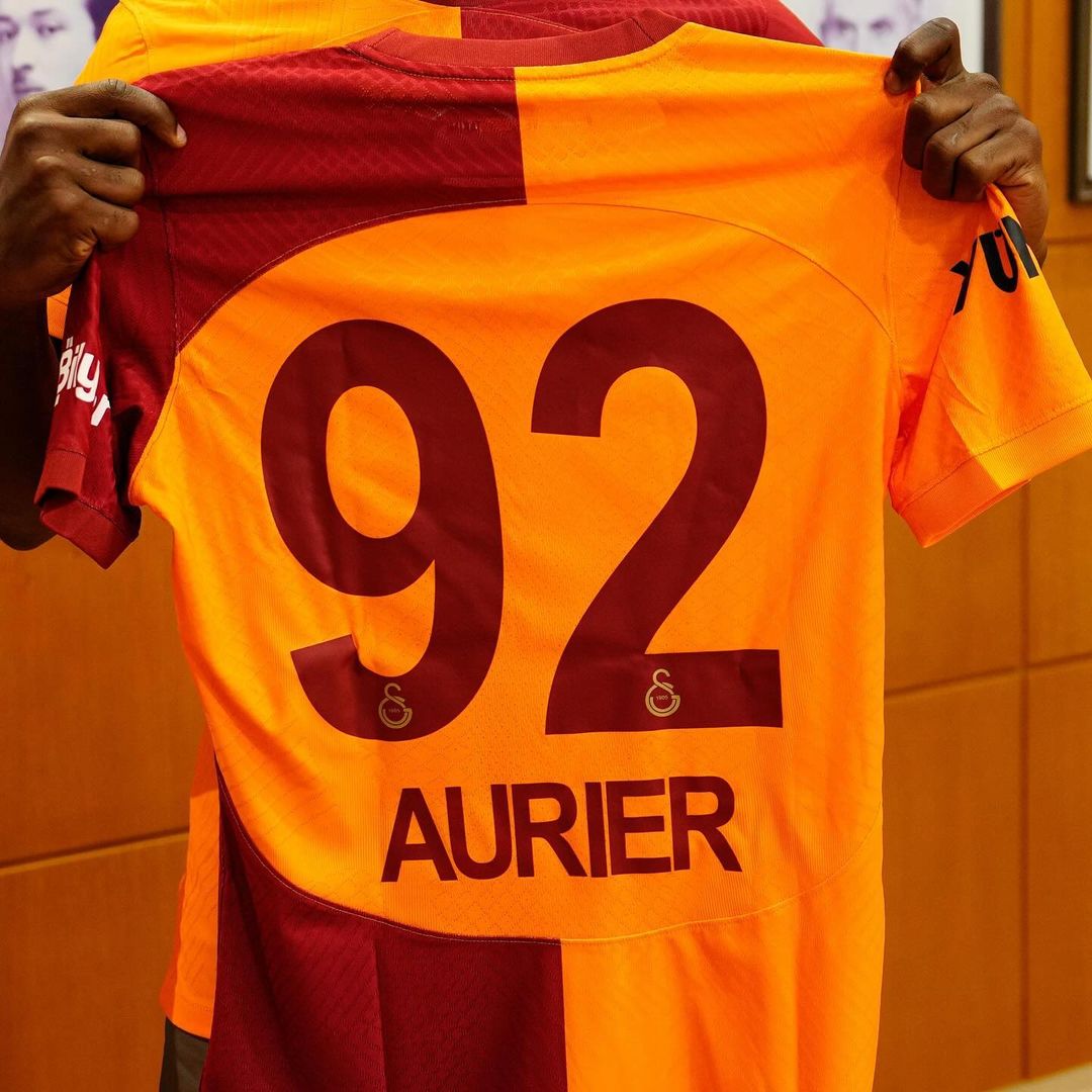 Deuxième Image de Football. Serge Aurier, l'éminent international ivoirien, a récemment scellé son destin du côté de la Turquie en s'engageant avec les Stambouliotes de Galatasaray jusqu'à la fin de la saison en cours. Cette décision marque un tournant significatif dans la carrière du joueur de 31 ans, qui a déjà fait ses preuves avec Nottingham Forest. L'accord a été officialisé, suscitant des réactions enthousiastes de la part du capitaine des Éléphants, qui exprime sa joie de rejoindre un club aussi prestigieux et chargé d'histoire. Le Transfert en Turquie L'officialisation de ce transfert a été faite via un communiqué du club, soulignant qu'un accord avait été conclu entre Serge Aurier et Nottingham Forest Football Club Limited. Cet épisode marque une nouvelle étape dans la carrière du défenseur, ajoutant une note vibrante à l'histoire du football ivoirien. Les Impressions du Joueur Malgré son absence due à sa participation à la Coupe d'Afrique des Nations, Serge Aurier a partagé ses premières impressions après avoir apposé sa signature. Dans des propos rapportés par les médias du club, il exprime sa joie d'intégrer un club aussi emblématique. "C'est un grand honneur pour moi de jouer ici. Pendant que la coupe se poursuivait, j'ai reçu de nombreux messages de nos fans sur les réseaux sociaux. Je suis très heureux d'être venu ici. J'ai surtout hâte de rencontrer les fans de Galatasaray. Je suis arrivé dans un club très établi. C'est un club avec un grand nombre de fans. C'est pourquoi je suis très heureux." Historique du Club et Influence Ivoirienne Galatasaray, le leader du championnat turc, a déjà été le point de chute de plusieurs joueurs ivoiriens notables tels que Didier Drogba, Kader Keita, Emmanuel Eboué, Jean-Michael Seri et Wilfried Zaha. L'arrivée de Serge Aurier inscrit son nom dans la lignée prestigieuse des footballeurs ivoiriens ayant laissé leur empreinte sur le club. Parcours Récents de Serge Aurier Le joueur de 31 ans a rejoint Nottingham Forest en septembre 2022, où il a accumulé 41 apparitions dans toutes les compétitions sous les couleurs des Reds. Sa contribution défensive a été notoire, avec 13 apparitions au cours de la saison actuelle. Son expérience et son habileté font de lui un atout majeur pour Galatasaray, où il partagera le terrain avec des talents tels que Wilfried Zaha. Prospects pour Galatasaray L'arrivée de Serge Aurier s'inscrit dans la stratégie de renforcement de l'équipe de Galatasaray, déjà composée de joueurs talentueux. Le capitaine des Éléphants apportera non seulement son expérience, mais également une dynamique nouvelle au sein du club, ouvrant la voie à des perspectives prometteuses. En concluant cet article, il est indéniable que l'arrivée de Serge Aurier à Galatasaray crée une dynamique captivante pour les supporters et les observateurs du football. La Turquie devient ainsi le nouveau théâtre de son talent, suscitant des attentes élevées quant à son impact sur le championnat. La question reste maintenant en suspens : comment le parcours de Serge Aurier contribuera-t-il à redéfinir le destin de Galatasaray cette saison ? L'avenir du club et la performance du joueur demeurent des énigmes passionnantes qui ne demandent qu'à être dévoilées sur le terrain.