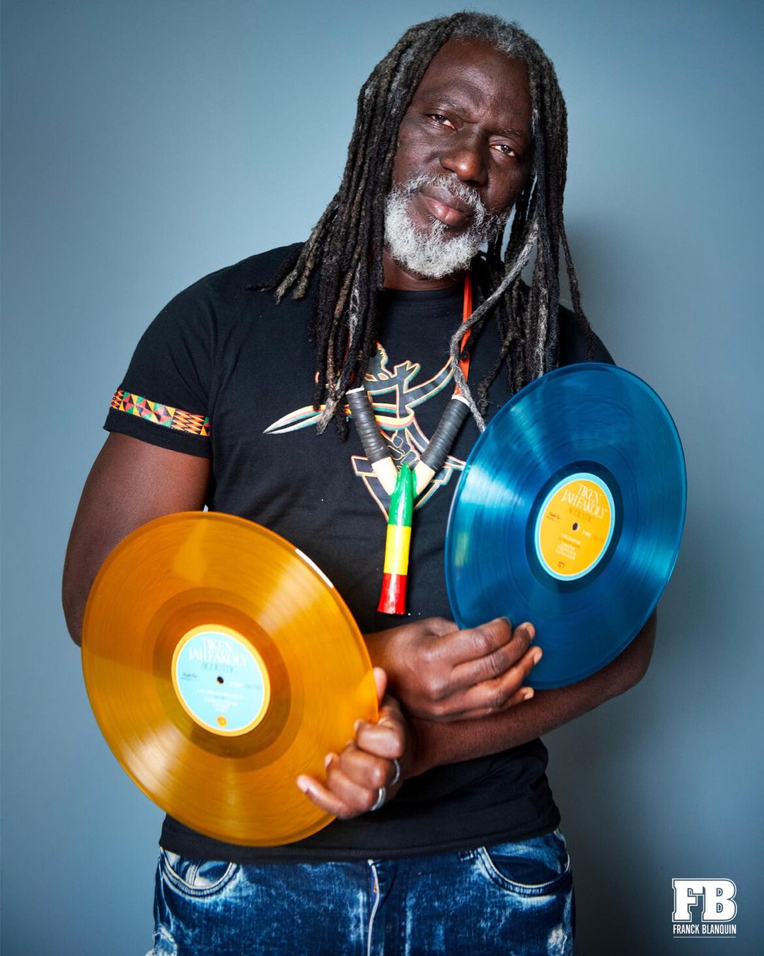 Image de Musique/Radio. Tiken Jah Fakoly, icône incontestée de la scène reggae, annonce avec enthousiasme l'arrivée en exclusivité sur la FNAC de l'édition collector de son double vinyle. À travers cette publication, l'artiste partage son excitation autour de deux vinyles aux teintes colorées et transparentes, offrant ainsi une expérience visuelle tout aussi immersive que sonore. Cette édition spéciale représente plus qu'une simple compilation musicale, elle incarne l'expression artistique sous une forme tangible et esthétique. Un Double Vinyle d'Exception en Exclusivité à la FNAC L'annonce de l'édition collector sur la FNAC constitue un moment d'anticipation pour les fans de Tiken Jah Fakoly. L'artiste offre ainsi à son public une opportunité exclusive d'acquérir cette pièce rare, ajoutant une dimension singulière à la découverte de son œuvre musicale. Cette édition spéciale, disponible en avant-première sur la FNAC, suscite la curiosité et l'enthousiasme des amateurs de reggae et de vinyles. À travers la description de deux vinyles "colorés et transparents", Tiken Jah Fakoly éveille la curiosité auditive et visuelle de son public. Cette mention témoigne d'une démarche artistique pensée jusque dans les moindres détails, où la matérialité des vinyles devient une extension de l'expérience musicale. Il invite ainsi ses auditeurs à une découverte sensorielle, où les nuances visuelles se mêlent harmonieusement aux sonorités reggae distinctives. En partageant cette exclusivité avec son audience, Tiken Jah Fakoly crée une connexion privilégiée avec ses fans. La publication ne se limite pas à une simple annonce commerciale, mais devient une invitation à partager une expérience artistique unique. L'artiste établit ainsi une complicité avec son public, renforçant les liens qui transcendent la simple relation entre créateur et auditeur. Une Esthétique qui Raconte une Histoire L'évocation de vinyles "colorés et transparents" suggère une esthétique soignée et réfléchie. Chaque détail semble avoir été minutieusement choisi pour raconter une histoire visuelle en harmonie avec la musique. Tiken Jah Fakoly laisse ainsi entrevoir une vision artistique qui va au-delà de l'aspect sonore, insufflant une identité visuelle unique à cette édition collector. En conclusion, la publication de Tiken Jah Fakoly sur l'édition collector de son double vinyle va au-delà de l'annonce d'un produit. Elle célèbre l'art sous ses multiples facettes, de la musique aux visuels, de la création sonore à l'esthétique visuelle. L'artiste offre à son public une expérience complète, une immersion dans son univers musical et artistique à travers des vinyles qui deviennent bien plus que de simples supports sonores. C'est une invitation à explorer les nuances du reggae et à apprécier la beauté tangible de l'expression musicale.