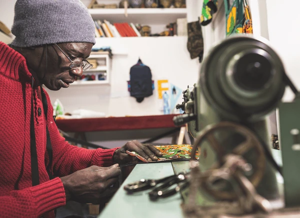 Image de Beauté/Mode. Le monde enchanteur du tricot offre une palette infinie de créations, mais la question persiste souvent : comment adapter et personnaliser un modèle à sa propre taille ? Dans ce récit, je partage mon parcours personnel à travers les méandres de cette aventure, explorant les défis, les astuces et les moments de triomphe qui accompagnent l'art de tricoter des pièces sur mesure. Le Choix du Modèle : Un Point de Départ Crucial Lorsque je décide de me lancer dans un nouveau projet tricot, le choix du modèle devient la première étape cruciale. La diversité des patrons disponibles peut être aussi écrasante qu'inspirante. Comment choisir un modèle qui me fascine tout en étant adapté à ma taille ? Mon exploration commence ici. Avant de plonger dans l'univers complexe des modifications de patrons, je me consacre à la compréhension approfondie de mes propres mensurations. Les mensurations précises sont la clé pour traduire un modèle standard en une œuvre d'art parfaitement ajustée à ma silhouette. Adapter un modèle à ma taille exige souvent des ajustements minutieux. Du changement de la taille des aiguilles à la modification du nombre de mailles, chaque détail compte. Je partage mes expérimentations avec les calculs nécessaires pour traduire les chiffres en une création harmonieuse. Astuces pour Personnaliser le Style Au-delà des simples ajustements de taille, je découvre la joie de personnaliser le style. Des modifications de points de tricot aux détails créatifs comme les bordures et les motifs, chaque ajout devient une expression de ma créativité. Mon tricot devient ainsi une véritable extension de ma personnalité. Le chemin vers la création d'un tricot personnalisé n'est pas sans obstacles. Je partage mes expériences avec les défis courants tels que la gestion des raglans, l'ajustement des emmanchures, et la lutte parfois frustrante avec les motifs complexes. Les échantillons deviennent mes alliés dans cette aventure. Je discute de l'importance cruciale de réaliser des échantillons pour tester les modifications avant de plonger dans le projet principal. Un échantillon bien réalisé devient la boussole qui guide mes choix créatifs. Les Ressources En Ligne et Communautés de Tricoteurs La richesse des ressources en ligne et des communautés de tricoteurs devient un pilier essentiel de mon exploration. Je partage mes découvertes sur les forums, les tutoriels vidéo et les groupes de tricot en ligne, qui ont éclairé mon chemin à chaque étape du processus. Chaque tricoteur connaît la satisfaction ultime qui accompagne la réalisation d'un projet. Je partage mes moments de triomphe lorsque mes efforts se concrétisent dans une pièce unique, parfaitement adaptée à ma taille et à mon style. Adapting et personnaliser un modèle de tricot à ma taille est un voyage enrichissant, ponctué de défis stimulants et de moments de joie créative. À travers cette narration personnelle, j'espère inspirer d'autres passionnés de tricot à embrasser l'art de la personnalisation, transformant ainsi chaque projet en une expression unique de soi-même.