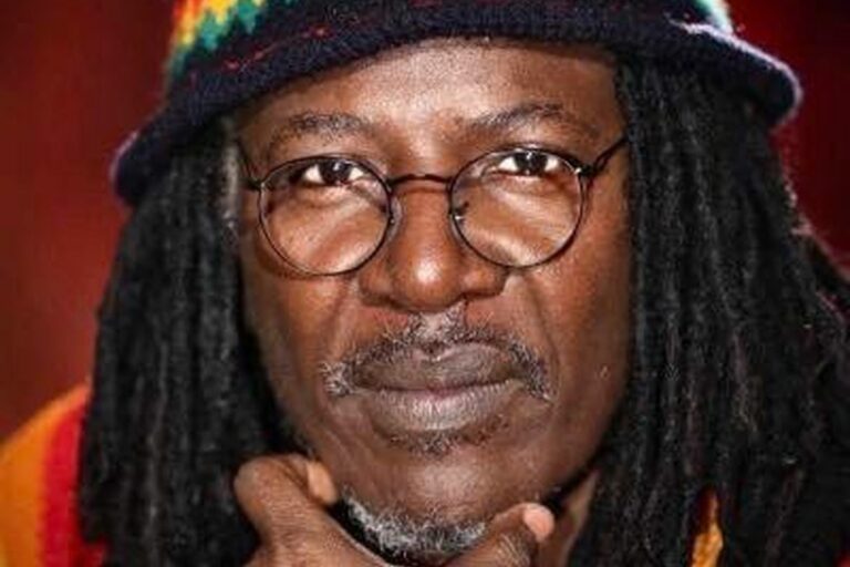 Image de Célébrités. La Côte d'Ivoire, tout comme le célèbre chanteur Alpha Blondy et sa famille, baigne dans une atmosphère de jubilation depuis la victoire éclatante des Éléphants à la CAN 2023. Cependant, au-delà des exploits sportifs, une histoire d'amour captivante se dévoile au grand jour. En cette Saint-Valentin 2024, Alpha Blondy célèbre non seulement le triomphe des Ivoiriens sur le terrain, mais aussi les éclats de Cupidon dans sa vie personnelle. Une Célébration Amoureuse Alors que le pays tout entier se noie dans la joie, Alpha Blondy, figure emblématique de la musique ivoirienne, trouve le moment propice pour célébrer l'amour avec son épouse. À travers une publication sur sa page Facebook, l'artiste partage son émotion et révèle un aspect plus intime de sa vie. Dans son message du 14 février 2024, Alpha Blondy, fidèle à son style enjoué, confesse avoir été séduit une fois de plus par les charmes de sa bien-aimée. "Je voulais dribbler la fille-là pour la Saint-Valentin, mais... Elle a trop bon dos ! Femme qui déclare son bien ne peut jamais taper poteau !", plaisante-t-il avec une touche d'humour qui caractérise sa personnalité. Le chanteur fait ainsi référence à une tentative de résistance aux sirènes de la Saint-Valentin, une épreuve à laquelle il semble succomber inlassablement. La Tactique Amoureuse La publication est accompagnée d'une photo touchante de Madame Blondy, arborant fièrement un maillot de la Côte d'Ivoire. Cependant, ce n'est pas la simple adhésion à l'euphorie sportive qui a ému Alpha Blondy. Sur le dos du maillot, une inscription singulière attire l'attention : "Madame Blondy, le pain de LAGGER". Une déclaration audacieuse qui a réussi à toucher le cœur du chanteur, le plongeant davantage dans l'abîme de l'amour. Au-delà de l'anecdote légère, Alpha Blondy reconnaît ouvertement son amour pour sa compagne. "Mes gars du Syndicat, YAKO à nous, cette année encore, on va tomber dans leur piège… Madame Blondy, 1 But pour toi !", proclame-t-il, exprimant ainsi sa vulnérabilité face à l'amour. Sous les Projecteurs de l'Amour et du Succès Cette histoire d'amour, qui se dévoile sous les projecteurs de la victoire sportive et de la célébration de la Saint-Valentin, souligne l'aspect humain derrière la personnalité publique d'Alpha Blondy. En tant que chanteur et icône de la musique ivoirienne, il partage non seulement son talent avec le monde, mais aussi les moments de bonheur et d'intimité qui ponctuent sa vie quotidienne. En conclusion, Alpha Blondy, tout comme les Éléphants de la Côte d'Ivoire, triomphe sur plusieurs fronts. Sa vie personnelle, dévoilée à travers cette célébration amoureuse, ajoute une dimension humaine à son image publique. Alors que le pays continue de vibrer au rythme de la victoire sportive, la question demeure : quel autre triomphe nous réserve l'avenir pour Alpha Blondy, entre succès professionnels et éclats amoureux ? Une interrogation qui laisse entrevoir un futur aussi prometteur que captivant.