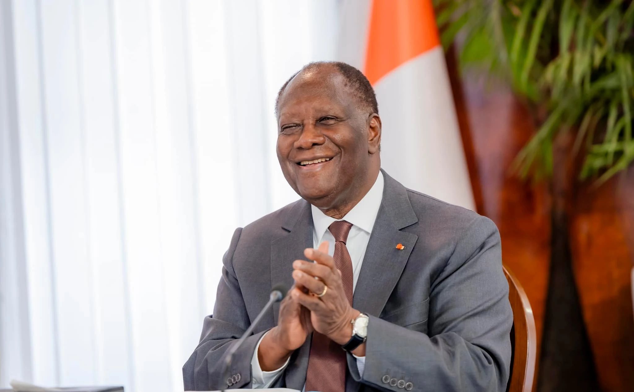 Image de Politique. Le président Alassane Ouattara, porté par la victoire des Éléphants à la CAN 2023, annonce des mesures cruciales pour renforcer la cohésion et la réconciliation en Côte d'Ivoire d'ici la fin du mois de février. Au cœur de l'attente nationale se trouve la question cruciale de la libération des prisonniers liés aux crises ivoiriennes. Le Contexte de l'Annonce Lors du premier conseil des ministres post-CAN, le président Ouattara a salué la solidarité et la fraternité des Ivoiriens durant le tournoi, soulignant son intention de consolider ces valeurs. Il déclare : "Je ferai, dans ce sens, d’importantes annonces d'ici à la fin du mois de février." Cette déclaration soulève des espoirs chez les observateurs, considérant ce moment comme propice pour le président de la République d'ordonner la libération de figures emblématiques telles que le général Bruno Dogbo Blé, le commandant Anselme Séka Séka, le vice-amiral Vagba Faussignaux, et d'autres détenus depuis plus d'une décennie pour leur rôle supposé lors de la crise post-électorale de 2010-2011. Les Appels de Gbagbo à la Libération L'ancien chef d'État Laurent Gbagbo avait maintes fois plaidé en faveur de la libération de ces prisonniers. La question cruciale demeure : le président Ouattara, galvanisé par l'atmosphère positive post-CAN, franchira-t-il le pas de la réconciliation en libérant ces personnalités clés ? Le rendez-vous fixé à la fin du mois de février devient l'échéance tant attendue où la nation ivoirienne découvrira si le président Ouattara mettra ses paroles en action et concrétisera l'espoir de réconciliation. Au-delà de l'annonce présidentielle, cette éventuelle libération serait bien plus qu'une simple mesure. Elle pourrait être perçue comme une décision historique, un geste fort en faveur de la réconciliation nationale après des années de tensions politiques. Consolidation de la Cohésion Nationale La volonté du président de renforcer la cohésion et la fraternité entre les Ivoiriens, exprimée après le triomphe sportif, prendrait une dimension plus tangible avec la libération de figures emblématiques. Cela pourrait symboliser un nouveau chapitre dans la quête de l'unité nationale. Au-delà de l'annonce générale, les Ivoiriens s'interrogent sur les détails concrets de ces "importantes annonces". Quels actes spécifiques le président envisage-t-il pour concrétiser ses aspirations de paix et de réconciliation ? Les attentes se tournent vers des déclarations détaillées à venir. La fin février s'annonce comme un moment décisif pour la Côte d'Ivoire. Les déclarations du président Ouattara créent une atmosphère d'anticipation et d'espoir. La nation attend avec impatience de voir si ces annonces historiques aboutiront à la libération des figures clés, marquant ainsi le début d'une ère nouvelle pour la réconciliation nationale. La question persiste : le président franchira-t-il ce pas crucial vers une paix durable ?