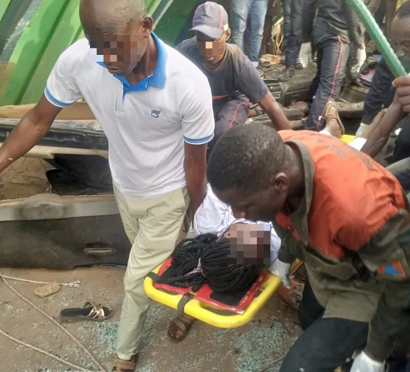 Image de Faits Divers. La quiétude de Bondoukou, chef-lieu de la Région du Gontougo, a été brisée ce dimanche 18 février 2024 par un grave accident de la circulation survenu au grand carrefour de la gare d'Abidjan, quartier Lycée résidentiel, en début d'après-midi. Un camion de marchandises s'est renversé sur un taxi, entraînant la perte tragique de plusieurs vies. Chronologie d'un Drame Selon les premières informations disponibles, le drame s'est déroulé vers 16 heures. Le conducteur du camion de marchandises aurait perdu le contrôle de son imposant véhicule après une manœuvre malheureuse, entraînant la chute du poids lourd sur un taxi circulant à proximité. Les occupants du taxi ont été impitoyablement écrasés. Les secours, rapidement mobilisés, ont dressé un bilan provisoire faisant état de quatre vies perdues. Toutefois, il est important de souligner que ces chiffres pourraient évoluer au fur et à mesure que les autorités locales et les équipes de secours poursuivent leurs opérations sur les lieux. Circonstances Énigmatiques Les circonstances exactes de l'accident restent à déterminer. Il semble que le camion, chargé de marchandises, ait été victime d'un dysfonctionnement technique ou d'une fausse manœuvre, provoquant une perte de contrôle fatale. L'identité des victimes n'a pas encore été révélée. Les autorités de Bondoukou ont exprimé leurs condoléances aux familles des victimes, marquant ainsi leur solidarité en cette période douloureuse. Des mesures seront prises pour soutenir les proches des défunts. Appels à la Vigilance et Réflexions Communautaires En l'absence du bilan officiel des sapeurs-pompiers, la population de Bondoukou se recueille et réfléchit sur les actions à entreprendre pour éviter de tels drames à l'avenir. La sécurité routière devient une préoccupation majeure, et des appels à la vigilance sont lancés à l'ensemble des usagers de la route. Cette tragédie souligne cruellement les risques de la circulation routière et renforce l'importance des mesures de sécurité préventives. En ce jour sombre, la communauté de Bondoukou pleure ses concitoyens et se mobilise pour surmonter ensemble cette épreuve douloureuse. Question Ouverte : Comment Améliorer la Sécurité Routière à Bondoukou et Prévenir de Futurs Accidents ?