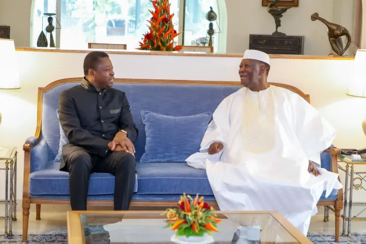 Image de Politique. Une rencontre stratégique entre les présidents ivoirien Alassane Ouattara et togolais Faure Gnassingbé a eu lieu le vendredi 16 février 2024 à Abidjan, marquant une étape cruciale dans les efforts pour aborder les enjeux sociopolitiques et sécuritaires en Afrique de l'Ouest. Contexte de la Rencontre En marge d'une visite d’amitié et de travail en Côte d’Ivoire, Faure Gnassingbé a été accueilli par son homologue Alassane Ouattara. Les deux dirigeants ont consacré leur entretien à l'examen approfondi de la situation sociopolitique et sécuritaire au sein de deux importantes entités régionales, la Communauté Économique des États de l’Afrique de l’Ouest (CEDEAO) et l’Union Économique et Monétaire Ouest Africaine (UEMOA). "Nous avons passé en revue les difficultés et les préoccupations que nous avons au niveau de la sous-région, que ce soit au niveau de la CEDEAO et de l’UEMOA", a déclaré le président Alassane Ouattara à l'issue de leurs échanges. Les leaders ont ainsi pris le temps d'analyser les challenges actuels qui touchent plusieurs pays de la région. Départ du Mali, du Niger, et du Burkina Faso de la CEDEAO L'un des sujets abordés a été la décision surprenante du Mali, du Niger et du Burkina Faso de quitter la CEDEAO. Cette résolution, aux implications profondes, a suscité des discussions approfondies entre les deux dirigeants. Un autre aspect crucial de leurs échanges a été la mise en lumière de la situation humanitaire préoccupante dans les pays concernés. Les populations du Mali, du Niger et du Burkina Faso font face à des défis humanitaires pressants, demandant des solutions immédiates et durables. Après environ deux heures de discussions, les présidents ont unanimement souligné la nécessité de "réévaluer les stratégies de gestion et de résolution de ces crises, en mettant l'accent sur le dialogue et la concertation". La priorité est désormais de trouver des solutions concrètes pour rétablir la paix, la sécurité et la stabilité dans la sous-région. Engagement de Faure Gnassingbé en tant que Médiateur de la CEDEAO En qualité de Médiateur de la CEDEAO pour le Niger, le président Faure Gnassingbé s'est réjoui de la qualité de l'entretien avec son homologue ivoirien. Il a encouragé ce type de réflexions et d'échanges bilatéraux comme étant essentiels pour trouver des solutions efficaces. Les deux dirigeants sont déterminés à travailler main dans la main pour relever les défis actuels. La rencontre a également été marquée par une note de célébration, le président Faure Gnassingbé félicitant chaleureusement le président Alassane Ouattara, le peuple ivoirien, et les joueurs pour la brillante victoire des Éléphants de Côte d'Ivoire à la 34ᵉ édition de la Coupe d'Afrique des Nations de Football (CAN). Un moment d'allégresse partagé entre les deux dirigeants, témoignant de la puissance de l'unité régionale. Alors que la réunion entre Ouattara et Gnassingbé ouvre de nouvelles perspectives pour la diplomatie régionale, une question demeure en suspens : "Quels sont les prochains pas cruciaux à franchir pour assurer une stabilité durable en Afrique de l'Ouest?" Une interrogation qui appelle à une réflexion continue et à des actions concertées dans les mois à venir.