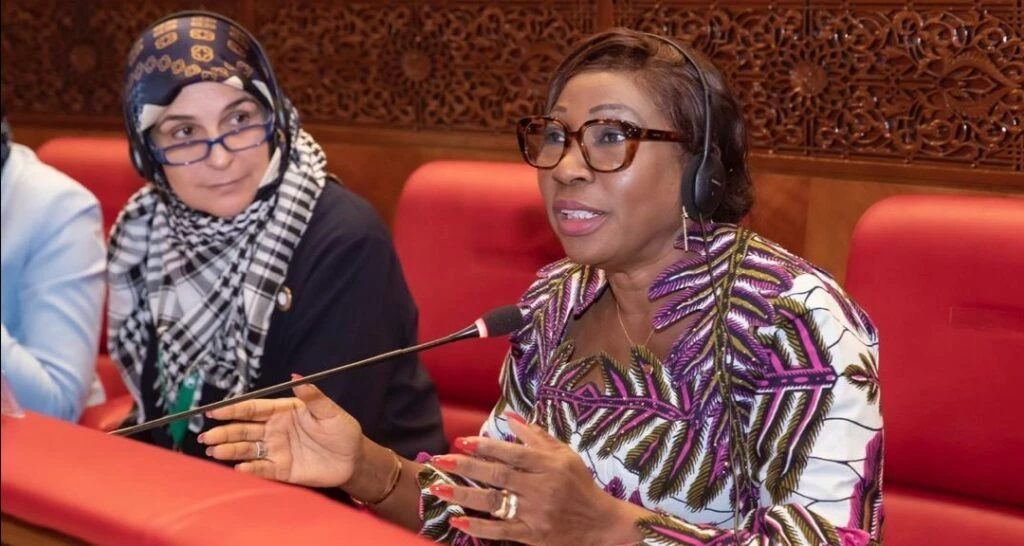 Image de Politique. La présidente du Sénat ivoirien, Kandia Camara, a souligné l'engagement de la Côte d'Ivoire à intensifier ses liens avec le Maroc lors de la conférence parlementaire sur la coopération Sud-Sud à Rabat. Cet événement a été l'occasion pour Mme Camara de réaffirmer la volonté ivoirienne de renforcer les relations diplomatiques et de favoriser le développement commun. Visites Diplomatiques à Rabat Profitant de sa présence à la conférence parlementaire à Rabat les jeudi 15 et vendredi 16 février 2024, Kandia Camara, présidente du Sénat de Côte d’Ivoire, a effectué des visites stratégiques à la Chancellerie et à la résidence de l’Ambassadeur de Côte d’Ivoire. Ces déplacements ont été l'occasion pour elle de partager les attentes du président Alassane Ouattara en matière de coopération bilatérale. Lors de ces rencontres, la présidente du Sénat a exprimé sa gratitude envers le président Ouattara pour son initiative visant à valoriser l'action des diplomates. Elle a notamment salué l'adoption récente par le Sénat de la loi portant statut du corps diplomatique. Kandia Camara a souligné l'importance de préserver les acquis et de renforcer la coopération fructueuse entre la Côte d'Ivoire et le Maroc. Reconnaissance envers le Maroc La présidente du Sénat a également reconnu le rôle crucial du personnel de la chancellerie dans le maintien des excellentes relations entre les deux pays. Au cours d'un dîner offert par le consul honoraire de la Côte d’Ivoire à Agadir, Mina El Kaerzabi Haidara, elle a exprimé la gratitude de son pays pour le soutien continu du Maroc aux différents programmes de développement ivoiriens. En marge de la conférence, Kandia Camara a participé à la réunion des femmes parlementaires de l’ASSECAA, centrée sur l'autonomisation des femmes parlementaires pour soutenir le développement et la bonne gouvernance en Afrique de l'Ouest et dans le monde arabe. Cette rencontre a mis en lumière le rôle crucial des femmes dans les sphères politiques et leur contribution à la promotion du développement et de la gouvernance. Promotion de la Coopération Sud-Sud La conférence sur la coopération Sud-Sud et le rôle des parlements nationaux et des unions parlementaires régionales et continentales a été le moment propice pour Kandia Camara de réaffirmer l'engagement du Sénat ivoirien. Elle a souligné la volonté de contribuer au renforcement des relations entre les nations africaines et arabes, ainsi qu'à la promotion de partenariats stratégiques pour un développement mutuel. Alors que Kandia Camara clôture son séjour à Rabat, la question qui se pose est la suivante : "Quelles perspectives se dessinent pour l'avenir des relations entre la Côte d'Ivoire et le Maroc?" Les actions diplomatiques et les discussions parlementaires laissent entrevoir un horizon prometteur, mais la manière dont ces engagements se matérialiseront reste une interrogation à explorer dans les mois à venir.