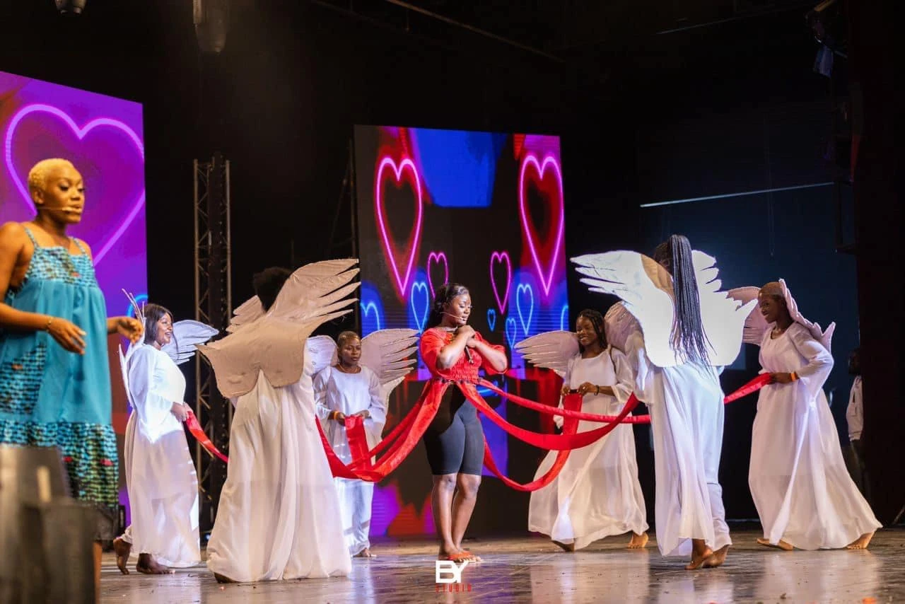 Image de Célébrités. Eunice Zunon, l'humoriste ivoirienne bien connue, a fait son grand retour sur scène ce samedi 17 février 2024 au palais de la culture de Treichville, à Abidjan. Après quelques mois de pause, consacrés à ses activités professionnelles, elle a offert au public une expérience unique avec sa nouvelle création : une comédie musicale. Nouvelle orientation artistique Habituée des One Women show, Eunice Zunon a choisi de surprendre son public en se lançant dans la comédie musicale. Intitulé "On ne badine pas avec l'amour", ce spectacle promettait un mélange savoureux d'humour, de chants et de chorégraphies, pour le plus grand plaisir des spectateurs. Durant deux heures d'un show en continu, Eunice Zunon a su captiver son auditoire. Accompagnée sur scène par une pléiade d'artistes talentueux, dont Willy Dumbo, la chanteuse gabonaise Shan'l, Alain Lucas, Hilarion Kouassi, Eva Guéhi, Clémentine Papouet, et la chanteuse Hilarie, elle a offert un spectacle riche en émotions et en divertissement. Les mises en scène, confiées à des professionnels aguerris tels que Gadoukou La Star, Eva Gehi et Kyba Director, ont donné une dimension exceptionnelle à ce rendez-vous artistique. Un pari réussi Pour Eunice Zunon, ce spectacle représentait un véritable défi artistique, et le succès rencontré en est la preuve. En tenant son public en haleine tout au long de la représentation, elle a démontré son talent et sa capacité à se renouveler artistiquement. De plus, l'engagement social de l'humoriste est à saluer. En effet, 10% des recettes de ce spectacle seront reversés à une association œuvrant en faveur des mères célibataires en situation de vulnérabilité, témoignant ainsi de sa générosité et de son implication dans des causes qui lui tiennent à cœur. La comédie musicale d'Eunice Zunon représente un moment fort dans le paysage culturel ivoirien. Son succès marque non seulement le talent de l'artiste, mais aussi l'attachement du public à des créations originales et divertissantes. En offrant un spectacle de qualité, elle contribue à enrichir la scène artistique nationale et à promouvoir le dynamisme culturel de la Côte d'Ivoire. Quelles autres surprises réserve-t-elle à son public dans le futur ?