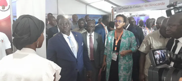 Image de Agriculture. Lors de la 5e édition de la Journée nationale des Exportateurs de Cajou de Côte d’Ivoire (JNEC-CI), le Ministre d'État, Kobenan Kouassi Adjoumani, a mis l'accent sur la nécessité de valoriser la transformation dans la chaîne de valeur de l'anacarde. Insistant sur cette question cruciale, le Ministre a interpellé les parties prenantes, dont le Commissaire général de la JNEC-CI, Assouman Alex N’Guettia, pour donner une impulsion significative à la transformation du cajou en Côte d'Ivoire. À la Découverte d'une Initiative Pionnière de Transformation En réponse à cet appel, nous avons exploré l'une des premières initiatives ivoiriennes engagées dans la transformation de l'anacarde depuis 2014. Cet engagement collectif a réuni plusieurs industriels autour d'un objectif commun : réduire le taux d'exportation de l'anacarde brute en faveur d'une transformation locale. Cette initiative, portée par un Groupement d'Intérêt Économique (GIE) ivoirien, a réussi à transformer plus de 34% de l'anacarde produite en Côte d'Ivoire en divers produits agroalimentaires manufacturés. Grâce à cette initiative, la transformation de la pomme et de la noix de cajou s'est étendue à la production de plusieurs types de produits agroalimentaires. Des graines traitées à l'huile, en passant par la pâte moins grasse, la filière a su développer une gamme variée de produits. La pomme, souvent sous-estimée, trouve également son utilité dans la fabrication de lait, de sirop, de liqueur, de jus, et bien d'autres. Une Contribution Importante à l'Économie Nationale Le gouvernement estime que la transformation de l'anacarde pourrait jouer un rôle crucial dans le renforcement de l'économie ivoirienne. Si les objectifs de transformation fixés par l'État sont atteints, la richesse générée par la filière équivaudra à un quart du budget global actuel de la Côte d'Ivoire. Avec le statut de premier producteur mondial, premier exportateur mondial, et troisième transformateur mondial de cajou, le potentiel de la Côte d'Ivoire dans ce secteur est énorme. Le Groupement d'Intérêt Économique en question aspire à transformer plus de 50% de la production nationale d'anacarde sur place d'ici 2025. Cette ambition s'aligne sur la volonté de l'État de créer une unité d'actions entre les différents acteurs de la filière, des producteurs aux exportateurs, pour maximiser l'impact économique de cette ressource cruciale. La Côte d'Ivoire, en tant que leader mondial de la noix de cajou, possède une opportunité unique de tirer profit de la transformation locale de l'anacarde. Les initiatives telles que celles entreprises par le GIE ivoirien montrent la voie vers une filière plus durable, créatrice de richesse et génératrice d'emplois. Dans un monde où la transformation locale devient un impératif économique, l'anacarde ivoirienne pourrait bien être le joyau qui propulse le pays vers de nouveaux sommets. La question qui se pose désormais est de savoir comment cette initiative sera renforcée et étendue pour assurer un avenir prospère à la filière anacarde en Côte d'Ivoire. Quelles collaborations, quels investissements et quelles politiques devraient être envisagés pour maximiser le potentiel de cette précieuse ressource nationale ? La réponse à cette question déterminera le rôle de l'anacarde dans l'économie ivoirienne pour les années à venir.