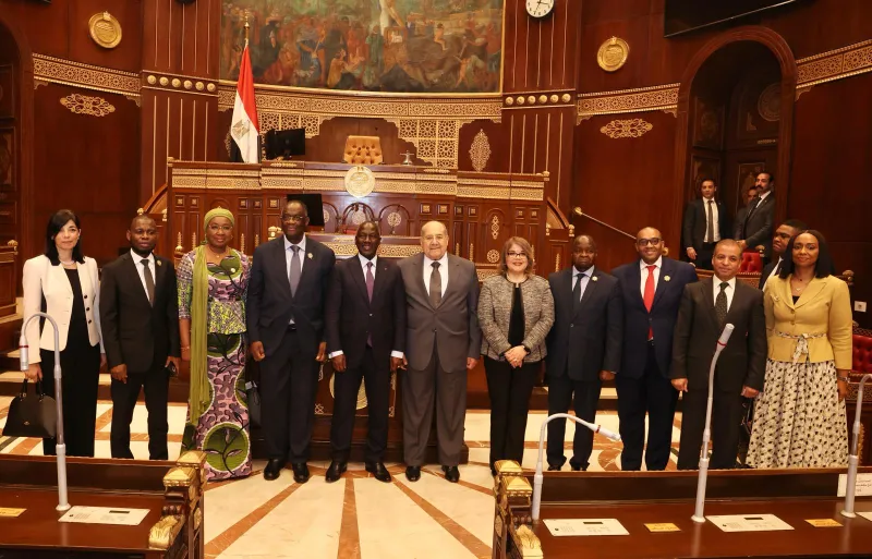 Deuxième Image de Politique. Le Caire, 19 février 2024* - Adama Bictogo, président de l'Assemblée nationale ivoirienne, a intensifié son séjour officiel en Égypte lors de rencontres stratégiques avec les dirigeants parlementaires égyptiens. L'objectif affiché de cette initiative est de revitaliser la coopération parlementaire en vue de renforcer les relations économiques, commerciales, et culturelles entre les deux nations. Des Discussions Constructives pour un Développement Mutuel Accompagné d'une délégation diversifiée politiquement, Bictogo a initié des discussions constructives avec le président de la Chambre des Représentants, Dr. Hanafy Ali Gebaly, et le président du Sénat, Abdel-Wahab Abdel-Razek. Ces échanges ont mis en avant la volonté commune de placer la diplomatie parlementaire au service du développement mutuel. Selon le communiqué du service de communication du président de l'Assemblée nationale, Adama Bictogo vise "à concrétiser la relation bilatérale entre l'Assemblée nationale ivoirienne et le Parlement égyptien". Il cherche également à approfondir sa compréhension des défis auxquels l’Égypte est confrontée et à examiner les enjeux liés au projet de décentralisation en cours. Une Palette de Sujets Abordés Les discussions ont couvert un éventail de sujets, allant de la coopération économique, éducative et défensive à la situation à Gaza et à la récente victoire de la Côte d'Ivoire à la Coupe d'Afrique des Nations 2023. En tant que président en exercice du Comité exécutif de l'Union parlementaire africaine (UPA), Adama Bictogo a profité de l'occasion pour solliciter le soutien égyptien pour accueillir la prochaine réunion de cet organe au Caire. Par ailleurs, Bictogo a rappelé au président de la Chambre des Représentants l'organisation imminente de la 18ᵉ Conférence de l'Union des parlementaires des États membres de l'Organisation de la coopération islamique (UPCI) en Côte d'Ivoire. Cette conférence traitera des questions cruciales liées au changement climatique et de son impact sur les populations. Axes d'Amélioration et Projets de Coopération Lors de la rencontre avec le président du Sénat égyptien, Abdel-Wahab Abdel-Razek, les deux leaders ont souligné l'excellence des relations entre l'Égypte et la Côte d'Ivoire. Adama Bictogo a présenté les réformes en cours visant à améliorer le climat des affaires, encourageant les investisseurs égyptiens à participer au développement des infrastructures. Notamment dans les secteurs de l'assainissement, de l'irrigation agricole, de la santé, de l'industrie, de l'énergie, et des transports. La délégation de l'Assemblée nationale ivoirienne a jeté les bases d'une coopération parlementaire renforcée entre les deux nations. Une initiative qui ouvre la voie à des opportunités de développement et d'échanges mutuels. En conclusion de ces entretiens parlementaires, Adama Bictogo se montre optimiste quant à la consolidation des liens entre la Côte d'Ivoire et l'Égypte. L'accent mis sur le dialogue interparlementaire illustre l'engagement des deux nations à travailler de concert pour promouvoir la croissance économique, la stabilité régionale, et le renforcement des relations bilatérales. Une Question Ouvrante pour l'Avenir : Comment ces initiatives parlementaires renforcées influenceront-elles positivement les dynamiques économiques et culturelles entre la Côte d'Ivoire et l'Égypte dans les années à venir ?