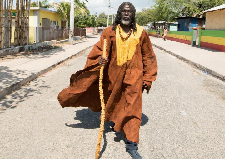 Troisième Image de Musique/Radio. La Côte d'Ivoire, terre de rythmes effrénés et de mélodies enchanteresses, a vu émerger au fil des décennies une pléiade de talents musicaux exceptionnels. Ces artistes, porteurs d'une créativité débordante, ont su conquérir les cœurs locaux tout en rayonnant sur la scène internationale. Dans cet article, nous allons explorer en détail les dix musiciens les plus récompensés en Côte d'Ivoire jusqu'en 2023, dévoilant les multiples facettes de leur succès, les distinctions qui les ont consacrés et l'empreinte qu'ils ont laissée dans le paysage musical ivoirien. Magic System : Les Pionniers du Coupé-Décalé En tête de ce classement prestigieux, nous retrouvons le groupe emblématique, Magic System. Ces maestros du "coupé-décalé" ont non seulement enflammé les pistes de danse locales, mais ont également conquis les scènes internationales. Leur récente prestation envoûtante lors de la CAN 2023 au Cameroun a souligné une fois de plus leur impact culturel. Les Magic System ont été récompensés à maintes reprises, décrochant notamment les prestigieux Kora Awards, les MTV Africa Music Awards et les African Music Awards, ce qui les hisse au sommet de notre classement. DJ Arafat : Une Légende Controversée du Coupé-Décalé À la deuxième place de ce podium musical, nous rendons hommage à DJ Arafat, figure charismatique et controversée de l'industrie musicale ivoirienne. En tant que pionnier du coupé-décalé, son influence a été immense, marquant de son empreinte la scène musicale. Ses récompenses, dont les Afrimma Awards, les Kora Awards et le Canal d'Or, attestent de son impact durable, lui octroyant la deuxième position de notre classement. Meiway : Le Professeur Awolowo, Virtuose de la Fusion Musicale Sur la troisième marche du podium, trône Meiway, également connu sous le nom de Professeur Awolowo. Ce vétéran de l'industrie musicale ivoirienne a su charmer les mélomanes avec sa fusion unique de zouk, de soukous et de rythmes africains. Ses nombreuses récompenses, parmi lesquelles les Kora Awards, les MNet Awards et les African Music Awards, attestent de sa contribution exceptionnelle à la richesse musicale de la Côte d'Ivoire. Tiken Jah Fakoly : Porte-voix Engagé du Reggae Africain À la quatrième position, Tiken Jah Fakoly se distingue en tant qu'artiste engagé, utilisant le reggae comme un vecteur puissant pour aborder les questions sociales et politiques en Afrique. Ses paroles vibrantes et son activisme musical lui ont valu des distinctions telles que les Victoires de la musique et le Prix de la liberté d'expression de l'UNESCO. Alpha Blondy : La Voix des Opprimés Alpha Blondy, icône de la musique reggae africaine, occupe la cinquième place de notre classement. Ses textes politiquement et socialement conscients en font la voix des opprimés et des marginalisés. Ses nombreuses récompenses, dont les Kora Awards, les World Music Awards et le Golden Voice of Africa, reflètent son impact profond sur la scène musicale. Dobet Gnahoré : Fusion Envoûtante de Styles La sixième place est attribuée à Dobet Gnahoré, une auteure-compositrice-interprète ivoirienne dont la fusion de la musique traditionnelle ivoirienne, de l'afrobeat et du jazz a captivé les auditeurs du monde entier. Les Kora Awards et le Grammy Award de la meilleure performance urbaine/alternative figurent parmi les nombreuses distinctions qui jalonnent son parcours musical exceptionnel. Serge Beynaud : L'Évolution du Coupé-Décalé En septième position, nous saluons Serge Beynaud, chanteur et producteur qui a joué un rôle clé dans l'évolution du coupé-décalé. Malgré des controverses récentes, son impact sur la scène musicale ivoirienne reste indéniable, avec des récompenses telles que les Kora Awards et les Afrimma Awards. DJ Mix Premier : Pionnier du Coupé-Décalé La huitième place est décernée à DJ Mix Premier, célèbre DJ et producteur, considéré comme l'un des pionniers du coupé-décalé. Ses contributions à ce genre musical lui ont valu des distinctions telles que les Kora Awards et les African Music Awards. Yodé et Siro : Duo Engagé pour le Changement Social Le neuvième rang revient au duo dynamique Yodé et Siro, dont les paroles engagées ont contribué à promouvoir le changement social et politique à travers la musique. Leurs récompenses, dont les Kora Awards et le Canal d'Or, attestent de leur impact significatif. Joskar et Flamzy : Ambassadeurs du Zouglou En clôture de ce classement, la dixième place est occupée par Joskar et Flamzy, ambassadeurs acclamés du genre musical zouglou. Leurs paroles percutantes et leurs performances énergiques leur ont valu des distinctions telles que les Kora Awards et les AfriMusic Song Awards. En conclusion, ces dix artistes exceptionnels incarnent la richesse et la diversité de l'industrie musicale ivoirienne. Leurs parcours, jalonnés de succès et de récompenses, témoignent de l'impact culturel et artistique qu'ils ont eu sur leur pays et au-delà. Alors que la scène musicale continue d'évoluer, ces maestros continueront certainement à marquer de leur empreinte le paysage sonore de la Côte d'Ivoire. Quels nouveaux talents émergeront pour relever le défi et inscrire leur nom dans cette saga musicale en perpétuelle évolution ? La réponse demeure ouverte, telle une note suspendue dans l'air vibrant de la créativité musicale ivoirienne.