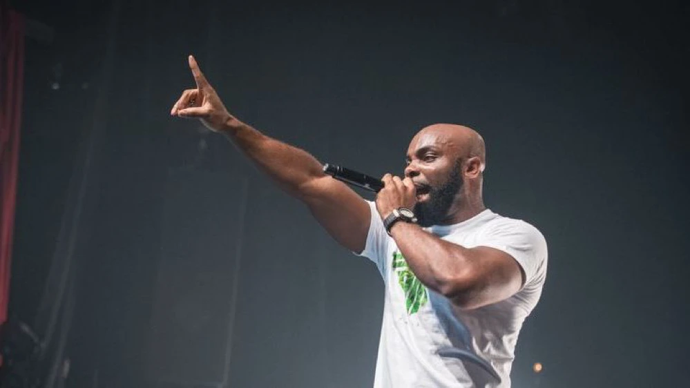 Image de Musique/Radio. Le concert de Kaaris au Bercy de Paris, qui s'est tenu le samedi 17 février 2024, continue de faire couler beaucoup d'encre et de susciter des réactions passionnées. Malgré une performance musicale énergique, une scène particulière du spectacle a choqué certains spectateurs, entraînant une polémique en ligne. Retour sur cet événement qui a divisé l'opinion publique. Une Performance Explosive et une Salle Enflammée Le rappeur français d'origine ivoirienne, Kaaris, a offert une performance mémorable au Bercy de Paris, transformant la salle en un véritable champ de célébration musicale. Une ambiance électrique, une salle comble, tous les ingrédients semblaient réunis pour une soirée inoubliable. Cependant, une séquence particulière du spectacle a provoqué une onde de choc parmi les spectateurs. Dans l'un des tableaux du spectacle, Kaaris a introduit une séquence controversée, dévoilant une dizaine de danseuses dénudées effectuant des twerks suggestifs et des scènes provocantes. Cette scène, qui a rapidement circulé sur les réseaux sociaux, a déclenché une réaction mitigée de la part du public. La Problématique de l'Exhibition dans le Rap Hardcore La mise en scène audacieuse de Kaaris soulève des questions plus profondes sur la représentation des femmes dans le milieu du rap hardcore. Alors que certaines productions vidéo ont souvent recours à des scènes suggestives, cette fois, c'est en direct sur scène que ces événements se sont déroulés. Cette démarche interroge la frontière entre l'expression artistique et le respect des normes sociales. La polémique n'a pas tardé à éclater sur les réseaux sociaux, où la vidéo de la performance controversée a été largement partagée. Une danseuse, arborant un plug anal luminescent, a attiré particulièrement l'attention. Cette séquence, jugée explicite et dérangeante, a suscité le dégoût de nombreux internautes, lançant une vague de critiques envers Kaaris, notamment en raison de son statut de père de famille. Kaaris Face aux Réactions Négatives À ce jour, Kaaris n'a pas encore réagi aux commentaires négatifs et à la controverse entourant cette séquence spécifique de son concert. Les réactions du rappeur à cette polémique restent attendues, et il est à se demander s'il reproduira une scène similaire lors de son prochain concert prévu le 29 février. En conclusion, le concert de Kaaris au Bercy de Paris a été marqué par des moments intenses et une controverse inattendue. L'équilibre entre la liberté artistique et le respect des sensibilités du public demeure une question délicate. Alors que la polémique fait rage, la société se trouve confrontée à des interrogations cruciales sur les limites de l'expression artistique dans le monde du divertissement. La question persiste : comment les artistes évolueront-ils face aux attentes changeantes de leur public et aux normes sociétales en constante évolution ?