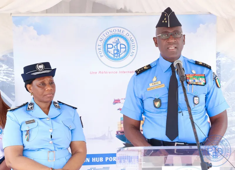 Image de Société. Dans une démarche visant à renforcer la sécurité portuaire et à intensifier la lutte contre les trafics illicites, le Directeur Général du Port Autonome d'Abidjan (PAA), Hien Yacouba Sié, a remis les clés d'un nouveau poste de police anti-drogue au Directeur Général de la Police nationale, Youssouf Kouyaté. Cette initiative, matérialisée par une cérémonie d'inauguration le mardi 20 février 2024, représente un engagement significatif dans la collaboration entre les autorités portuaires et la force de l'ordre, sous le regard attentif de la Directrice de la Police des Stupéfiants et des Drogues (DPSD), Mme Touré Mabonga épouse Bilé. Une Contribution Essentielle à la Sécurité Portuaire Hien Yacouba Sié, DG du PAA, affiche une détermination sans faille à jouer un rôle actif dans la préservation de la sécurité au sein du port. À travers la mise à disposition d'un poste de police dédié à la lutte contre les trafics de drogue et de substances psychotropes, il souligne l'importance cruciale de la collaboration entre les autorités portuaires et la police nationale pour maintenir un environnement sécurisé au Port d'Abidjan. L'événement a été marqué par la présence du DG de la Police, Youssouf Kouyaté, de la DPSD, Mme Touré Mabonga épouse Bilé, ainsi que de diverses autorités policières. Dans son discours, Hien Yacouba Sié a exprimé sa satisfaction d'accueillir la haute hiérarchie de la police et a félicité Youssouf Kouyaté et ses collaborateurs pour leur gestion exemplaire de la sécurisation de la CAN 2023. Il a souligné l'engagement continu de la police dans la sécurisation des biens et des personnes dans le domaine portuaire. M. Sié a également mis en avant l'importance de l'image des ports en termes de sûreté et de sécurité, déclarant : "La compétitivité des ports, ce n’est pas que la quantité des marchandises traitées, c’est aussi l’impression, les perceptions de sureté et de sécurité que ressentent les citoyens et les acteurs portuaires." Un Appui Concret à la Lutte Contre le Trafic de Drogue L'autorité portuaire se montre déterminée à fournir les moyens nécessaires pour permettre aux policiers de travailler dans des conditions optimales. La remise des clés du nouveau poste anti-drogue en est un exemple concret. Hien Yacouba Sié a souligné : "Les locaux dont vous recevrez toute à l’heure les clés, participent à cela. Vous l’avez dit vous-même, vous vous engagez à en faire bon usage. Je voudrais souhaiter que vos collaborateurs qui en auront la gestion en fassent bon usage." Cette initiative s'accompagne d'un geste symbolique avec la remise de poissons aux autorités concernées, démontrant ainsi un soutien tangible. Youssouf Kouyaté, DG de la Police nationale, a exprimé sa joie d'assister à la cérémonie de remise des clés des locaux à la DPSD basée au Port autonome d’Abidjan. Il a souligné l'importance de cette initiative en montrant que les autorités reconnaissent la nécessité de renforcer la sécurité. Il a salué l'engagement de Hien Yacouba Sié dans la protection des personnes, des biens et des institutions de la République. "A travers la réhabilitation de l’ancien bureau de la DPSD, la construction d’un nouveau bâtiment et la mise à disposition de deux véhicules neufs, vous démontrez, Monsieur le directeur général, votre qualité de grand commis de l’État au service des populations", a-t-il déclaré. Engagement Continu dans la Lutte Contre la Criminalité Youssouf Kouyaté a réitéré la reconnaissance de la police envers Hien Yacouba Sié pour son soutien constant dans la lutte contre la criminalité dans la zone portuaire. Il a assuré que les policiers poursuivront avec dévouement l’exécution de leurs missions régaliennes, contribuant au bien-être des populations et au bon déroulement des activités portuaires. L'appel à redoubler d'effort dans la prévention et la répression du trafic de drogue et de la criminalité, sous toutes ses formes, a été lancé à ses collaborateurs. L'inauguration du poste de police anti-drogue au Port autonome d'Abidjan marque un pas significatif dans la coopération entre les autorités portuaires et la police nationale pour garantir la sécurité au sein du port. Cette initiative, saluée par les acteurs concernés, met en lumière l'importance cruciale de la collaboration interinstitutionnelle dans la lutte contre les trafics illicites. Alors que le port se dote de moyens supplémentaires pour renforcer sa sécurité, une question persiste : comment cette collaboration renforcée contribuera-t-elle à la prévention et à la répression des activités criminelles dans le domaine portuaire, et quels en seront les impacts à long terme sur la sécurité nationale?