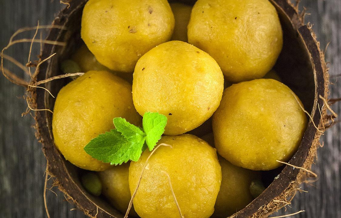 Image de Cuisine. La gastronomie ivoirienne, riche en saveurs et en traditions, se distingue par ses plats emblématiques. Parmi eux, le Foutou à la banane plantain et au manioc, une délicieuse spécialité culinaire qui séduit les papilles des Ivoiriens et des amateurs de cuisine exotique. Découvrons ensemble les étapes de préparation de ce mets authentique, ainsi que les astuces pour le sublimer. Les Ingrédients Authentiques Dans la réalisation du Foutou à la banane plantain et au manioc, le choix des ingrédients est essentiel pour garantir l'authenticité du plat. Voici la liste des éléments nécessaires : - Banane plantain (5 unités) - Manioc (1 racine) - Farine de manioc (1 sachet) Préparation Traditionnelle La préparation du Foutou révèle l'art culinaire ivoirien dans toute sa splendeur. Suivez ces étapes méticuleusement pour un résultat succulent : 1. Épluchez les bananes plantains et la racine de manioc, puis découpez-les en morceaux. 2. Dans une casserole, portez un grand volume d'eau à ébullition sur feu moyen. 3. Réduisez le feu à ébullition et plongez les morceaux de bananes plantains et de manioc dans l'eau. Laissez-les cuire pendant environ 20 minutes jusqu'à ce qu'ils soient tendres. 4. Une fois cuits, égouttez soigneusement les morceaux de bananes plantains et de manioc, puis transférez-les dans un grand mortier. 5. Pilez les ingrédients pour obtenir une purée lisse et homogène. 6. Transvasez la purée dans un saladier et ajoutez progressivement la farine de manioc, en mélangeant bien, jusqu'à obtenir une pâte de la consistance désirée (souple ou compacte). 7. Façonnez de grosses boules avec la pâte et disposez-les dans un plat de service. Le Foutou ainsi préparé peut être servi à l'apéritif, accompagné d'une sauce douce ou épicée selon vos préférences. C'est l'occasion de découvrir la diversité des saveurs ivoiriennes et de partager un moment convivial autour de ce plat traditionnel. Astuces pour Sublimer le Foutou Pour parfaire la réalisation de cette recette emblématique, quelques astuces s'imposent : - Choix des ingrédients : Optez pour des bananes plantains bien mûres et un manioc de qualité pour garantir la saveur authentique du Foutou. - Cuisson maîtrisée : Veillez à cuire les ingrédients jusqu'à ce qu'ils soient tendres, mais sans les surcuire pour préserver leur texture. - Pâtissage harmonieux : L'ajout progressif de la farine de manioc permet d'ajuster la consistance de la pâte selon vos préférences, qu'elle soit souple ou plus compacte. Le Foutou à la banane plantain et au manioc incarne la richesse culturelle et culinaire de la Côte d'Ivoire. En suivant ces étapes simples et en intégrant les astuces, chacun peut s'immerger dans l'art de la préparation de ce plat traditionnel. C'est également une invitation à la découverte de la gastronomie ivoirienne et à la fierté de partager un repas authentique. Quelle est votre expérience avec la cuisine ivoirienne, et comment envisagez-vous d'incorporer le Foutou à la banane plantain et au manioc dans votre répertoire culinaire ?