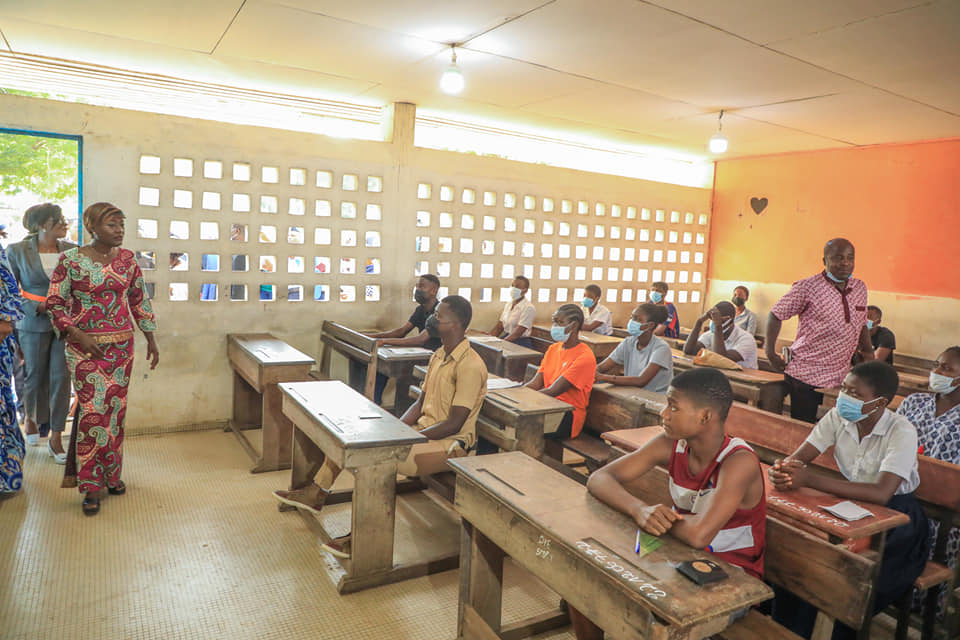 Image de Études/Devoirs. Le Ministère de l'Éducation Nationale et de l'Alphabétisation en Côte d'Ivoire a dévoilé le calendrier des examens scolaires pour l'année 2024, apportant clarté et anticipation aux candidats, enseignants et parents. Dans cet article, nous examinons en détail les dates clés des examens du Certificat d'Études Primaires Élémentaires (CEPE), du Brevet d'Études du Premier Cycle (BEPC) et du Baccalauréat (BAC), mettant en lumière les enjeux de cette période cruciale pour l'éducation nationale ivoirienne. Le Calendrier des Examens : Un Guide Crucial Le calendrier dévoilé par le Ministère de l'Éducation Nationale et de l'Alphabétisation offre une feuille de route précise pour les établissements primaires et secondaires en Côte d'Ivoire. Les candidats et les éducateurs peuvent désormais planifier leurs préparations en fonction des dates clés, marquant ainsi le début d'une période intense de révision et de concentration. L'examen du Certificat d'Études Primaires Élémentaires (CEPE) ouvrira le bal le mardi 21 mai 2024. Les plus petits, élèves des premières classes du primaire, seront les premiers à se mesurer à cet examen crucial. La proclamation des résultats est attendue pour le 3 juin 2024, marquant une étape significative dans le parcours académique de ces jeunes apprenants. Les candidats au Brevet d'Études du Premier Cycle (BEPC) se préparent à une période intense d'épreuves physiques et sportives du lundi 8 avril au vendredi 19 avril 2024. Les épreuves orales, planifiées du mercredi 22 au samedi 25 mai 2024, seront suivies des épreuves écrites du lundi 27 au vendredi 31 mai 2024. La publication des résultats du BEPC est prévue pour le 18 juin 2024. BAC : La Dernière Étape avant l'Enseignement Supérieur Pour les candidats au Baccalauréat (BAC), l'itinéraire académique atteint son point culminant avec des épreuves physiques et sportives du lundi 22 avril au samedi 4 mai 2024. Les épreuves orales auront lieu du mardi 4 au vendredi 14 juin pour le BAC technique, du lundi 10 au vendredi 14 juin pour le BAC artistique, et du mardi 11 au vendredi 14 juin pour le BAC général. Les épreuves écrites, moment déterminant pour chaque candidat, sont programmées du lundi 17 au samedi 22 juin 2024. La publication des résultats du BAC est fixée au lundi 8 juillet 2024. Une mention notable mérite d'être soulignée : contrairement aux années précédentes, l'année scolaire en Côte d'Ivoire n'a connu aucune perturbation. Cette stabilité a permis aux éducateurs et aux étudiants de se concentrer pleinement sur leurs objectifs académiques sans les interruptions qui ont parfois marqué les années précédentes. Perspectives et Préparations Intenses Alors que le calendrier des examens offre une structure temporelle claire, les candidats, enseignants et parents se préparent mentalement à la période intense qui les attend. Les mois à venir seront marqués par des révisions rigoureuses, des séances de préparation intense, et des moments de stress et d'anticipation pour les résultats. À l'approche de cette période cruciale pour l'éducation en Côte d'Ivoire, une question demeure : comment les candidats, soutenus par leurs enseignants et leurs familles, navigueront-ils à travers ces examens déterminants ? Les résultats à venir refléteront non seulement les performances individuelles, mais également l'efficacité du système éducatif dans la préparation des générations futures. Comment percevez-vous l'impact de cette période d'examens sur l'éducation nationale et sur l'avenir des jeunes apprenants en Côte d'Ivoire ?