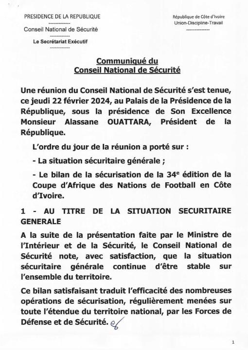 Image de Politique. Le 22 février 2024, le président Alassane Ouattara a pris une décision historique en accordant la grâce présidentielle à 51 prisonniers, dont plusieurs étaient impliqués dans les crises post-électorales et des atteintes à la sûreté de l'État. Cette mesure, annoncée après la réunion du Conseil national de sécurité (CNS), vise à consolider la paix dans le pays, marqué par des périodes tumultueuses, notamment lors des crises post-électorales. Les motivations derrière la grâce présidentielle La justification de cette décision émane directement du président lui-même, soulignant son engagement envers la consolidation de la paix en Côte d'Ivoire. Fidèle Sarassoro, directeur de cabinet du président, a mis en lumière le désir de favoriser la réconciliation nationale et de tourner la page sur les événements douloureux du passé. Cette mesure humanitaire s'inscrit dans une volonté politique de désamorcer les tensions et de construire un avenir plus serein pour le pays. Parmi les 51 personnes bénéficiaires de cette grâce présidentielle, on retrouve des figures notables telles que Dogbo Blé Brunot, Gnatoa Katet Paulin, Kipre Yagba, Soul to Soul, et bien d'autres. Certains de ces individus ont joué un rôle majeur dans les événements des crises post-électorales, marquant ainsi une diversité d'acteurs impliqués dans les troubles politiques passés. Les enjeux de la réconciliation nationale Cette décision présidentielle soulève des questions cruciales concernant les enjeux de la réconciliation nationale en Côte d'Ivoire. Alors que le pays tente de panser les plaies du passé, les défis et les perspectives pour une coexistence pacifique se dessinent. Les experts et les observateurs politiques se demandent si cette mesure audacieuse contribuera véritablement à apaiser les tensions et à créer les conditions nécessaires pour une stabilité durable. Au-delà des noms, chaque individu gracié a son propre parcours et son implication spécifique dans les événements passés. Explorer ces destins individuels offre une perspective plus nuancée sur la portée de la grâce présidentielle et sur les différentes dimensions des crises post-électorales. Les récits personnels de ces acteurs politiques soulignent l'importance de comprendre les motivations individuelles derrière les actions collectives. Comme toute décision politique majeure, la grâce présidentielle d'Alassane Ouattara n'échappe pas aux critiques. Certains estiment que cette mesure pourrait affaiblir le principe de justice, tandis que d'autres la considèrent comme un geste audacieux en faveur de la réconciliation. Les voix divergentes au sein de la société ivoirienne soulignent la complexité des enjeux liés à cette décision. Les perspectives d'avenir Au-delà de l'immédiateté de cette grâce présidentielle, les perspectives d'avenir pour la Côte d'Ivoire se dessinent. Les défis liés à la consolidation de la paix, à la construction d'institutions stables et à la promotion d'une culture politique inclusive restent des priorités. La question cruciale qui se pose maintenant est de savoir si cette mesure marquera le début d'une ère de stabilité et de prospérité pour le pays. En concluant cet article, une question ouverte s'impose : la grâce présidentielle accordée par Alassane Ouattara sera-t-elle le catalyseur d'une réconciliation nationale durable en Côte d'Ivoire, ou bien suscitera-t-elle de nouvelles interrogations sur la voie à suivre ? Seul le temps pourra répondre à cette question complexe, mais l'impact de cette décision restera sans aucun doute au cœur des débats et des réflexions sur l'avenir politique du pays.