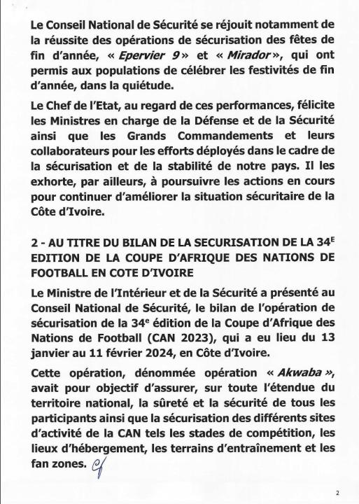 Deuxième Image de Politique. Le 22 février 2024, le président Alassane Ouattara a pris une décision historique en accordant la grâce présidentielle à 51 prisonniers, dont plusieurs étaient impliqués dans les crises post-électorales et des atteintes à la sûreté de l'État. Cette mesure, annoncée après la réunion du Conseil national de sécurité (CNS), vise à consolider la paix dans le pays, marqué par des périodes tumultueuses, notamment lors des crises post-électorales. Les motivations derrière la grâce présidentielle La justification de cette décision émane directement du président lui-même, soulignant son engagement envers la consolidation de la paix en Côte d'Ivoire. Fidèle Sarassoro, directeur de cabinet du président, a mis en lumière le désir de favoriser la réconciliation nationale et de tourner la page sur les événements douloureux du passé. Cette mesure humanitaire s'inscrit dans une volonté politique de désamorcer les tensions et de construire un avenir plus serein pour le pays. Parmi les 51 personnes bénéficiaires de cette grâce présidentielle, on retrouve des figures notables telles que Dogbo Blé Brunot, Gnatoa Katet Paulin, Kipre Yagba, Soul to Soul, et bien d'autres. Certains de ces individus ont joué un rôle majeur dans les événements des crises post-électorales, marquant ainsi une diversité d'acteurs impliqués dans les troubles politiques passés. Les enjeux de la réconciliation nationale Cette décision présidentielle soulève des questions cruciales concernant les enjeux de la réconciliation nationale en Côte d'Ivoire. Alors que le pays tente de panser les plaies du passé, les défis et les perspectives pour une coexistence pacifique se dessinent. Les experts et les observateurs politiques se demandent si cette mesure audacieuse contribuera véritablement à apaiser les tensions et à créer les conditions nécessaires pour une stabilité durable. Au-delà des noms, chaque individu gracié a son propre parcours et son implication spécifique dans les événements passés. Explorer ces destins individuels offre une perspective plus nuancée sur la portée de la grâce présidentielle et sur les différentes dimensions des crises post-électorales. Les récits personnels de ces acteurs politiques soulignent l'importance de comprendre les motivations individuelles derrière les actions collectives. Comme toute décision politique majeure, la grâce présidentielle d'Alassane Ouattara n'échappe pas aux critiques. Certains estiment que cette mesure pourrait affaiblir le principe de justice, tandis que d'autres la considèrent comme un geste audacieux en faveur de la réconciliation. Les voix divergentes au sein de la société ivoirienne soulignent la complexité des enjeux liés à cette décision. Les perspectives d'avenir Au-delà de l'immédiateté de cette grâce présidentielle, les perspectives d'avenir pour la Côte d'Ivoire se dessinent. Les défis liés à la consolidation de la paix, à la construction d'institutions stables et à la promotion d'une culture politique inclusive restent des priorités. La question cruciale qui se pose maintenant est de savoir si cette mesure marquera le début d'une ère de stabilité et de prospérité pour le pays. En concluant cet article, une question ouverte s'impose : la grâce présidentielle accordée par Alassane Ouattara sera-t-elle le catalyseur d'une réconciliation nationale durable en Côte d'Ivoire, ou bien suscitera-t-elle de nouvelles interrogations sur la voie à suivre ? Seul le temps pourra répondre à cette question complexe, mais l'impact de cette décision restera sans aucun doute au cœur des débats et des réflexions sur l'avenir politique du pays.