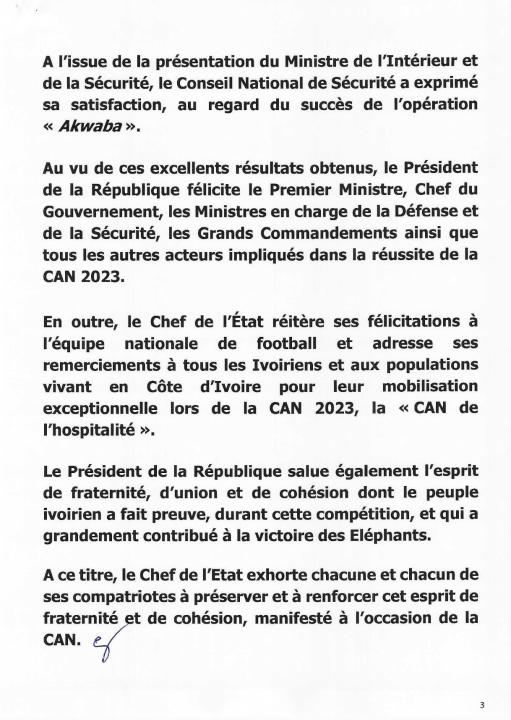 Troisième Image de Politique. Le 22 février 2024, le président Alassane Ouattara a pris une décision historique en accordant la grâce présidentielle à 51 prisonniers, dont plusieurs étaient impliqués dans les crises post-électorales et des atteintes à la sûreté de l'État. Cette mesure, annoncée après la réunion du Conseil national de sécurité (CNS), vise à consolider la paix dans le pays, marqué par des périodes tumultueuses, notamment lors des crises post-électorales. Les motivations derrière la grâce présidentielle La justification de cette décision émane directement du président lui-même, soulignant son engagement envers la consolidation de la paix en Côte d'Ivoire. Fidèle Sarassoro, directeur de cabinet du président, a mis en lumière le désir de favoriser la réconciliation nationale et de tourner la page sur les événements douloureux du passé. Cette mesure humanitaire s'inscrit dans une volonté politique de désamorcer les tensions et de construire un avenir plus serein pour le pays. Parmi les 51 personnes bénéficiaires de cette grâce présidentielle, on retrouve des figures notables telles que Dogbo Blé Brunot, Gnatoa Katet Paulin, Kipre Yagba, Soul to Soul, et bien d'autres. Certains de ces individus ont joué un rôle majeur dans les événements des crises post-électorales, marquant ainsi une diversité d'acteurs impliqués dans les troubles politiques passés. Les enjeux de la réconciliation nationale Cette décision présidentielle soulève des questions cruciales concernant les enjeux de la réconciliation nationale en Côte d'Ivoire. Alors que le pays tente de panser les plaies du passé, les défis et les perspectives pour une coexistence pacifique se dessinent. Les experts et les observateurs politiques se demandent si cette mesure audacieuse contribuera véritablement à apaiser les tensions et à créer les conditions nécessaires pour une stabilité durable. Au-delà des noms, chaque individu gracié a son propre parcours et son implication spécifique dans les événements passés. Explorer ces destins individuels offre une perspective plus nuancée sur la portée de la grâce présidentielle et sur les différentes dimensions des crises post-électorales. Les récits personnels de ces acteurs politiques soulignent l'importance de comprendre les motivations individuelles derrière les actions collectives. Comme toute décision politique majeure, la grâce présidentielle d'Alassane Ouattara n'échappe pas aux critiques. Certains estiment que cette mesure pourrait affaiblir le principe de justice, tandis que d'autres la considèrent comme un geste audacieux en faveur de la réconciliation. Les voix divergentes au sein de la société ivoirienne soulignent la complexité des enjeux liés à cette décision. Les perspectives d'avenir Au-delà de l'immédiateté de cette grâce présidentielle, les perspectives d'avenir pour la Côte d'Ivoire se dessinent. Les défis liés à la consolidation de la paix, à la construction d'institutions stables et à la promotion d'une culture politique inclusive restent des priorités. La question cruciale qui se pose maintenant est de savoir si cette mesure marquera le début d'une ère de stabilité et de prospérité pour le pays. En concluant cet article, une question ouverte s'impose : la grâce présidentielle accordée par Alassane Ouattara sera-t-elle le catalyseur d'une réconciliation nationale durable en Côte d'Ivoire, ou bien suscitera-t-elle de nouvelles interrogations sur la voie à suivre ? Seul le temps pourra répondre à cette question complexe, mais l'impact de cette décision restera sans aucun doute au cœur des débats et des réflexions sur l'avenir politique du pays.