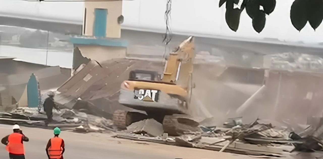 Image de Société. Les autorités du district autonome d'Abidjan ont déclenché une nouvelle phase de déguerpissements à Boribana, quartier précaire à Attécoubé, suscitant des interrogations après les récentes opérations à Gesco. Alors que les bulldozers gouvernementaux s'activent, les résidents, déjà marqués par des événements tumultueux, se retrouvent de nouveau au cœur de cette tourmente. Les Signes Précurseurs Après les remous à Yopougon Gesco, c'est au tour de Boribana d'être dans le collimateur des autorités. La population, déjà informée des opérations imminentes, a été surprise par le début anticipé des déguerpissements, initialement prévus pour le 24 février 2024. Cette précipitation soulève des questions sur la gestion de ces interventions délicates. La note d'information émise par les autorités, et obtenue par Linfodrome, conseille d'éviter la zone pour des raisons de sécurité. Ce conseil met en lumière la nature délicate et potentiellement conflictuelle de ces opérations, nécessitant une préparation minutieuse pour éviter tout dérapage. Avec environ 28 000 résidents concernés, la décision de déguerpissement frappe durement la population de Boribana. Les habitants, déjà méfiants après la reprise des opérations à Gesco, se demandent pourquoi certains quartiers semblent être traités de manière inégale. Des incertitudes persistent quant à la justification de ces déguerpissements, d'autant plus que des institutions éducatives ont également été touchées à Gesco. Disparités dans le Traitement des Quartiers La question épineuse des disparités dans le traitement des quartiers émerge, suscitant des inquiétudes quant à l'équité des décisions prises par les autorités. Les résidents se demandent pourquoi le déguerpissement de Boribana avait été interrompu précédemment, tandis qu'à Gesco, des institutions éducatives ont subi des dommages. Pour mieux comprendre la situation, revenons sur la chronologie des événements. Initialement prévu le 8 janvier 2024, le déguerpissement de Boribana avait été reporté, provoquant des réactions vives de la part des 28 000 résidents. Ces derniers avaient exprimé leur refus de voir leur quartier, présent depuis plus de 60 ans, détruit sans compensation. Les réactions passionnées des résidents de Boribana ont mis en lumière la profondeur des enjeux liés à ces déguerpissements. La population, attachée à son quartier historique, exprime des préoccupations quant à la destruction de son patrimoine sans compensation adéquate. Des soupçons ont émergé quant à une possible stratégie de "nettoyage" de la ville avant le lancement de la Coupe d'Afrique des Nations 2023. Cette hypothèse soulève des questions cruciales sur les priorités des autorités et les sacrifices imposés aux communautés vulnérables au nom de la préparation de l'événement sportif majeur. Extension des Opérations Outre Boribana, d'autres quartiers d'Attécoubé, tels que Nematoulaye, Gbébouto, Djéné-carré, et BANCO 2, sont également dans le viseur des autorités. Cette extension des opérations de déguerpissement souligne la détermination des autorités du district autonome d'Abidjan à poursuivre leur mission, malgré les préoccupations et les critiques. En conclusion, Boribana se trouve à un carrefour critique, entre la pression des déguerpissements en cours et les doutes persistants quant à la justification de ces actions. La population se demande quel sera le visage de son quartier après cette intervention gouvernementale. Dans l'ombre de ces événements, une question demeure ouverte : quel avenir attend Boribana et les quartiers précaires d'Attécoubé face à cette vague de déguerpissements ?