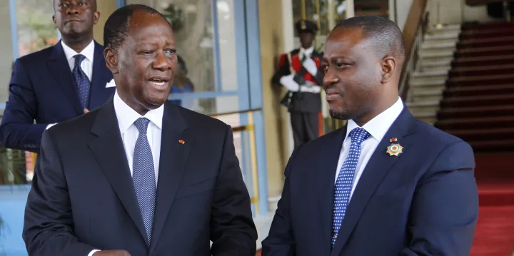 Image de Politique. La récente grâce présidentielle accordée à des cadres de GPS par Alassane Ouattara le jeudi 22 février 2024 a ravivé les spéculations politiques en Côte d'Ivoire. Mamadou Traoré, proche de Guillaume Soro, prend la parole et évoque la possibilité d'une alliance politique stratégique entre le président actuel et son mentor. Dans cet article, nous explorerons les déclarations de Mamadou Traoré, les clarifications apportées, et les implications potentielles d'une telle alliance sur le paysage politique ivoirien. Une Grâce Présidentielle Sous les Projecteurs La décision du président Alassane Ouattara d'accorder la grâce présidentielle à des membres de GPS, dont Souleymane Kamaraté et Affoussiata Bamba Lamine, a été saluée par Mamadou Traoré. Actif sur les réseaux sociaux, ce dernier a partagé ses réflexions, ouvrant ainsi une fenêtre sur les possibles évolutions politiques à venir. Sur sa page Facebook, Mamadou Traoré a exprimé sa satisfaction quant à la libération des membres de GPS tout en apportant des clarifications cruciales. Il a félicité le président Ouattara tout en affirmant sa position clairement opposée à une adhésion au RHDP. "Je suis très heureux de la libération de mes compagnons du GPS. J'ai publiquement remercié le président Alassane Ouattara pour cela. Je lui ai même donné un surnom honorable, celui de 'l'ange de l'apaisement'," a-t-il déclaré. Cependant, il a catégoriquement rejeté l'idée de rejoindre le RHDP, soulignant son rôle d'opposant et son engagement à critiquer toute gouvernance jugée inadéquate. Une Position Ferme Concernant le RHDP Mamadou Traoré a insisté sur sa ferme intention de ne jamais rejoindre le RHDP, et a déclaré avec conviction : "Je ne rejoindrai jamais le RHDP. Et je sais que mon leader, Guillaume Soro, ne commettra pas cette grave erreur politique." Cette affirmation souligne la clarté de sa position en tant qu'opposant au parti au pouvoir. Pourtant, dans un revirement notable, Mamadou Traoré a évoqué la possibilité d'une alliance politique stratégique entre Guillaume Soro et Alassane Ouattara. Il a souligné que malgré son opposition personnelle au RHDP, une collaboration entre les deux leaders n'était pas à exclure. "Il n'est pas impossible que demain, mon leader établisse avec le leader du RHDP une alliance politique stratégique. En politique, toute forme d'alliance stratégique est possible," a-t-il déclaré. Cette déclaration intervient à un moment crucial, alors que des discussions sont en cours entre Guillaume Soro et le pouvoir d'Abidjan en vue de son retour en Côte d'Ivoire. Exilé depuis près de cinq ans et confronté à des condamnations et un mandat d'arrêt international, l'ancien chef du Parlement ivoirien pourrait jouer un rôle pivot dans les évolutions politiques à venir. Réactions et Spéculations de l'Opinion Publique Les déclarations de Mamadou Traoré ont suscité des réactions diverses au sein de l'opinion publique ivoirienne. Certains saluent la maturité politique exprimée par Traoré, soulignant la nécessité de dialogue pour la stabilité du pays. D'autres expriment des préoccupations quant aux implications possibles d'une telle alliance sur la dynamique politique déjà complexe de la Côte d'Ivoire. En conclusion, les récents développements suggèrent une complexité croissante dans le paysage politique ivoirien. La question qui demeure ouverte est celle de l'avenir politique de la Côte d'Ivoire. Comment cette possible alliance entre Guillaume Soro et Alassane Ouattara pourrait-elle redéfinir la scène politique du pays ? Les prochains mois seront cruciaux pour observer l'évolution de cette situation intrigante et anticiper les possibles répercussions sur la stabilité politique de la Côte d'Ivoire.