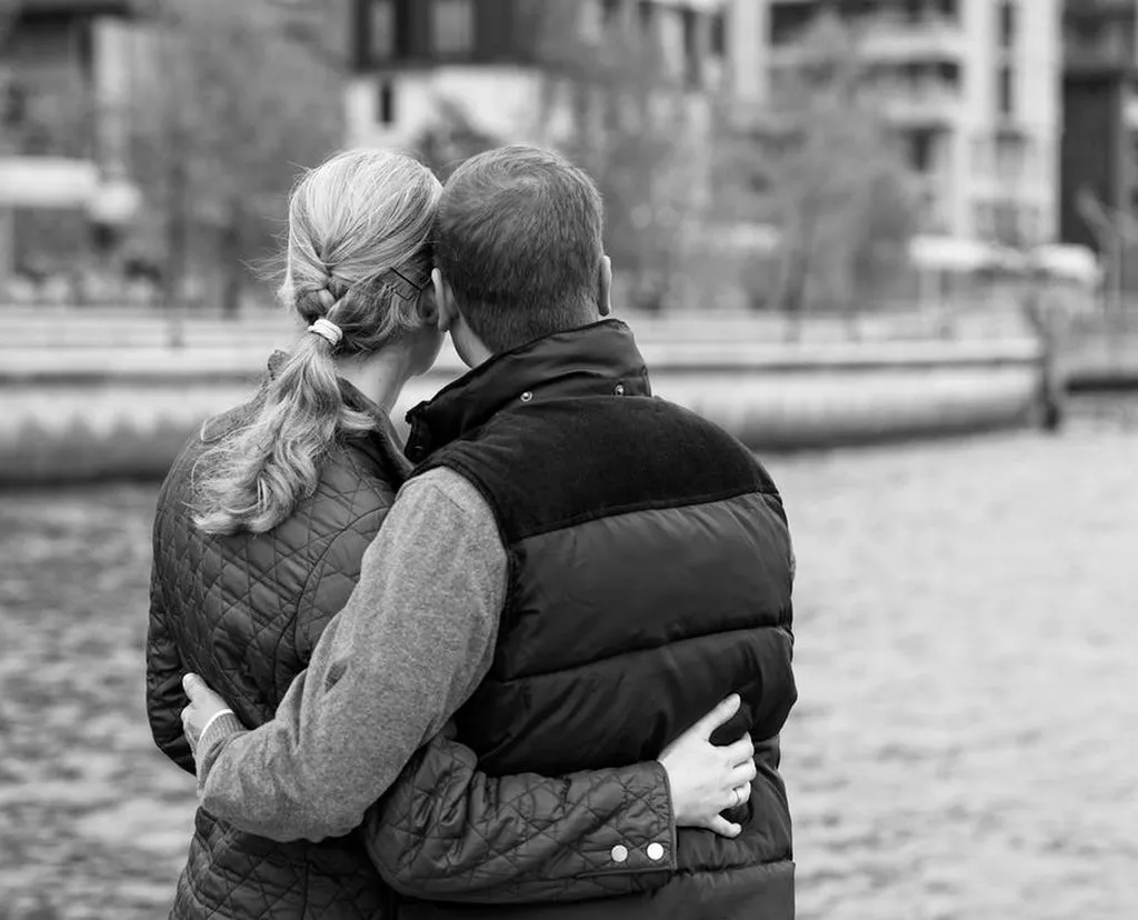 Image de Amour/Couple. Je voulais partager avec vous mon expérience personnelle et les réflexions que j'ai eues sur le fait que je suis inexplicablement attiré par des femmes d'âge mûr. C'est un aspect de ma vie qui a suscité de nombreuses interrogations de ma part, et j'espère que ce partage ouvrira la porte à une discussion ouverte et respectueuse. Je me retrouve dans une situation paradoxale où des femmes de mon âge expriment leur amour pour moi, mais je ne ressens pas cette même attirance envers elles. C'est quelque chose qui m'a fait me questionner sur la normalité de mes sentiments et sur la nature complexe de l'attirance romantique. Analyse et Auto-Questionnement Je vais essayer de comprendre ensemble si ce type d'attirance est normal. Est-ce que d'autres membres du forum ont traversé des expériences similaires , c'est-à-dire être attirés par des femmes plus âgées ? Comment ont-ils géré ces sentiments et ces questionnements ? Explorons également l'influence de la société et des normes sur nos préférences amoureuses. Est-ce que nos attirances sont façonnées par des normes préétablies ou est-ce une réaction individuelle et unique ? J'encourage tous les membres du forum à partager leurs expériences et leurs réflexions. Comment percevez-vous ce type d'attirance ? Avez-vous déjà été confronté à des sentiments similaires ? En résumé, cette discussion n'a pas pour but de juger, mais plutôt de comprendre et d'échanger nos points de vue. Chacun a ses propres préférences, et il est important de respecter la diversité des expériences humaines. Merci de prendre le temps de partager vos réflexions, et ensemble, explorons ce sujet complexe de l'attirance et de la diversité des relations humaines.