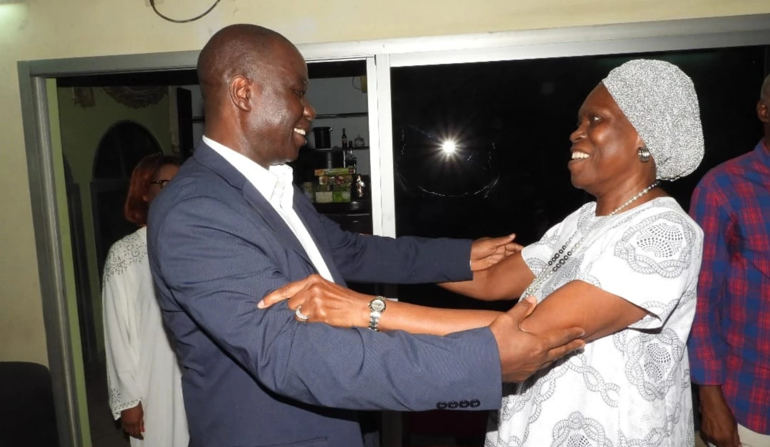 Image de Politique. Le 22 février 2024 marquera à jamais l'histoire du général Bruno Dogbo Blé, libéré après 13 ans d'incarcération. Un moment empreint de joie et d'émotion qui a réuni la présidente du MGC, Madame Simone Ehivet Gbagbo, dans une visite significative chez "son fils" fraîchement libéré. Les Retrouvailles Attendues Au cœur de la Riviera Palmeraie à Abidjan, le Général, debout et droit, a exprimé son impatience en attendant la visite de celle qu'il considère comme sa "maman". Une rencontre chargée d'émotion où l'étreinte maternelle a scellé des années de séparation. "C'est maman qui vient là ?", s'est-il exclamé, mettant en lumière la relation particulière qui les unit. Madame Simone Ehivet Gbagbo a partagé des paroles empreintes d'optimisme : "Que le sol ivoirien te reçoive avec joie et qu'il te donne une rapide régénérescence." Des remerciements chaleureux à Dieu pour avoir préservé la vie du général durant ces années difficiles ont souligné la gravité de son épreuve. L'Annonce du Procureur de la République Les détails de sa libération ont émergé dans les échanges entre le Général et la présidente du MGC. Le Procureur de la République, dans une annonce surprise vers 16 heures, a confirmé l'absence de billet de sortie prévu pour le général. "Ma mission est juste de m'assurer que vous êtes parti d'ici", a-t-il déclaré, laissant transparaître le mystère qui a entouré cette libération. Le général a partagé l'attente anxieuse de la veille, où aucune information sur sa libération n'était disponible. Ses affaires prêtes depuis la veille, il a souligné la fatigue morale des militaires dans de telles situations. Une immersion dans les coulisses de cette libération inattendue, soulignant l'incertitude qui a prévalu jusqu'à la dernière minute. Dans un échange poignant, la présidente du MGC et le général ont évoqué les années passées dans le même bâtiment sans jamais se rencontrer. Ils étaient tous deux détenus à l'École de gendarmerie d'Abidjan, aux côtés de l'Amiral Vagba Faussignaux, avant la libération de Madame Gbagbo en août 2018. Les conditions difficiles de détention, la solitude, et l'absence de contact avec le monde extérieur ont été des aspects dévoilés au grand jour. Des Conditions de Détention Poignantes Le général Dogbo Blé a partagé des détails sur les conditions difficiles de sa détention, notamment à l'École de gendarmerie, où il était seul dans une petite pièce sans fenêtres. À Korhogo, il a vécu avec 26 autres prisonniers, dormant sur des nattes à même le sol. Des réalités crues d'une détention souvent méconnue du grand public. Madame Gbagbo a salué le courage du général, soulignant la bravoure dont il a fait preuve. Ces moments intenses ont mis en lumière la résilience face à l'adversité. Après cette rencontre émouvante, elle s'est retirée, laissant à la famille le privilège de célébrer ce moment mémorable. Un Nouveau Chapitre pour Dogbo Blé et la Côte d'Ivoire Ces retrouvailles symbolisent bien plus que la fin d'une épreuve personnelle pour le général Dogbo Blé. Elles marquent le début d'une nouvelle étape, non seulement dans sa vie, mais également dans le paysage politique de la Côte d'Ivoire. Le retour de cette figure emblématique suscite des interrogations sur l'avenir politique du pays. Quel Avenir pour Dogbo Blé et la Côte d'Ivoire ? Alors que les retrouvailles émotionnelles ont eu lieu, une question demeure en suspens : quel sera l'impact du retour de Dogbo Blé sur la scène politique ivoirienne ? Une interrogation qui plane et intrigue, ouvrant la voie à une réflexion sur les possibles développements futurs dans ce pays au destin mouvementé.