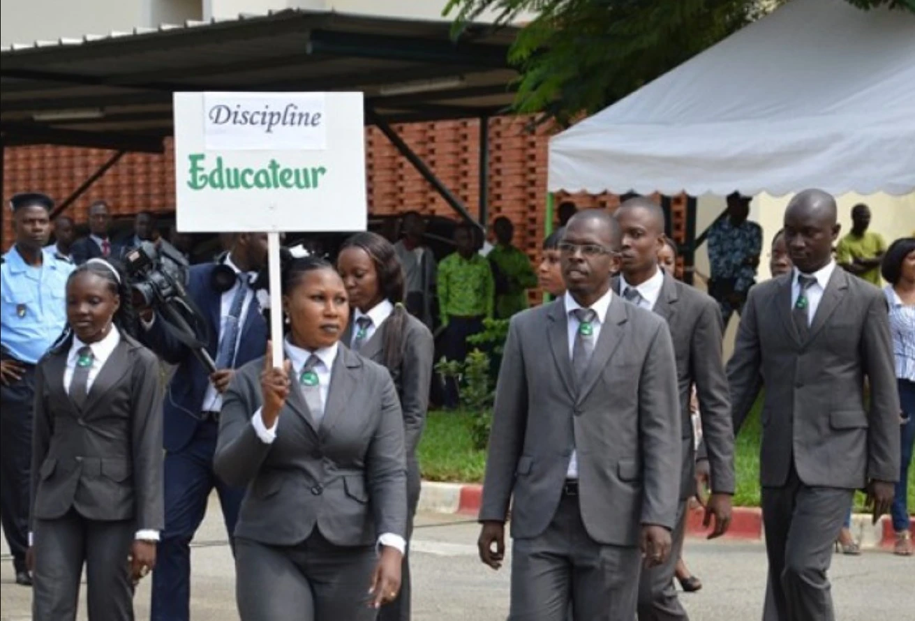 Image de Études/Devoirs. L'Ecole Normale Supérieure d'Abidjan annonce l'ouverture de ses portes pour le très attendu Concours ENS Éducateur 2024. Cette prestigieuse institution offre une opportunité unique aux aspirants éducateurs, avec des critères d'admission exigeants et des étapes d'inscription spécifiques. Découvrons en détail comment saisir cette chance exceptionnelle. Préinscriptions en Ligne Le processus d'inscription commence par les préinscriptions en ligne sur le site officiel dédié au concours :. Les candidats ont jusqu'au 31 mars 2024 pour soumettre leur candidature. Une attention particulière est portée à la date de naissance, les postulants devant être nés après le 31 décembre 1985. Les conditions d'admission requièrent un BAC (ou BT) accompagné d'un DEUG, DUEL, DUES, Licence, ou équivalent. Les détenteurs d'un BTS doivent présenter une admission définitive ou une équivalence signée par la DEXCO. Les diplômés d'un DUT de l'INPHB et D.A.A.C. + BAC : INSAAC sont également éligibles. Pour les diplômes obtenus à l'étranger ou dans un établissement privé, une équivalence doit être obtenue auprès de la Direction de l'Enseignement Supérieur (DESUP) située à la commune du Plateau, Immeuble Lamblin. Frais d'Inscription et Constitution du Dossier Les candidats doivent s'acquitter de frais d'inscription d'environ 50 000 francs CFA. Le dossier de candidature doit comprendre plusieurs éléments, dont une fiche de candidature en ligne attestant du paiement du droit de concours, une photocopie non légalisée de l'extrait d'acte de naissance, la carte nationale d'identité, les photocopies non légalisées des diplômes requis, et une pochette à retirer au Service des Examens et Concours. Une attention particulière est portée à l'harmonisation des noms et prénoms sur toutes les pièces du dossier. En cas de discordance, les candidats doivent présenter un acte d'individualité pour éviter toute complication. Le Concours ENS Éducateur 2024 offre une opportunité unique aux aspirants éducateurs de rejoindre cette institution d'excellence. Les candidats sont invités à suivre scrupuleusement les étapes d'inscription et à constituer leur dossier en respectant les conditions énoncées. La concurrence sera forte, mais la réussite dans cette aventure éducative en vaut la peine. Bonne chance à tous les candidats ! En clôture, une question demeure : Comment les futurs éducateurs peuvent-ils contribuer de manière significative à l'évolution de l'enseignement supérieur en Côte d'Ivoire? L'ENS Éducateur 2024 ouvre la porte à des réflexions sur le rôle de l'éducation dans la société moderne et sur la façon dont les éducateurs peuvent façonner l'avenir.