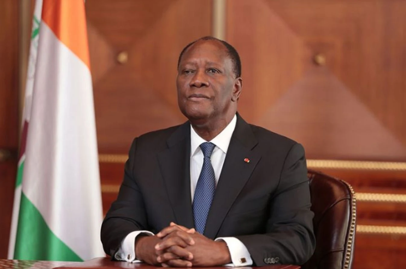 Image de Affaires Etrangères. Le Sommet extraordinaire de la CEDEAO, qui s'est déroulé le 24 février à Abuja, au Nigéria, a été marqué par la participation active du Président ivoirien, Alassane Ouattara. Au cœur des discussions : la situation sécuritaire et politique dans la sous-région. L'allocution du Président a mis en lumière les défis auxquels la région est confrontée, en particulier le retrait annoncé du Mali, du Burkina Faso et du Niger de la CEDEAO. Un Contexte d'Incertitude D'emblée, le Président Ouattara a souligné le "moment de grande incertitude" au sein de la CEDEAO. Une incertitude alimentée par une situation sécuritaire et humanitaire préoccupante au Sahel et au-delà. Le chef d'État ivoirien a mis en exergue la demande de retrait de la CEDEAO formulée par ces trois pays, un élément qui remet en question le modèle d'unité et d'intégration économique et politique de la Communauté. Alassane Ouattara a examiné les circonstances entourant le retrait du Mali, du Burkina Faso et du Niger. Il a souligné les éléments clés, notamment le départ forcé des Forces internationales, la sortie des accords de paix, les retards dans la mise en œuvre des chronogrammes de retour à l'ordre constitutionnel et la création de l'Alliance des États du Sahel. Selon le Président, ce retrait annoncé est "lourd de conséquences" pour le modèle d'intégration régionale et les objectifs de développement économique et social. Regrettant cette décision, le chef de l'État ivoirien a exprimé ses inquiétudes quant à un possible "sérieux recul" dans l'ambition de bâtir une communauté économique stable. Il a appelé à une action résolue pour ramener par le dialogue les autorités maliennes, burkinabè et nigériennes à reconsidérer leur position. Cette approche souligne l'importance du dialogue dans la résolution des différends et la préservation de l'unité régionale. Félicitations pour les Initiatives de la Troïka des Chefs d'État Le Président Ouattara a salué les initiatives du Président Faure Gnassingbé du Togo, en particulier pour ses actions ayant conduit à la libération du fils de Mohamed Bazoum du Niger. Il a réitéré la confiance en la Troïka des Chefs d'État, composée également des Présidents Patrice Talon du Bénin et Julius Maada Bio de la Sierra Leone, les encourageant à persévérer dans leur mission, définie lors du dernier sommet en décembre 2023. Afin de résoudre la situation de retrait des trois pays, le Président ivoirien a suggéré que la "Troïka des Chefs d'État" soit mandatée pour entamer des discussions avec le Mali, le Burkina Faso et le Niger. Toutefois, il a souligné la complexité de la tâche et la nécessité d'envisager tous les scénarios possibles. À cet égard, une task force technique de la Commission de la CEDEAO serait mise en place pour examiner les différentes étapes et conditions du retrait. Levée des Mesures Humanitaires au Sahel Abordant la situation humanitaire alarmante au Sahel, notamment au Niger, le Président Ouattara a soutenu la levée des mesures de fermeture des frontières et des sanctions commerciales. Il a plaidé spécifiquement pour la levée de la fermeture des frontières, de l'interdiction de survol, de la suspension des transactions commerciales, et du gel des avoirs du Niger dans les institutions financières de la CEDEAO. Le Président Ouattara a conclu son discours en réaffirmant "la solidarité de la Côte d'Ivoire" avec les peuples frères du Mali, du Burkina Faso et du Niger. Ces pays sont victimes de la violence des groupes armés terroristes et des régimes putschistes. En conclusion, la question ouverte qui se pose est la suivante : quelles mesures concrètes seront nécessaires pour atteindre la réconciliation régionale et surmonter les défis actuels? Comment la CEDEAO peut-elle garantir une intégration et une stabilité durables dans un contexte de retrait potentiel?