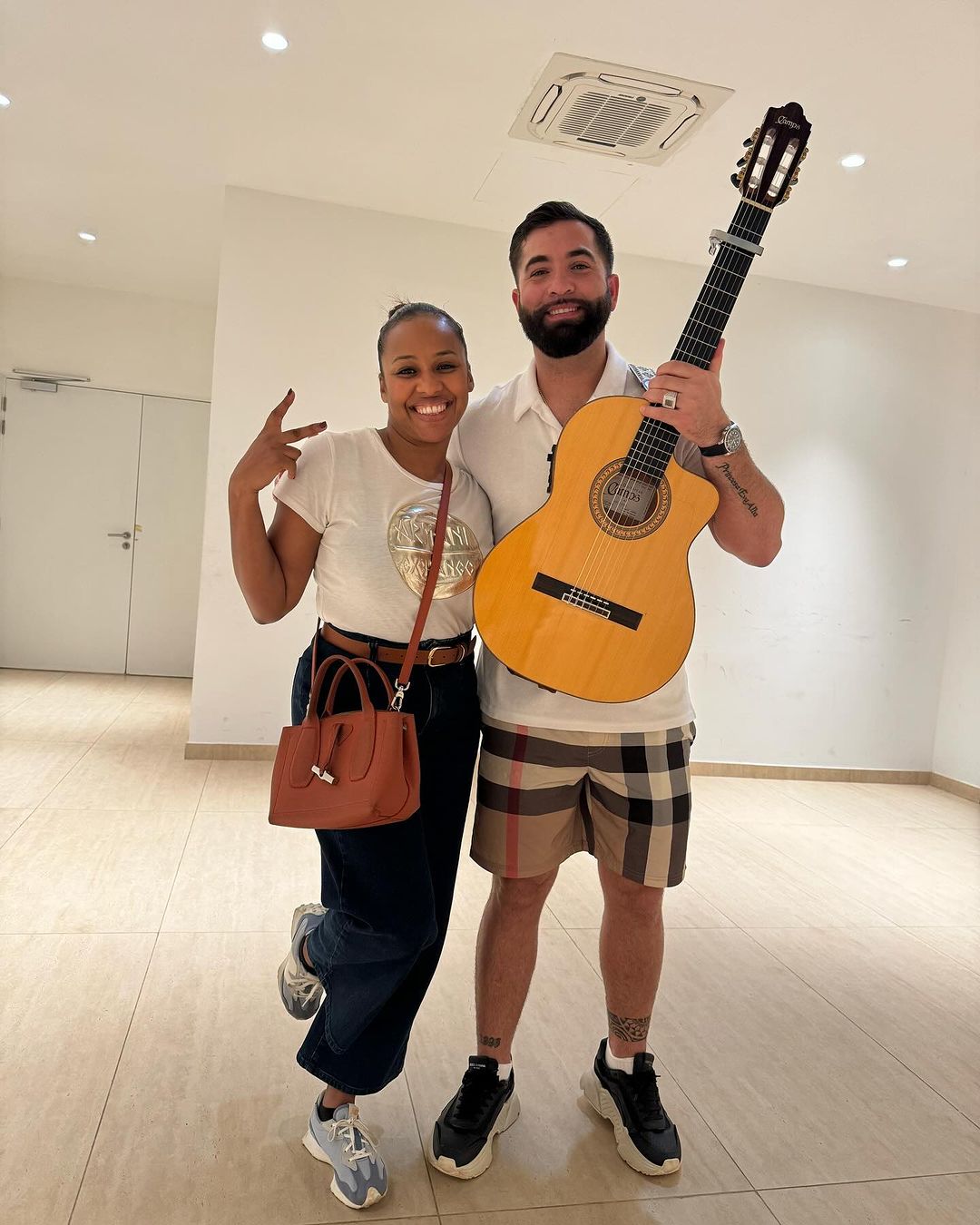 Image de Musique/Radio. Hier soir, les mélodies envoûtantes de Kendji Girac ont résonné à travers Abidjan, captivant le public venu en masse pour assister à un spectacle exceptionnel. Parmi les spectateurs, la célèbre artiste Teeyah, connue pour sa voix enchanteresse et son charisme sur scène, a pris place dans l'audience. Cet article offre un regard intime sur la soirée mémorable à laquelle Teeyah a participé en tant que simple admiratrice. La Magie de la Scène La première partie du concert a immédiatement transporté le public dans un univers musical unique. Kendji Girac, avec son énergie contagieuse, a enflammé la scène, faisant vibrer la salle entière. Les mélodies entraînantes et les paroles poignantes ont créé une atmosphère magique, captivant l'attention de tous. Dans la foule enthousiaste, Teeyah s'est laissée emporter par la magie de la performance. Ses yeux pétillaient d'admiration, et son sourire reflétait la complicité artistique qui unit les grands talents. Bien que Teeyah soit une artiste accomplie, la passion et le professionnalisme de Kendji Girac ont suscité chez elle une admiration sincère. Des Moments d'Émotion Partagés Au fil du concert, une connexion artistique palpable s'est établie entre Kendji et son public, Teeyah incluse. Chaque note résonnait comme une invitation à plonger dans un monde où la musique transcende les frontières. Les morceaux phares ont suscité des réactions passionnées de la part du public, Teeyah n'étant pas en reste, exprimant ses émotions à travers des applaudissements chaleureux. La diversité musicale du concert a également contribué à rendre la soirée inoubliable. Des ballades romantiques aux rythmes endiablés, Kendji Girac a offert un spectacle riche en nuances. Teeyah, passionnée par la musique sous toutes ses formes, a pleinement apprécié cette variété, montrant ainsi l'étendue de son amour pour l'art. Un Concert sous le Signe de la Convivialité Au-delà de la performance musicale, Kendji Girac a su créer une atmosphère conviviale, établissant un dialogue chaleureux avec son public. Teeyah, bien que présente en tant qu'observatrice, a ressenti cette proximité, renforçant ainsi la connexion entre l'artiste et son auditoire. Un moment particulièrement marquant a été la séquence acoustique où Kendji, accompagné de sa guitare, a partagé des instants intimes avec la foule. Teeyah, immergée dans cette expérience, a ressenti l'émotion pure qui émanait de chaque note, illustrant la puissance de la musique live. Le concert a atteint son apogée avec des morceaux emblématiques, provoquant une explosion d'applaudissements et d'acclamations. Teeyah, debout parmi les spectateurs, a été témoin de cette apothéose, partageant le bonheur commun avec ses compagnons d'un soir. Teeyah, Témoin Privilégié En tant que témoin privilégié de cette soirée mémorable, Teeyah a été touchée par la passion et le dévouement de Kendji Girac envers son art. L'admiration qu'elle porte à son collègue artiste s'est renforcée, laissant une empreinte durable dans son cœur d'artiste. En conclusion, la soirée au concert de Kendji Girac à Abidjan a été bien plus qu'un simple spectacle musical. Teeyah, en tant que spectatrice, a vécu une expérience artistique profonde, partageant les émotions du public et célébrant la magie de la musique en direct. Cette soirée restera à jamais gravée dans la mémoire de Teeyah, une artiste qui, même depuis le public, sait reconnaître et apprécier l'excellence artistique.