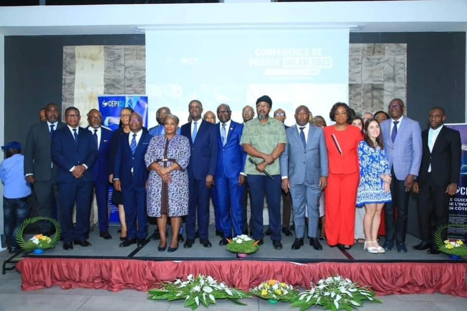 Image de Célébrités. Isabelle Béké, une figure éminente dans le monde des affaires, a récemment partagé son expérience à la Conférence Bilan du Centre de Promotion des Investissements en Côte d'Ivoire (CEPICI). À l'invitation de Mme Solange AMICHIA, Directeur Général du CEPICI Officiel, Béké a apporté des insights cruciaux sur le dynamisme économique de la région. Ce discours captivant offre un aperçu des réalisations passées, des défis surmontés et des perspectives ambitieuses pour l'avenir. Attractivité du pays : 1000 milliards d'investissements agréés et 25.000 entreprises créées en 2023 L'un des points saillants de la conférence était la révélation par Mme Solange AMICHIA que le CEPICI avait réussi à mobiliser 1000 milliards d'investissements agréés au cours de l'année 2023. Ces investissements ont été cruciaux pour la croissance économique de la Côte d'Ivoire, démontrant clairement l'attractivité du pays aux yeux des investisseurs nationaux et internationaux. En parallèle, la création de plus de 25.000 entreprises témoigne de l'élan entrepreneurial qui anime la région. Isabelle Béké a souligné avec enthousiasme que l'environnement des affaires en Côte d'Ivoire est en constante amélioration. Cette dynamique positive vise à renforcer la compétitivité du secteur privé. Un élément clé de cette progression est la prise en compte du nouvel indice B-Ready de la Banque Mondiale, soulignant l'engagement du pays à aligner ses pratiques commerciales sur les normes internationales. Perspectives 2024 : Objectif ambitieux de mobiliser 1454 milliards Les perspectives pour l'année 2024 sont ambitieuses, comme l'a souligné Isabelle Béké. Le CEPICI vise à mobiliser 1454 milliards d'investissements pour stimuler davantage le développement économique du pays. Atteindre cet objectif nécessitera une exécution rigoureuse de la stratégie de ciblage des investissements prioritaires du Centre, ainsi qu'une augmentation significative du taux de conversion des intentions d'investissement en investissements effectifs. Le CEPICI prévoit de concentrer ses efforts sur la mise en œuvre de sa stratégie de ciblage des investissements prioritaires. Cette approche ciblée vise à attirer des investissements dans des secteurs clés, contribuant ainsi de manière significative à la croissance économique. Isabelle Béké a souligné l'importance de cette approche stratégique, mettant en lumière les avantages de concentrer les ressources sur des secteurs spécifiques pour maximiser l'impact sur le développement global du pays. Accroître le taux de conversion des intentions en investissements effectifs Un défi crucial identifié par Isabelle Béké et le CEPICI est d'accroître le taux de conversion des intentions d'investissement en investissements effectifs. Alors que le pays attire un nombre croissant d'investisseurs, transformer ces intentions en actions concrètes nécessite des efforts concertés. Des mécanismes incitatifs, des réformes administratives et une communication efficace joueront un rôle clé dans la réalisation de cet objectif. En conclusion, le discours d'Isabelle Béké à la Conférence Bilan du CEPICI offre une vision stimulante de l'évolution économique de la Côte d'Ivoire. Les réalisations passées, les défis actuels et les perspectives ambitieuses pour l'avenir positionnent le pays comme un acteur majeur sur la scène économique mondiale. Avec une stratégie bien définie et une volonté manifeste d'attirer les investissements, la Côte d'Ivoire semble prête à embrasser un avenir prometteur et prospère.