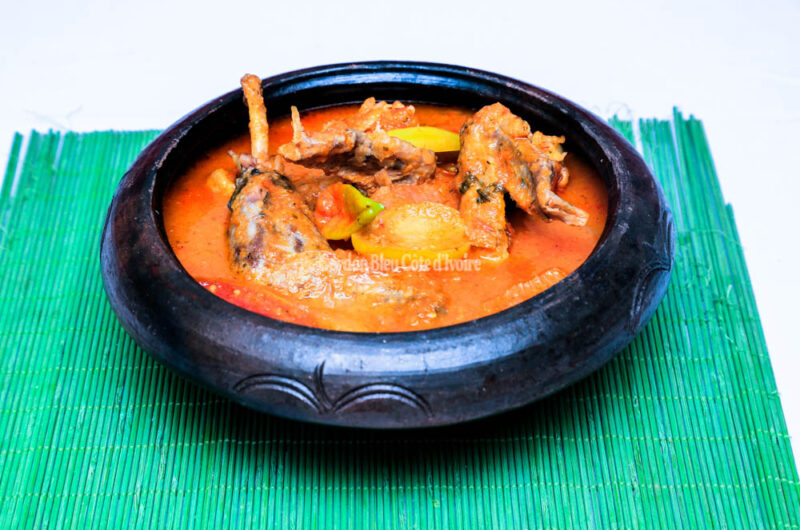 Deuxième Image de Cuisine. La Côte d'Ivoire, terre de diversité culturelle et culinaire, offre une expérience gustative inoubliable. Avec plus de 60 ethnies, le pays compte une multitude de plats, chacun portant les saveurs uniques de sa région d'origine. Même pour un court séjour à Abidjan, la métropole ivoirienne, il est impossible de passer à côté de ces délices. Découvrons ensemble un top 5 des plats à ne pas manquer, une invitation au festin des sens. Garba: L'Étoile Montante de la Cuisine Ivoirienne Le garba, également connu sous le nom de zéguen, s'élève au sommet de la gastronomie ivoirienne. Ce plat emblématique, devenu viral grâce aux réseaux sociaux, se compose de thon frit, d'attiéké (semoule de manioc), et d'un mélange savoureux de légumes tels que les oignons, les tomates et les piments. À l'origine vendu dans des petites gargottes de rue, le garba s'est modernisé pour être désormais disponible dans des fast-foods respectant des normes d'hygiène élevées. Découvrez les déclinaisons du garba, notamment l'attiéké de femmes et l'APF (attiéké et poisson fumé), offrant une diversité de saveurs et de textures. Kédjénou: Un Plongeon Culinaire dans la Tradition Baoulé Le kédjénou, dont le nom signifie "remuer dedans" en baoulé, une des ethnies ivoiriennes, est une expérience culinaire immergée dans la tradition. À l'origine, ce plat était concocté dans les champs avec des ingrédients de chasse tels que l'agouti ou le rat palmiste, agrémentés de légumes et de vin de palme. Aujourd'hui, le kédjénou se décline en plusieurs versions, mettant en vedette des viandes variées telles que le poulet, la pintade, le lapin, l'escargot, et même le poisson. Une escapade à Yamoussoukro, au cœur du pays baoulé, pourrait être la meilleure manière de déguster un kédjénou authentique. Sauce Graine: Un Festin de Palais dans les Régions Akan et Krou La sauce graine, répandue chez les Akan et les Krous, séduit par sa texture épaisse et son goût exquis. Élaborée à partir de graines de palme, cette sauce est préparée en les lavant, les cuisant, puis les pilant pour en extraire le jus. Accompagnée de légumes, de viande et/ou de poisson, elle peut également incorporer des crustacés. Certaines variantes, comme la sauce M’gbotta, apportent des twists uniques à cette spécialité. À Abidjan, des adresses renommées comme chez Léa, l’Atypik, ou l’Espace Mima vous convient à une dégustation mémorable. Sauce Copê ou Gombo: Une Delicatesse Déconcertante La sauce copê ou gombo peut dérouter par son aspect et sa texture, mais elle reste l'un des plats les plus prisés en Côte d'Ivoire. Préparée avec du gombo frais, cette sauce peut varier en complexité en fonction du temps de cuisson et de la quantité de gombo utilisé. Servie fumante, elle accompagne idéalement le placali, le tô, ou le riz. Des références comme Le placali Abouré ou Placali show chez Adjed à Abidjan vous promettent une expérience authentique de cette spécialité. Foufou et Sauce Kokotcha: Festin Ébrié sur la Table Le foufou, joyau culinaire des Ebriés, s'impose comme un véritable repas de fête en Côte d'Ivoire. À ne pas confondre avec le foutou, le foufou se distingue par son écrasement plutôt que son pilage. Réalisé à partir de banane ou d'igname, il est agrémenté d'un mélange d'huile rouge, de piment sec, et d'akpi grillé. La sauce kokotcha, composée de viande, de poissons, de légumes, et de banane, offre une symphonie de saveurs. À l'Atypik, plongez dans ce délicieux mariage de textures et de goûts. En conclusion, cette exploration gourmande en Côte d'Ivoire nous a emmenés à la rencontre de saveurs authentiques et de traditions culinaires riches. Ces cinq plats incontournables révèlent la diversité et la générosité de la gastronomie ivoirienne. Alors, qu'attendez-vous pour vous lancer dans cette aventure culinaire lors de votre prochaine visite en Côte d'Ivoire? La question demeure ouverte, et les délices n'attendent que d'être découverts.