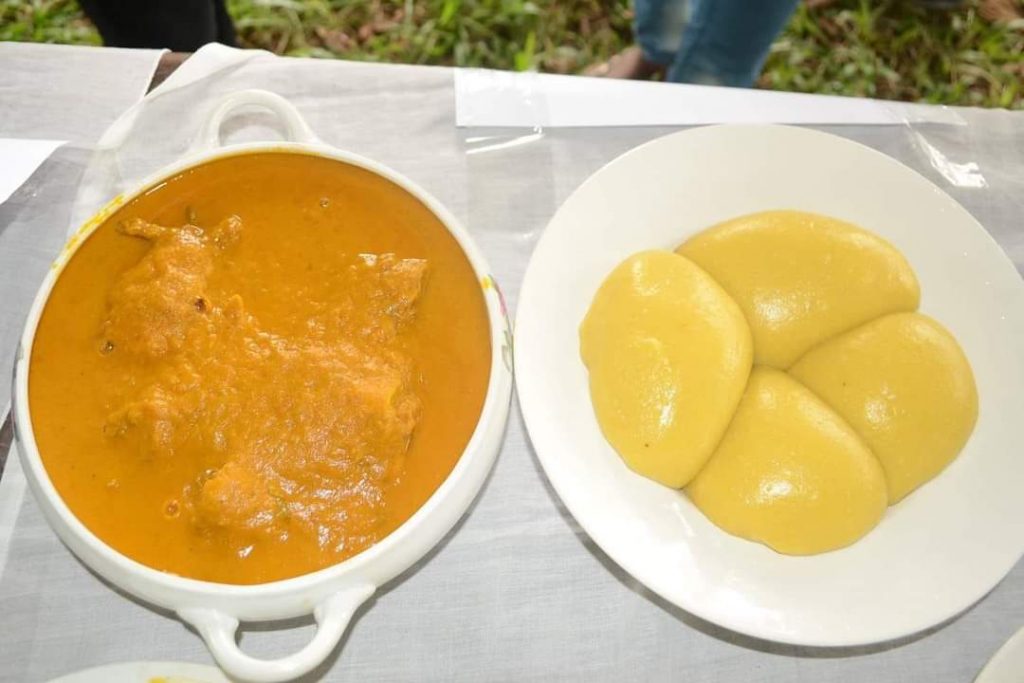 Troisième Image de Cuisine. La Côte d'Ivoire, terre de diversité culturelle et culinaire, offre une expérience gustative inoubliable. Avec plus de 60 ethnies, le pays compte une multitude de plats, chacun portant les saveurs uniques de sa région d'origine. Même pour un court séjour à Abidjan, la métropole ivoirienne, il est impossible de passer à côté de ces délices. Découvrons ensemble un top 5 des plats à ne pas manquer, une invitation au festin des sens. Garba: L'Étoile Montante de la Cuisine Ivoirienne Le garba, également connu sous le nom de zéguen, s'élève au sommet de la gastronomie ivoirienne. Ce plat emblématique, devenu viral grâce aux réseaux sociaux, se compose de thon frit, d'attiéké (semoule de manioc), et d'un mélange savoureux de légumes tels que les oignons, les tomates et les piments. À l'origine vendu dans des petites gargottes de rue, le garba s'est modernisé pour être désormais disponible dans des fast-foods respectant des normes d'hygiène élevées. Découvrez les déclinaisons du garba, notamment l'attiéké de femmes et l'APF (attiéké et poisson fumé), offrant une diversité de saveurs et de textures. Kédjénou: Un Plongeon Culinaire dans la Tradition Baoulé Le kédjénou, dont le nom signifie "remuer dedans" en baoulé, une des ethnies ivoiriennes, est une expérience culinaire immergée dans la tradition. À l'origine, ce plat était concocté dans les champs avec des ingrédients de chasse tels que l'agouti ou le rat palmiste, agrémentés de légumes et de vin de palme. Aujourd'hui, le kédjénou se décline en plusieurs versions, mettant en vedette des viandes variées telles que le poulet, la pintade, le lapin, l'escargot, et même le poisson. Une escapade à Yamoussoukro, au cœur du pays baoulé, pourrait être la meilleure manière de déguster un kédjénou authentique. Sauce Graine: Un Festin de Palais dans les Régions Akan et Krou La sauce graine, répandue chez les Akan et les Krous, séduit par sa texture épaisse et son goût exquis. Élaborée à partir de graines de palme, cette sauce est préparée en les lavant, les cuisant, puis les pilant pour en extraire le jus. Accompagnée de légumes, de viande et/ou de poisson, elle peut également incorporer des crustacés. Certaines variantes, comme la sauce M’gbotta, apportent des twists uniques à cette spécialité. À Abidjan, des adresses renommées comme chez Léa, l’Atypik, ou l’Espace Mima vous convient à une dégustation mémorable. Sauce Copê ou Gombo: Une Delicatesse Déconcertante La sauce copê ou gombo peut dérouter par son aspect et sa texture, mais elle reste l'un des plats les plus prisés en Côte d'Ivoire. Préparée avec du gombo frais, cette sauce peut varier en complexité en fonction du temps de cuisson et de la quantité de gombo utilisé. Servie fumante, elle accompagne idéalement le placali, le tô, ou le riz. Des références comme Le placali Abouré ou Placali show chez Adjed à Abidjan vous promettent une expérience authentique de cette spécialité. Foufou et Sauce Kokotcha: Festin Ébrié sur la Table Le foufou, joyau culinaire des Ebriés, s'impose comme un véritable repas de fête en Côte d'Ivoire. À ne pas confondre avec le foutou, le foufou se distingue par son écrasement plutôt que son pilage. Réalisé à partir de banane ou d'igname, il est agrémenté d'un mélange d'huile rouge, de piment sec, et d'akpi grillé. La sauce kokotcha, composée de viande, de poissons, de légumes, et de banane, offre une symphonie de saveurs. À l'Atypik, plongez dans ce délicieux mariage de textures et de goûts. En conclusion, cette exploration gourmande en Côte d'Ivoire nous a emmenés à la rencontre de saveurs authentiques et de traditions culinaires riches. Ces cinq plats incontournables révèlent la diversité et la générosité de la gastronomie ivoirienne. Alors, qu'attendez-vous pour vous lancer dans cette aventure culinaire lors de votre prochaine visite en Côte d'Ivoire? La question demeure ouverte, et les délices n'attendent que d'être découverts.