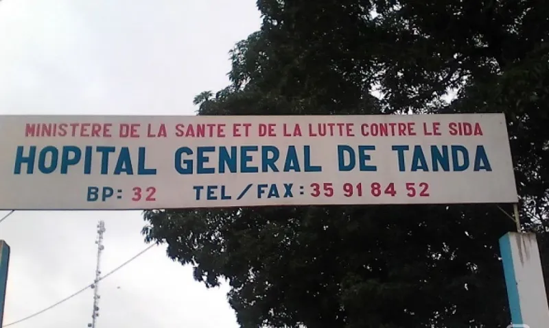 Image de Faits Divers. Un drame a frôlé la petite ville de Tanda dans la soirée du mardi 27 février 2024, lorsque le Sergent de police K.A. Wilfried a été blessé par balle lors d'une violente dispute avec sa concubine, I.L.Y. Rosine. Les circonstances de cet incident choquant révèlent une escalade de tension qui aurait pu avoir des conséquences tragiques. Des Détails Troublants de la Dispute Selon les informations recueillies, la querelle entre le Sergent de police et sa concubine a éclaté lorsque cette dernière a exprimé son intention de quitter la maison. La tension palpable a conduit le policier à solliciter l'aide d'un ami, un adjudant-chef des Eaux et Forêts, dans l'espoir de calmer la situation. Cependant, les événements ont pris une tournure inattendue lorsque le policier, loin de pacifier la situation, a jeté les affaires de sa concubine hors de la maison. L'intervention de l'ami des Eaux et Forêts n'a pas eu l'effet apaisant escompté. Au contraire, la colère du policier semblait augmenter, culminant avec un geste choquant : le lancement des affaires de sa concubine à l'extérieur. Le bruit d'un coup de feu a retenti, plongeant le domicile dans l'horreur. L'ami, témoignant de la scène, a découvert le policier en sang, tenant son pistolet encore fumant. La Fuite vers l'Hôpital Face à cette scène troublante, le policier blessé a pris la fuite sur sa moto en direction de l'hôpital général de Tanda. Les circonstances entourant la blessure demeurent floues, suscitant des questions sur une possible tentative de suicide pendant la dispute. La balle a pénétré sous le menton gauche pour ressortir à la tempe gauche. Les premiers soins prodigués à l'hôpital ont permis de stabiliser le blessé. Le commissaire de police de Tanda s'est rendu à l'hôpital après avoir été informé de l'incident. La concubine du policier était également présente au chevet de son compagnon. Actuellement, la vie du Sergent de police est hors de danger, et son arme de service a été récupérée. Cependant, l'énigme plane toujours sur les circonstances précises de l'incident. Réflexions sur la Gestion des Conflits Domestiques Cet événement tragique souligne l'importance cruciale de traiter les conflits domestiques de manière pacifique. Il met en lumière les défis auxquels sont parfois confrontés les membres des forces de l'ordre, même au sein de leur vie personnelle. L'incident suscite des questions sur les mesures à prendre pour prévenir de tels drames à l'avenir. Alors que la vie du Sergent de police semble hors de danger, l'enquête sur cet incident est probablement en cours pour déterminer les circonstances exactes et prendre les mesures appropriées. Ce drame résonne comme une sonnette d'alarme, invitant à réfléchir sur la nécessité de soutenir les membres des forces de l'ordre dans la gestion des pressions personnelles. Comment pouvons-nous mieux soutenir nos forces de l'ordre au quotidien et prévenir de tels incidents tragiques à l'avenir ? La question demeure ou