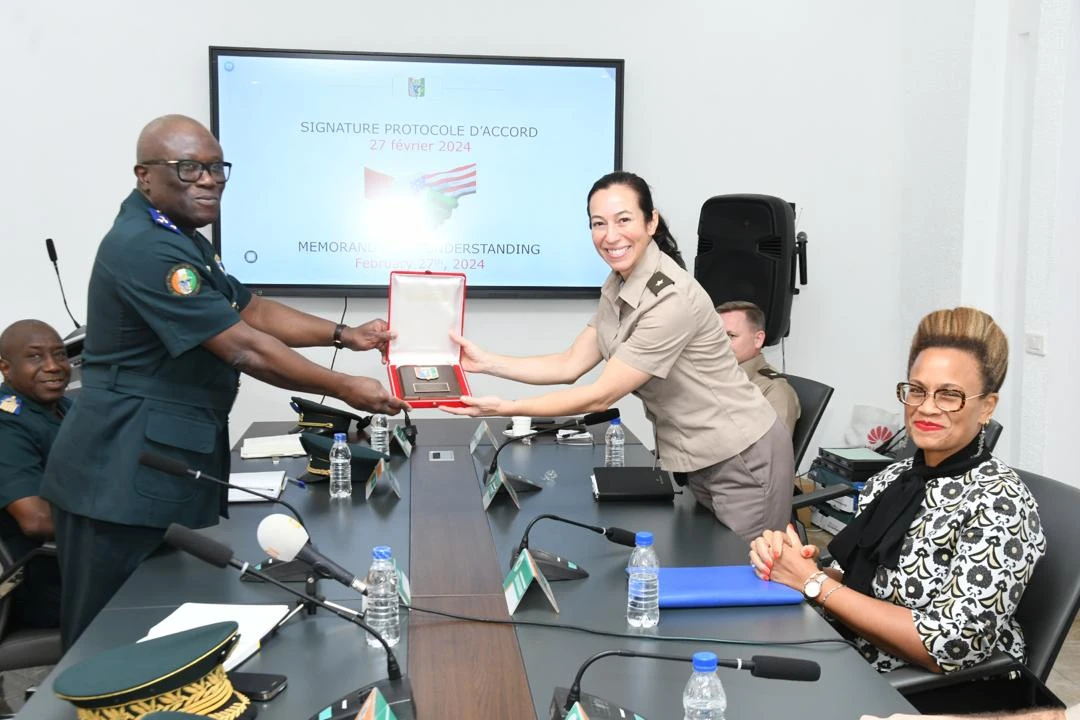 Image de Politique. Le mardi 27 février 2024, le Cabinet du Chef d’État-Major Général des Armées de Côte d'Ivoire a été le témoin d'un moment historique : la signature d'un protocole d'accord entre les États-Unis d'Amérique et la Côte d'Ivoire. Ce document marque un nouveau chapitre dans la coopération militaire entre les deux pays, visant à renforcer leur collaboration opérationnelle pour faire face aux défis sécuritaires actuels. Les Acteurs Principaux de cette Entente Les signataires de cet accord sont la Général de brigade Rose Lopez KERAVUORI, Directrice du renseignement d’AFRICOM, représentant les États-Unis, et le Général de Corps d’Armée Lassina DOUMBIA, Chef d’État-Major Général des Armées de Côte d'Ivoire. La présence de l'Ambassadrice des États-Unis en Côte d'Ivoire, Son Excellence Madame Jessica Davis BA, témoigne de l'importance accordée à cet événement. Le protocole d'accord scelle un renforcement concret de la coopération opérationnelle entre les Armées ivoirienne et américaine. L'accent est mis sur l'augmentation des capacités d'anticipation, notamment à travers un partage accru du renseignement. Cette étape revêt une importance particulière dans le contexte de la lutte contre le terrorisme, un défi auquel de nombreux pays, y compris la Côte d'Ivoire, font face. La Côte d'Ivoire et les États-Unis entretiennent une coopération militaire de longue date, évoluant et se consolidant au fil des années. Outre les échanges d'attachés de Défense, les Forces Armées de Côte d'Ivoire (FACI) et l’US Army participent régulièrement à des exercices conjoints, impliquant diverses branches militaires, telles que l'armée de terre, la Marine nationale, et les forces spéciales. Un Pas de Plus dans la Lutte Contre le Terrorisme L'engagement des États-Unis dans cette coopération militaire n'est pas seulement symbolique. Il représente une contribution significative à la sécurité régionale, renforçant les efforts déployés par la Côte d'Ivoire dans la lutte contre le terrorisme. L'expertise des Forces Armées Américaines en Afrique de l'Ouest est un atout majeur dans cette quête commune pour assurer la stabilité et la sécurité. Le Général de Corps d’Armée Lassina DOUMBIA, Chef d’État-Major Général des Armées de Côte d'Ivoire, s'est exprimé avec satisfaction quant aux opportunités ouvertes par ce partenariat militaire opérationnel. Cette collaboration stratégique n'est pas seulement axée sur la sécurité nationale, mais également sur le développement du pays. L'Ambassadrice Jessica Davis BA a souligné l'importance de cette coopération dans le contexte post-Coupe d'Afrique des Nations 2023 (CAN 2023), où la Côte d'Ivoire a démontré une gestion sécuritaire exemplaire. Elle a exprimé la volonté des États-Unis d'accompagner tous les efforts visant à protéger le rayonnement sous-régional de la Côte d'Ivoire et à atteindre ses objectifs de développement. Cette nouvelle étape de la coopération militaire offre des perspectives concrètes pour les Forces Armées de Côte d'Ivoire. Outre les avantages en termes de renseignement, cette collaboration pourrait également se traduire par des formations conjointes, des échanges de bonnes pratiques, et une consolidation des capacités opérationnelles. La Coopération Militaire Ivoiriano-Américaine : Une Histoire Ancienne La coopération entre les deux armées n'est pas un phénomène nouveau. Au fil des années, elle a évolué pour englober différents aspects de la sécurité et de la défense. Les exercices conjoints, les dialogues réguliers et les échanges d'expertise ont contribué à renforcer les liens entre les militaires des deux nations. La signature de ce protocole d'accord intervient dans un contexte où les menaces sécuritaires évoluent constamment. Le terrorisme, en particulier, représente un défi majeur pour de nombreux pays africains. La Côte d'Ivoire, consciente de ces défis, s'associe aux États-Unis pour renforcer ses capacités de prévention et de réaction. Les exercices conjoints entre les Forces Armées Ivoiriennes et l’US Army ont été des moments clés de partage d'expérience et de renforcement des compétences opérationnelles. Cependant, le nouveau protocole d'accord met l'accent sur le partage du renseignement, un aspect crucial pour anticiper et contrer les menaces actuelles. Réciproques de la Collaboration La coopération militaire n'est pas à sens unique. Les États-Unis, en partageant leur expertise et leurs ressources, bénéficient également de cette collaboration. En s'associant avec des nations partenaires, ils renforcent leur présence et leur influence dans des régions stratégiques. La réussite de la CAN 2023 a été un moment de fierté pour la Côte d'Ivoire, démontrant sa capacité à assurer la sécurité lors d'événements majeurs. L'appui continu des États-Unis après cet événement souligne la confiance dans les compétences sécuritaires du pays et la nécessité de maintenir ces standards élevés. La Côte d'Ivoire, en tant que pays d'Afrique de l'Ouest, occupe une position stratégique dans la région. Sa stabilité et sa sécurité ont des répercussions directes sur les pays voisins. La coopération militaire avec les États-Unis contribue non seulement à renforcer la sécurité nationale mais aussi à consolider la stabilité régionale. Au-delà de l'aspect sécuritaire, cette collaboration pourrait également avoir des retombées positives sur le développement national. Une sécurité renforcée crée un environnement propice aux investissements, au commerce, et à la croissance économique. Les fondements d'une nation prospère reposent sur une sécurité solide. L'Engagement des États-Unis en Afrique de l'Ouest La coopération militaire avec la Côte d'Ivoire s'inscrit dans le cadre plus large de l'engagement des États-Unis en Afrique de l'Ouest. En tant que région confrontée à divers défis, dont le terrorisme et l'instabilité politique, l'Afrique de l'Ouest reste une priorité pour les États-Unis en matière de sécurité et de stabilité. En conclusion, la signature de ce protocole d'accord entre la Côte d'Ivoire et les États-Unis représente bien plus qu'une simple formalité diplomatique. C'est un engagement mutuel à relever les défis de sécurité contemporains, à renforcer les liens entre les deux nations, et à contribuer à la stabilité régionale. Alors que les menaces évoluent, cette collaboration offre une perspective prometteuse pour un avenir plus sécurisé. Question Ouverte : Quels Sont les Prochains Développements Attendus de cette Coopération Militaire et Comment Impacteront-ils la Dynamique Régionale ?