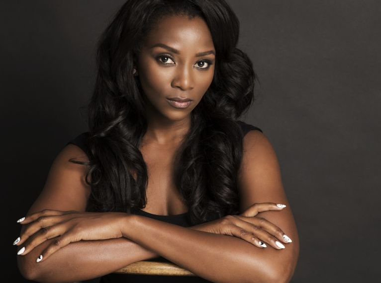 Image de Célébrités. Je pense qu'il est important de respecter le choix de Geneviève Nnaji de rester célibataire. Chacun a le droit de décider de sa propre vie amoureuse, en fonction de ses valeurs, de ses priorités et de ses aspirations personnelles. Si Geneviève a décidé qu'elle n'était pas encore prête pour une relation amoureuse, alors c'est son droit le plus absolu, et nous devrions tous la soutenir dans ce choix. Les raisons derrière le choix de Geneviève Nnaji : Une question qui reste ouverte Bien sûr, beaucoup d'entre nous se demandent quelles sont les motivations derrière la décision de Geneviève de rester célibataire. Peut-être qu'elle souhaite se concentrer sur sa carrière, sur ses projets professionnels et sur ses passions personnelles. Peut-être qu'elle veut prendre le temps de se connaître elle-même et de trouver son équilibre avant de s'engager dans une relation amoureuse. Ou peut-être qu'elle a simplement choisi de suivre son propre chemin, peu importe ce que les autres pensent ou attendent d'elle. Il est intéressant de noter que, malgré le choix de Geneviève de rester célibataire, d'autres personnes de son entourage peuvent avoir des priorités et des choix différents en matière de vie amoureuse. Par exemple, Theodora, une autre personnalité publique, s'est mariée avec son mari, le prince Osi Chigozie Ihediwa, en 2016. Cette différence de choix montre que chacun a sa propre voie à suivre en matière d'amour et de relations, et qu'il n'y a pas de bonne ou de mauvaise décision. L'importance de respecter les choix de chacun : Une leçon à retenir En fin de compte, je pense que la leçon principale que nous pouvons tirer de cette discussion est l'importance de respecter les choix de chacun en matière d'amour et de relations. Que l'on choisisse de rester célibataire, de se marier, ou de vivre une relation non conventionnelle, tant que cela correspond à nos propres valeurs et aspirations, c'est ce qui compte le plus. Geneviève Nnaji a fait son choix, et c'est quelque chose que nous devrions tous respecter et comprendre. En conclusion, je suis reconnaissant de pouvoir partager mes réflexions sur ce sujet fascinant avec vous tous. L'amour et les relations sont des domaines de la vie humaine qui suscitent beaucoup de questions et de débats, et je suis heureux que nous puissions en discuter ouvertement et respectueusement ici. Continuons à encourager la diversité des choix amoureux et à soutenir ceux qui suivent leur propre chemin, peu importe où il les mène. Dans l'attente de vos commentaires et réflexions, Votre ami en quête de compréhension.