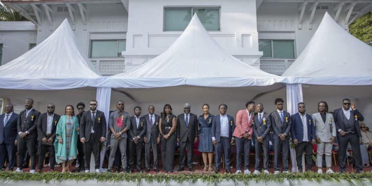 Image de Culture. La cérémonie de décoration tenue au Palais de la Primature au Plateau le mardi 28 février 2024 a été marquée par la reconnaissance de 293 acteurs, dont des artistes ivoiriens, pour leur contribution à la réussite de la 34ème édition de la Coupe d'Afrique des Nations (CAN) 2023 en Côte d'Ivoire. Cette distinction, bien qu'accueillie avec des applaudissements, a également suscité des réactions mitigées sur les réseaux sociaux. Contributions à la Réussite de la CAN Durant près d'un mois, la Côte d'Ivoire a été le théâtre de la CAN 2023, un événement majeur dans le monde du football africain. Outre l'engagement de l'équipe nationale et de la Fédération Ivoirienne de Football, de nombreux acteurs, y compris des artistes, ont apporté leur soutien à travers diverses initiatives. Parmi eux, des musiciens ont produit une multitude d'œuvres pour encourager les Éléphants de Côte d'Ivoire. En reconnaissance de ces efforts, l'État a décidé d'honorer ces acteurs lors d'une cérémonie spéciale organisée au Palais de la Primature. Sous la direction du Premier-ministre Robert Beugré Mambé, 293 membres du COCAN et des personnalités influentes, dont des artistes, ont été décorés, certains étant élevés au rang de commandeurs, d'officiers, de chevaliers de l'Ordre du mérite ivoirien, et d'autres de chevaliers de l'Ordre du mérite sportif. Parmi les artistes honorés figuraient des noms bien connus de la scène musicale ivoirienne, tels que Magic System, Révolution, Yodé et Siro, Tamsir et la Team Paiya, ainsi que des artistes solo comme Didi B, Roseline Layo, Josey, et Serge Beynaud. Réactions Contrariées sur les Réseaux Sociaux Malgré les applaudissements pour cette reconnaissance officielle, les réseaux sociaux ont été le théâtre de réactions mitigées. Nombreux sont ceux qui ont exprimé leur mécontentement, considérant que la distinction des artistes était une injustice envers d'autres contributeurs, notamment les influenceurs et blogueurs ivoiriens dont les contenus ont également contribué à la réussite de la CAN. Certains internautes ont souligné le rôle des médias ivoiriens, qui, par leur couverture médiatique et leur plume, ont également joué un rôle crucial dans la mise en lumière de cet événement sportif majeur. Ils estiment que ces professionnels méritent également une reconnaissance de la part de l'État. De plus, des voix se sont élevées parmi les artistes eux-mêmes, déplorant le fait d'avoir été ignorés lors de cette cérémonie de distinction. Debordo Leekunfa, figure emblématique du mouvement coupé-décalé, a exprimé sa frustration d'avoir été exclu de cet honneur, malgré sa contribution à la scène artistique ivoirienne. Questions sur l'équité de la Reconnaissance Cette polémique soulève des questions plus larges sur la manière dont les contributions sont reconnues et célébrées dans la société. Alors que la CAN 2023 a été un événement fédérateur pour la Côte d'Ivoire, la controverse entourant les décorations artistiques met en lumière des tensions sous-jacentes quant à la manière dont les mérites sont attribués. Au-delà des artistes, quelle est la juste mesure de la reconnaissance pour tous ceux qui ont contribué au succès de la CAN 2023 en Côte d'Ivoire ? Comment l'État peut-il équilibrer la reconnaissance des différents acteurs, des artistes aux médias et aux influenceurs, pour refléter pleinement leur impact sur la scène nationale ?