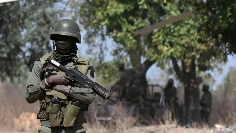 Image de Faits Divers. La quiétude habituelle du village de Kolonza, niché à une vingtaine de kilomètres de Tengrela, a été brutalement rompue le jeudi 29 février 2024. Ce jour-là, l'aube a révélé une scène des plus sombres : le corps sans vie de l'adjudant des armées, Diomandé Karamoko, gisant sur une piste de contournement menant au Mali. L'horreur s'est emparée de la communauté locale face à cette découverte macabre. Un héros tombé Diomandé Karamoko, un militaire chevronné du Bataillon de Sécurisation du Nord-Ouest, déployé au Sous Groupement Interarmes de Tengrela, a été retrouvé criblé de balles à proximité du village de Kolonza. L'annonce de sa mort a rapidement enflammé les cœurs, plongeant la région dans une profonde consternation. Les autorités locales ont été alertées par un chasseur traditionnel de la confrérie des dozo, intrigué par la présence du corps de l'adjudant sur son chemin vers le champ. Les forces de l'ordre, arrivées sur les lieux, ont découvert aux côtés de la victime des éléments essentiels à l'enquête : sa moto, une kalachnikov et des étuis vides. Les circonstances de cette tragédie demeurent floues, mais une enquête approfondie est en cours pour faire toute la lumière sur cet acte de violence. Le mystère qui entoure la mort de Diomandé Karamoko suscite des interrogations légitimes. Pourquoi était-il en tenue militaire alors qu'il n'était pas en service ? Qui sont les auteurs de cet acte barbare et quelles en sont les motivations ? Ces questions restent en suspens, plongeant la communauté dans une attente fébrile. Justice et réconciliation : l'espoir d'une région meurtrie L'issue de cette enquête revêt une importance capitale pour la région. La vérité sur le meurtre de l'adjudant Diomandé Karamoko est attendue avec impatience, non seulement pour rendre hommage à sa mémoire, mais aussi pour assurer la sécurité de la population et restaurer la confiance en l'État. Face à cette tragédie, la Côte d'Ivoire est en deuil de l'un de ses héros. L'espérance réside désormais dans le travail des autorités pour que la justice prévale et que la paix revienne dans cette région secouée par la violence. Ce n'est qu'en faisant face à ces défis avec détermination et en cherchant des réponses que la communauté pourra panser ses plaies et avancer vers un avenir plus serein. Qui se cache derrière cet acte odieux et quelles en sont les motivations profondes ? Ces interrogations persistent, témoignant de la nécessité d'une réponse éclairée pour que la justice soit rendue et que la paix puisse enfin s'installer durablement dans cette région meurtrie.