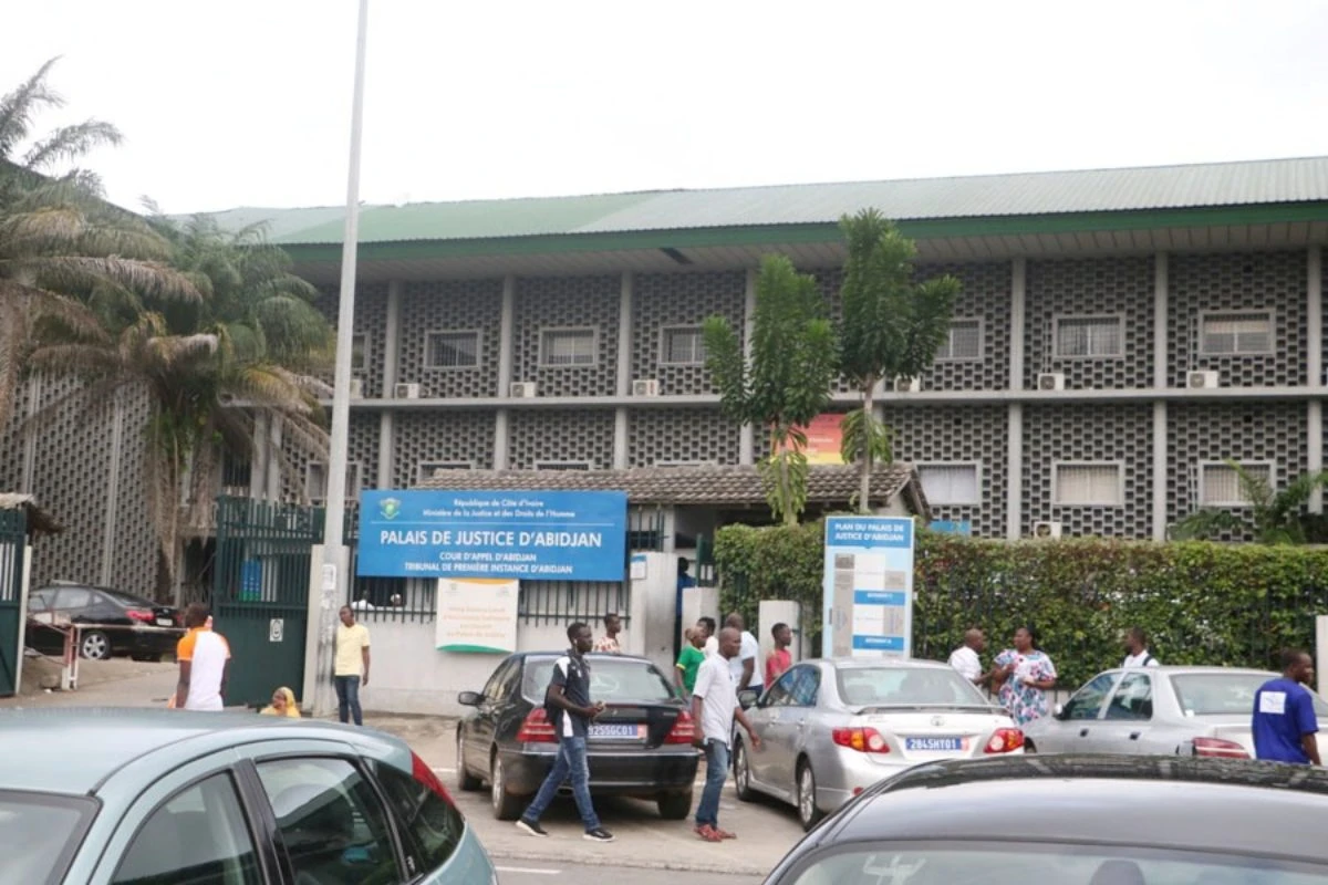 Image de Faits Divers. La tranquillité apparente de la commune de Bangolo, dans l'ouest de la Côte d'Ivoire, a été brutalement troublée par la mort tragique d'un jeune instituteur bénévole. Les circonstances de son décès, survenues le samedi 10 février, ont rapidement suscité l'indignation et la colère au sein de la communauté. Les suspects identifiés Dans cette affaire des plus troublantes, les autorités ont rapidement identifié trois individus comme étant les principaux suspects : Guélanebo Pierre GNAHE, chef du village de Douandrou 1, Fernand SEA, chef du village de Zeo, et Laurent SON, chef de sécurité de Zeo. Ces personnalités locales, loin de symboliser l'autorité et la protection, sont accusées d'avoir joué un rôle central dans les actes de torture et de violence ayant conduit au décès de l'instituteur. Dès la survenue du drame, le parquet de Man a pris des mesures rapides et fermes. Une enquête a été ouverte sous la supervision du procureur de la République près le Tribunal de Man. Les autorités ont agi avec célérité pour faire toute la lumière sur cet événement tragique et traduire les coupables en justice. Lors des présentations devant le Parquet de Man, le 19 février 2024, les trois individus ont été formellement inculpés. Leurs actions ont été qualifiées de tortures, traitements inhumains, traitements dégradants et coups mortels, des crimes graves condamnés par le code pénal ivoirien. Par conséquent, ils ont été placés en détention préventive, signe de la sévérité avec laquelle la justice compte traiter cette affaire. Face à la complexité de l'affaire et aux ramifications potentielles, le procureur de la République a lancé un appel solennel à toute personne détenant des informations pertinentes. La collaboration du public est essentielle pour permettre aux autorités judiciaires de démêler les fils de cette tragédie et de rendre justice à la victime et à sa famille. Justice pour la victime : l'attente d'une nation Au-delà de la responsabilité individuelle des accusés, c'est toute une communauté qui attend des réponses. Pourquoi un tel acte de violence a-t-il été perpétré contre un jeune homme dont l'engagement était au service de l'éducation ? Les questions se multiplient, témoignant de l'indignation et du désir de comprendre les raisons derrière cet acte abominable. Cette affaire met en lumière les failles potentielles dans le système judiciaire et la nécessité de renforcer les mécanismes de protection des droits humains. La torture et les traitements inhumains ne doivent pas trouver de refuge dans nos sociétés. Il est impératif que les coupables soient traduits en justice et que des mesures soient prises pour empêcher de telles atrocités à l'avenir. À l'heure où la nation ivoirienne se confronte à ce scandale, une interrogation plane : combien d'autres victimes ont souffert en silence des abus de pouvoir et de l'injustice ? Cette affaire nous pousse à réfléchir sur l'état de nos institutions et sur la responsabilité collective de garantir la dignité et les droits de chaque individu.