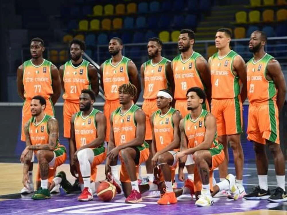 Image de Sport. Ce vendredi 1er mars 2024 restera gravé dans les annales du sport ivoirien : les Éléphants de Côte d'Ivoire ont été consacrés comme les nouveaux leaders du basket-ball africain. Cette reconnaissance intervient après une série de performances exceptionnelles lors des qualifications pour l'Afrobasket 2025 au Caire, en Égypte, où l'équipe ivoirienne a brillé avec trois victoires consécutives contre Madagascar, la Centrafrique et l'Égypte. La domination sur le continent Le dernier classement dévoilé par la FIBA, plaçant la Côte d'Ivoire en tête du basket-ball africain, témoigne de la domination incontestable des Éléphants sur le continent. Avec un total de 373.8 points, l'équipe ivoirienne se classe désormais 31e au niveau mondial, surpassant ainsi les attentes et confirmant son statut de puissance émergente dans le monde du basket-ball. Cette première place africaine représente une progression significative pour la Côte d'Ivoire, qui avait précédemment été classée 33e mondial et 2e africain à l'issue du mondial 2023. Cette ascension fulgurante met en lumière les efforts soutenus et les performances remarquables des Éléphants, qui se sont hissés au sommet de la scène basket africaine avec détermination et talent. Fierté nationale et histoire du basket ivoirien La première place des Éléphants dans le classement FIBA est une source de fierté nationale pour la Côte d'Ivoire. Elle rappelle également les glorieux jours du basket-ball ivoirien dans les années 1980, lorsque l'équipe nationale avait remporté à deux reprises le titre de champion d'Afrique. Cette nouvelle consécration renforce le statut de l'équipe ivoirienne en tant qu'ambassadrice du sport et de l'excellence sportive en Côte d'Ivoire. Pour célébrer cette performance historique, une fête dédiée au basket-ball ivoirien est prévue demain au Palais dès 10h. Cet événement rassemblera tous les amateurs de basket-ball du pays pour célébrer la réussite des Éléphants et rendre hommage à leur dévouement et à leur talent exceptionnels. Alors que les Éléphants célèbrent leur succès, de nouveaux défis se profilent à l'horizon. La compétition internationale est féroce, avec des équipes comme les États-Unis, l'Espagne et l'Allemagne qui occupent les trois premières places mondiales. Dans ce contexte, la question qui se pose est la suivante : les Éléphants maintiendront-ils leur position de leader et continueront-ils à inspirer toute une nation avec leur passion et leur détermination ?