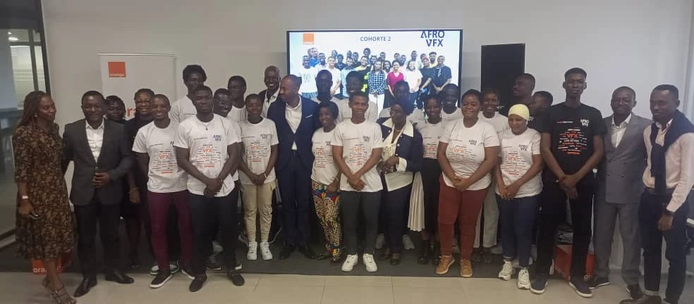 Image de Carrière. À travers le programme Afro VFX, 30 jeunes ivoiriens issus de divers horizons se voient offrir une opportunité unique : celle d'apprendre les subtilités des techniques des effets spéciaux cinématographiques. Lancé officiellement le jeudi 29 février 2024 par EM&MB en partenariat avec une grande entreprise de téléphonie mobile, ce programme ambitieux vise à révolutionner l'industrie audiovisuelle en Afrique francophone. Un potentiel à exploiter L'Afrique de l'Ouest se distingue comme l'une des régions les plus prolifiques en matière de production audiovisuelle sur le continent. Avec pas moins de 3500 films réalisés chaque année, le potentiel est indéniable. Cependant, malgré cette effervescence créative, l'excellence des effets spéciaux reste un défi à relever. C'est dans cette optique que s'inscrit le programme Afro VFX, visant à former une nouvelle génération d'artistes numériques africains. Pour Eric M’Boua et Dedy Bilamba, co-fondateurs de EM&BM, Afro VFX représente bien plus qu'un simple programme de formation. Il incarne un véritable levier pour l'écosystème des effets spéciaux en Afrique francophone. En mettant l'accent sur la formation des jeunes talents, la production d'œuvres cinématographiques innovantes et le développement de toute une industrie, Afro VFX aspire à changer la donne dans le paysage audiovisuel africain. L'appui des partenaires stratégiques L'engagement en faveur de l'industrie créative se reflète également à travers le soutien des partenaires clés. Habib Bamba, Directeur de la Transformation du Digital et des Médias, souligne l'importance du programme Afro VFX dans la stratégie globale visant à valoriser les industries créatives et culturelles. Pour lui, le numérique représente une véritable opportunité de développement pour l'industrie cinématographique africaine. Une success-story en devenir Le succès de la première édition du programme, lancée en 2022, témoigne de son impact positif sur le paysage audiovisuel africain. Grâce à l'appui d'Orange Digital Center et de l'Ambassade du Canada, 20 jeunes ont pu acquérir les fondamentaux des effets spéciaux. Mieux encore, trois apprenants de cette cohorte ont été distingués lors du concours "Sony Talent League by THU 2022" pour leur série d'animation 3D novatrice, "Djossi Heroes". Ainsi, alors que la deuxième cohorte du programme Afro VFX entame son périple de formation intensive, les attentes sont grandes quant à son impact futur. Comment cette nouvelle génération d'artistes numériques africains contribuera-t-elle à l'évolution de l'industrie cinématographique sur le continent ? Comment Afro VFX continuera-t-il à accompagner et à nourrir l'excellence créative en Afrique francophone ? Autant de questions qui témoignent de l'importance capitale de ce programme pour l'avenir de l'industrie audiovisuelle africaine.