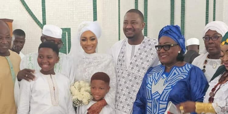 Image de Célébrités. C'est une nouvelle qui a pris tout le monde par surprise : l'animateur de télévision bien connu, Eric Sekongo, a prononcé ses vœux de mariage une seconde fois. La cérémonie s'est déroulée le jeudi 29 février à la grande mosquée de la Riviera-Golf à Cocody. Cette décision, qui a suscité étonnement et curiosité, a été précédée d'une demande en mariage publique lors d'un concert de Kendji Girac, artiste français renommé, quelques semaines auparavant. Des Questions et des Interrogations L'annonce du mariage a donné lieu à de nombreuses spéculations et interrogations de la part du public. Eric Sekongo, animateur de longue date à la RTI et anciennement assistant du Directeur général, a surpris ses fans en demandant la main de sa nouvelle compagne lors du concert de Kendji Girac. Cette initiative, bien que romantique, a soulevé des questions sur l'identité de la nouvelle épouse et sur les circonstances entourant son union avec Eric Sekongo. Le mariage de Eric Sekongo et de sa nouvelle épouse, Asta Traoré, s'est déroulé selon les traditions musulmanes, à la grande mosquée de la Riviera-Golf. Cette décision, qui tranche avec les attentes du public, a été perçue comme une surprise supplémentaire. L'absence de la mère de ses enfants lors de cette cérémonie a également suscité des questions sur les raisons de ce choix. Malgré les spéculations et les rumeurs qui ont accompagné cet événement, la cérémonie de mariage a été marquée par une forte présence d'amis, de collègues, de membres de la famille, de personnalités politiques et de journalistes. Le soutien et l'affection témoignés à Eric Sekongo et à sa nouvelle épouse ont souligné l'importance de cet événement dans le cercle social et professionnel de l'animateur. Un Nouveau Chapitre dans la Vie d'Eric Sekongo En plus de son mariage, Eric Sekongo a également été promu au poste de directeur commercial et marketing du groupe RTI, remplaçant ainsi Mariama Da Chagas, qui a pris sa retraite. Cette double annonce a ajouté une dimension supplémentaire à l'événement, suscitant encore plus d'intérêt et d'interrogations de la part du public. Alors que les festivités de mariage se sont achevées et que la vie quotidienne reprend son cours, de nombreuses questions restent en suspens. Quelles sont les raisons qui ont conduit Eric Sekongo à se remarier ? Quel impact cela aura-t-il sur sa carrière et sa vie personnelle ? Autant de questions qui continueront à susciter l'intérêt et la curiosité du public dans les semaines et les mois à venir.