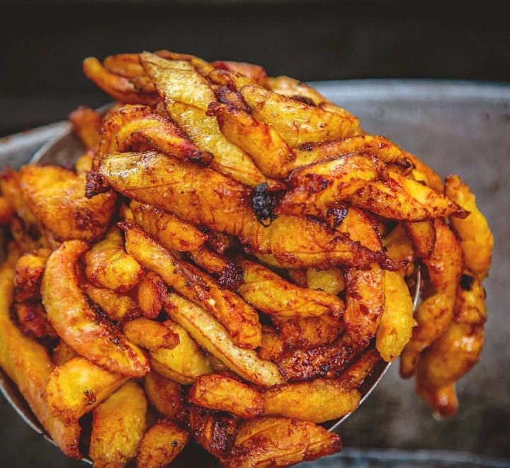 Image de Cuisine. Au cœur de la riche palette culinaire de la Côte d'Ivoire se trouve un trésor gastronomique qui incarne à la fois la tradition et la convivialité : l'alloco. Ce plat, préparé à partir de bananes plantains mûres et savamment frites, est bien plus qu'une simple recette ; il est le reflet d'une culture et d'un art de vivre partagé entre amis et en famille. Plongeons dans les arômes et les saveurs de cette spécialité ivoirienne, décortiquant sa préparation minutieuse et dévoilant les secrets de sa dégustation. Un Voyage au Cœur de la Cuisine Ivoirienne L'alloco, dont le nom dérive du terme baoulé signifiant « mûr et sucré », est une icône de la cuisine ivoirienne. Préparé avec des bananes plantains soigneusement sélectionnées, il incarne l'essence même de la générosité et de l'hospitalité ivoiriennes. Sa préparation, bien qu'apparemment simple, nécessite une attention particulière pour atteindre la texture dorée et moelleuse caractéristique de ce mets apprécié de tous. Les Secrets de la Préparation Pour préparer l'alloco, il faut commencer par choisir des bananes plantains bien mûres, dont la chair tendre et sucrée conférera au plat sa saveur distinctive. Une fois pelées et coupées en cubes, les bananes sont plongées dans de l'huile d'arachide chaude, où elles acquièrent cette teinte dorée alléchante. Les rondelles d'oignon, frites à point, ajoutent une touche aromatique subtile qui complète harmonieusement les notes sucrées des bananes. La dégustation de l'alloco est un moment de partage et de plaisir. Servi chaud, il peut être dégusté en apéritif ou en accompagnement d'autres plats traditionnels ivoiriens, tels que les poissons frits ou les volailles grillées. Mais l'alloco ne se contente pas d'être un simple plat d'accompagnement ; il peut également être dégusté seul, offrant une explosion de saveurs à chaque bouchée. Pour les amateurs de sensations fortes, il peut être trempé dans une sauce pimentée, révélant ainsi toute sa richesse gustative. L'Alloco : Un Art Culinaire et un Héritage Culturel Au-delà de ses qualités gustatives, l'alloco incarne un héritage culturel profondément ancré dans la vie quotidienne des Ivoiriens. Il symbolise les valeurs de partage, de convivialité et de générosité qui sont au cœur de la culture ivoirienne. En préparant et en partageant l'alloco, les familles et les amis perpétuent une tradition ancestrale et renforcent les liens qui les unissent. À l'heure où la gastronomie africaine gagne en reconnaissance à l'échelle mondiale, l'alloco se présente comme une invitation à la découverte de la richesse et de la diversité de la cuisine ivoirienne. Sa simplicité, alliée à ses saveurs authentiques, en font un plat incontournable pour quiconque souhaite explorer les délices de l'Afrique de l'Ouest. En conclusion, l'alloco se révèle bien plus qu'un simple plat ; il est l'incarnation d'une culture, d'une tradition et d'un art de vivre. À travers chaque bouchée, on découvre les saveurs vibrantes de la Côte d'Ivoire et on célèbre l'héritage culinaire de tout un peuple. Alors, pourquoi ne pas se laisser tenter par cette aventure gustative et partir à la découverte des trésors cachés de la cuisine ivoirienne ? La question reste ouverte, et la réponse ne demande qu'à être explorée.