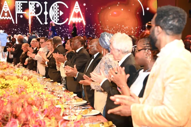 Deuxième Image de Société. Le 1er mars 2024 restera gravé dans les mémoires comme le jour où le Palais des Congrès du Sofitel Hôtel Ivoire d’Abidjan a accueilli le 9ᵉ Dîner de Gala de Children Of Africa, la Fondation présidée par Madame Dominique Ouattara, Première Dame de Côte d'Ivoire. Cet événement d'exception a réuni une constellation de personnalités distinguées, parmi lesquelles figuraient le président de la République, Alassane Ouattara, ainsi que l'ancien président français Nicolas Sarkozy et son épouse, Carla Bruni. Le but de cette soirée somptueuse était de collecter des fonds pour un projet humanitaire majeur : la construction d'une nouvelle aile dédiée à la chirurgie cardiaque pour les enfants malades du cœur, au sein de l'Hôpital Mère-Enfant de Bingerville. Thème et Valeurs : "We are Africa" Dans son discours marquant, Madame Dominique Ouattara a mis en avant le thème central de la soirée, "We are Africa". Ce choix témoigne de la volonté de la Fondation de célébrer la diversité et la richesse culturelle du continent africain, tout en renforçant le sentiment d'unité et de fierté continentale. La Fondation Children Of Africa, créée en 1998, s'engage sans relâche pour le bien-être des enfants vulnérables en Côte d'Ivoire et dans 11 autres pays africains. À travers ses initiatives, elle a eu un impact significatif sur des milliers de familles, semant ainsi les graines de l'espoir et de la transformation. Un Héritage Significatif et des Réalisations Concrètes Madame Ouattara a également souligné les réalisations majeures de la Fondation au cours de ses 26 années d'existence. Parmi celles-ci, on compte la construction du lycée de Kong, de l'Hôpital Mère-Enfant de Bingerville, des Centres d'Accueil pour enfants en détresse, du Groupe Scolaire d'Excellence d'Abobo, de la Nouvelle Case des Enfants et du Centre d'Accueil pour femmes victimes de violence d’Adiaké. Ces projets ont eu un impact concret et tangible sur la vie quotidienne de nombreux enfants et familles. L'Hôpital Mère-Enfant de Bingerville a occupé une place centrale dans le discours de Madame Ouattara. La soirée de gala visait en effet à mobiliser des fonds essentiels pour la construction d'une nouvelle aile dédiée à la chirurgie cardiaque, permettant ainsi d'offrir des soins de qualité aux enfants souffrant de maladies cardiaques. Madame Ouattara a lancé un appel émouvant à la générosité de tous les participants, soulignant l'importance de soutenir cette noble cause qui contribuera à offrir un avenir meilleur à des milliers d'enfants. Reconnaissance et Remerciements En conclusion de son discours, Madame Ouattara a tenu à exprimer sa profonde gratitude envers tous ceux qui soutiennent la Fondation dans sa mission humanitaire. Elle a rendu hommage aux membres, bénévoles, comité d'organisation, partenaires et donateurs, soulignant l'importance cruciale de leur engagement dans la réalisation des projets de la Fondation. Alors que la Fondation Children Of Africa poursuit son action en faveur des enfants vulnérables en Afrique, une question essentielle se pose : quelles seront les prochaines étapes de cet engagement humanitaire ? Comment la Fondation continuera-t-elle à impacter positivement la vie des enfants et des familles sur le continent africain ?