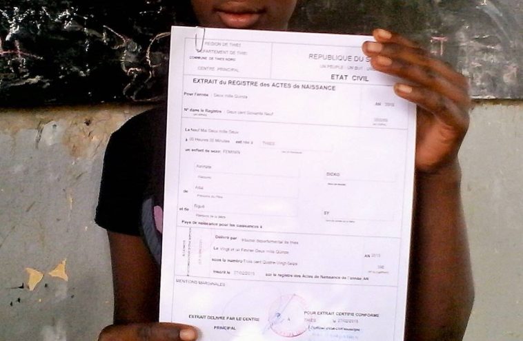 Image de Société. Dans un communiqué officiel, Aboubakar Ouattara, directeur de l’État civil et des archives judiciaires, tient à dissiper une rumeur concernant la date limite pour l'établissement des actes de naissance, circulant sur les réseaux sociaux. Ce document apporte des précisions essentielles sur la loi n° 2018-863 du 19 novembre 2018 qui concerne la procédure spéciale de déclaration de naissance, de rétablissement d’identité et de transcription d’acte de naissance. Mise au Point sur une Rumeur Circulant sur les Réseaux Sociaux Le message anonyme intitulé « COMMUNIQUÉ IMPORTANT », largement partagé sur diverses plateformes, notamment WhatsApp, avance une date butoir au 22 décembre 2024 pour régulariser la situation des personnes concernées par la loi n° 2018-863. Aboubakar Ouattara, directeur du Contrôle de l’État Civil et des Archives Judiciaires, tient à rectifier cette information erronée. La loi n° 2018-863, entrée en vigueur le 21 décembre 2018 pour une durée initiale d'un an, a vu son délai d'application prolongé à deux reprises. La dernière prorogation, effectuée par décret n° 2021-905 du 22 décembre 2021, étend ce délai jusqu'au 04 avril 2025. Ainsi, les personnes concernées disposent de ce délai supplémentaire pour régulariser leur situation conformément aux dispositions de la loi. Portée de la Loi et Personnes Concernées La loi n° 2018-863 vise à régulariser la situation des personnes nées en Côte d'Ivoire qui rencontrent différentes problématiques en lien avec leur acte de naissance. Cela inclut ceux dont la naissance n'a pas été enregistrée dans les délais légaux, ceux utilisant de faux actes de naissance, ainsi que ceux détenant des actes de naissance dont les exemplaires ont été détruits, détériorés ou perdus. Une précision importante concerne la gratuité des procédures prévues par cette loi. Contrairement à certaines démarches administratives qui peuvent engendrer des frais, les démarches de déclaration de naissance, de rétablissement d’identité ou de transcription d’acte de naissance sont gratuites. De plus, il n'est pas nécessaire d'organiser des audiences foraines pour ces procédures. Appel à l'Action Aboubakar Ouattara exhorte les personnes concernées à se rapprocher des centres d'état civil pour les cas de déclaration de naissance, et des tribunaux pour les cas de rétablissement d’identité ou de transcription d’acte de naissance. Il encourage ainsi la population à profiter de cette période prolongée pour régulariser leur situation et bénéficier des droits que leur confère la loi. Alors que la période pour se conformer à la loi n° 2018-863 a été prolongée jusqu'en 2025, il est essentiel de s'interroger sur les actions entreprises pour sensibiliser et informer les populations concernées. Comment les autorités comptent-elles diffuser largement ces informations pour que chaque individu puisse bénéficier de cette opportunité de régularisation ?