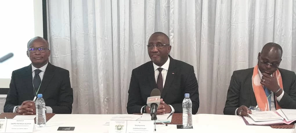 Image de Politique. La scène est posée à l'hôtel Pullman d'Abidjan où les acteurs clés de la gestion financière du Ministère du Commerce et de l'Industrie (MCI) se sont réunis pour marquer le début officiel de l'année budgétaire 2024. Sous la houlette du Ministre Souleymane Diarrassouba, cette rentrée budgétaire promet une série de mesures visant à optimiser la performance financière du département. L'Adoption du Modèle Budget-Programmes Depuis 2020, le gouvernement ivoirien, sous la direction du Président Alassane Ouattara, s'est engagé dans des réformes majeures pour une gestion budgétaire plus transparente et efficiente. Le Ministère du Commerce et de l'Industrie, en tant qu'acteur clé de l'économie nationale, s'est lui aussi engagé dans cette voie en adoptant le modèle budget-programmes. L'objectif de cette approche novatrice est de favoriser une gestion plus rigoureuse des fonds alloués, permettant ainsi une meilleure utilisation des ressources publiques. Sous la supervision du Ministre Diarrassouba, les équipes financières ont désormais pour mission de maximiser la performance budgétaire, en mettant l'accent sur la gestion efficace des lignes à marché. Engagement pour l'Excellence Dans son discours inaugural, le Ministre Diarrassouba a souligné l'importance de l'engagement et de la transparence dans la réalisation des objectifs fixés pour l'année à venir. Fort des succès rencontrés en 2023, avec un taux d'exécution des réformes et projets dépassant les 85%, le Ministre affiche une détermination sans faille à poursuivre sur cette lancée positive. "La réussite de l'année écoulée nous montre la voie à suivre pour l'année 2024. Nous devons maintenir cet élan et continuer à améliorer nos processus de gestion budgétaire", a déclaré le Ministre lors de son allocution. Feuille de Route 2024 : Un Cap Clair La feuille de route pour l'année 2024 est riche en défis et en opportunités. Le Ministère du Commerce et de l'Industrie prévoit une série d'actions concrètes, en collaboration avec ses partenaires sociaux, pour renforcer sa contribution au développement économique du pays. Parmi les initiatives à venir, la digitalisation du recouvrement des amendes transactionnelles occupe une place centrale. Cette rentrée budgétaire offre également l'occasion de faire le bilan de l'année précédente. Les acteurs du MCI auront ainsi l'opportunité d'évaluer la gestion budgétaire de 2023 et de tirer les enseignements nécessaires pour améliorer les pratiques à venir. De plus, la remise de kits de démarrage pour le recouvrement digitalisé des amendes transactionnelles au district d'Abidjan marque le début d'une nouvelle ère dans la gestion des finances publiques. Alors que le Ministère du Commerce et de l'Industrie s'engage résolument sur la voie de l'excellence budgétaire, une question demeure : comment garantir une gestion budgétaire encore plus transparente et responsable ? En cette nouvelle année, il est impératif de réfléchir aux moyens d'optimiser l'utilisation des ressources publiques pour un développement économique durable et équitable.