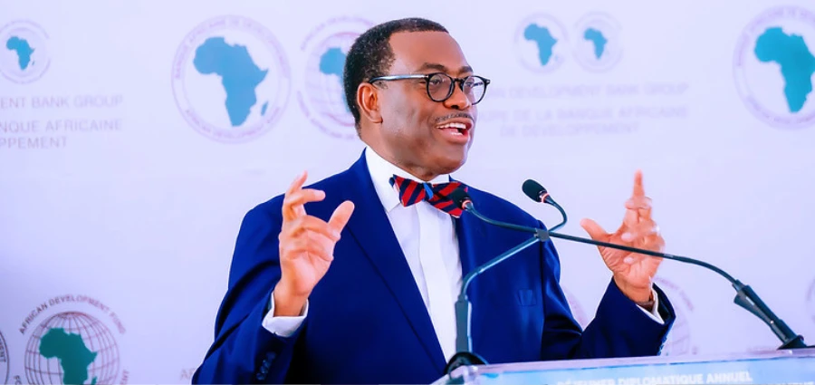 Image de Société. Dans le cadre d'un déjeuner diplomatique réunissant les ambassadeurs à Abidjan, le président du Groupe de la Banque africaine de développement, M. Akinwumi Adesina, a mis en avant l'importance croissante de l'engagement de l'institution envers la Côte d'Ivoire, pays hôte de la Banque. Impact Transformateur Soulignant l'impact transformateur des initiatives de la Banque africaine de développement sur le continent, M. Adesina a dévoilé les chiffres impressionnants de l'année précédente. Pas moins de 159 opérations, totalisant 10 milliards de dollars, ont été approuvées par les Conseils d’administration de la Banque, marquant ainsi un niveau de financement sans précédent. Parmi ces projets majeurs, le président de la Banque a mis en lumière les efforts déployés en Côte d'Ivoire, notamment la construction du 4ème pont à Abidjan. Ce projet emblématique symbolise l'engagement concret de la Banque à soutenir le développement infrastructurel du pays, contribuant ainsi à son essor économique. Croissance Exponentielle du Soutien Financier Une déclaration marquante a retenu l'attention lors de ce discours : le soutien financier de la Banque africaine de développement à la Côte d'Ivoire a augmenté de manière exponentielle au cours des dernières années. Passant de 460 millions de dollars en 2015 à 3,1 milliards de dollars en 2023, cette croissance remarquable témoigne de l'engagement soutenu de l'institution envers le développement durable du pays. Au-delà des chiffres, cette évolution souligne l'importance de la coopération étroite entre la Banque et la Côte d'Ivoire. En travaillant de concert, les deux entités œuvrent à la réalisation d'objectifs communs de progrès économique et social, renforçant ainsi les fondements d'une prospérité durable dans la région. Alors que la Banque africaine de développement intensifie son soutien financier à la Côte d'Ivoire, une interrogation subsiste : quelles seront les prochaines étapes de cette collaboration fructueuse et quel impact auront-elles sur le développement futur du pays?