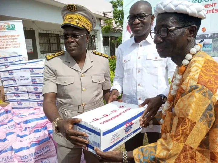 Image de Société. À l'approche de la cérémonie tant attendue de la mise en eau du barrage hydroélectrique de Gribo Popoli, les autorités de Côte d'Ivoire-Energies ont pris l'initiative de distribuer des vivres aux populations impactées par ce projet d'envergure. Cette action, symbolique mais significative, vise à exprimer la gratitude envers les habitants dont les terres ont été utilisées pour la construction du barrage. Engagement envers les Populations Lors de la remise de ces dons en vivres, Noumory Sidibé, directeur général de Côte d'Ivoire Energies, a exprimé sa reconnaissance envers les populations locales. Il a souligné l'importance de leur contribution au projet, rappelant que leurs terres ont été mises à disposition pour la réalisation du barrage. Cette générosité des habitants est perçue comme un acte de patriotisme et de dévouement envers leur pays. Noumory Sidibé a également expliqué le processus technique de la mise en eau du barrage. Cette étape cruciale consiste à remplir le réservoir du lac pour la première fois, ouvrant ainsi la voie au fonctionnement imminent de l'usine de production d'électricité. Cette avancée marque une étape décisive dans la concrétisation du projet et dans la fourniture future d'énergie à la nation. Reconnaissance des Bénéficiaires Au nom des populations bénéficiaires, Kiffy Zobré Digbeu Roland, chef central du village de Soubouo et représentant régional de la Chambre des rois et chefs traditionnels de Côte d'Ivoire, a exprimé leur gratitude envers Côte d'Ivoire-Energies pour ce geste de solidarité. Les vivres distribués, comprenant notamment du riz, du lait en poudre, du sucre et de l'huile, sont perçus comme une assistance bienvenue dans cette période de transition. En présidant la cérémonie, le préfet de la région de la Nawa, Kouamé Bi Kalou Clément, a tenu à rassurer les habitants quant à la réalisation complète des engagements pris. Malgré quelques aspects de l'indemnisation restant à finaliser, il a affirmé que toutes les promesses seront tenues à 100%. Ce message d'assurance vise à apaiser les préoccupations des communautés locales et à renforcer la confiance dans le processus. Alors que la distribution de vivres marque une étape importante dans la relation entre les autorités et les populations affectées par le barrage de Gribo Popoli, une question demeure : quelles seront les mesures prises pour garantir le bien-être continu de ces communautés à mesure que le projet avance et quels sont les plans pour assurer leur participation active dans les bénéfices à venir de cette infrastructure hydroélectrique?