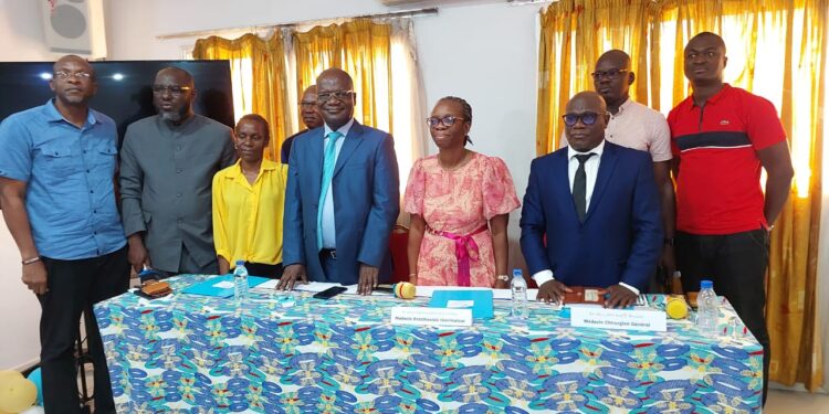 Image de Santé. Le 2 mars 2024, la scène politique ivoirienne a été marquée par une conférence de presse percutante, menée par les médecins spécialistes membres du SYLIRE (Convention des syndicats libres et responsables). Face à une situation jugée intenable, ces professionnels de la santé ont pris la parole pour dénoncer fermement le traitement dont ils sont l'objet de la part des autorités. Les Défis de la Profession Au cœur des préoccupations des médecins spécialistes se trouve une question cruciale : celle de la reconnaissance de leur travail et de leurs droits. La porte-parole du SYLIRE, Docteur Godji née Kouadio Affoué Hélène, a souligné les défis auxquels font face ces professionnels de la santé, souvent mal compris et régulièrement sous le feu des critiques de la population. "Les agressions contre le personnel médical sont devenues monnaie courante, portant atteinte aux droits fondamentaux de ces acteurs de la santé", a-t-elle déploré. Cette situation met en lumière un problème plus large de respect et de valorisation des métiers de la santé en Côte d'Ivoire. Vers une Reconnaissance Administrative La création en septembre 2022 d'une fonction de médecin spécialiste en Côte d'Ivoire aurait pu représenter une avancée majeure pour la profession. Cependant, cette initiative soulève de nombreuses interrogations : quel statut pour ces professionnels ? Quelle est la situation des médecins spécialistes exerçant avant ce décret ? Pour répondre à ces questions, la SYLIRE s'est engagée à œuvrer pour donner une réalité administrative à ce corps de métier de médecin spécialiste en Côte d'Ivoire. Cette démarche vise à garantir une reconnaissance officielle et des droits équitables pour tous les médecins spécialistes du pays. Lors de leur assemblée générale extraordinaire en mai 2023, les médecins spécialistes ont formulé plusieurs revendications claires et précises. Parmi celles-ci figurent la création d'un corps de métier pour les médecins spécialistes, la reconnaissance des spécialistes déjà en poste et le paiement des arriérés, ainsi que l'établissement d'un profil spécifique et d'une grille salariale adaptée. Ils exigent également une prise en charge intégrale des formations spécialisées, actuellement à la charge des médecins, ainsi que le respect des horaires de travail et la rémunération des heures supplémentaires, de garde et d'astreinte. Ces demandes reflètent les préoccupations légitimes d'une profession confrontée à des conditions de travail difficiles et à un manque de reconnaissance. Appel à la Solidarité Nationale Face à l'immobilisme des autorités, les médecins spécialistes lancent un appel à la solidarité nationale. "Nous prenons les partenaires internationaux, les chefs religieux et le peuple de Côte d'Ivoire à témoin sur notre bonne volonté à trouver des solutions efficaces à cette situation des médecins spécialistes en Côte d'Ivoire", déclare Docteur Godji née Kouadio Affoué Hélène. Cette démarche souligne l'urgence de la situation et la nécessité d'une mobilisation collective pour garantir des conditions de travail dignes et une reconnaissance juste pour les médecins spécialistes du pays. Alors que les médecins spécialistes continuent leur lutte pour la reconnaissance et le respect de leurs droits, une question demeure : quel avenir pour la santé en Côte d'Ivoire ? La réponse dépendra en grande partie de la capacité des autorités et de la société civile à prendre en compte les préoccupations légitimes des professionnels de la santé et à œuvrer ensemble pour garantir des soins de qualité pour tous. En cette période d'incertitude et de crise, il est essentiel de reconnaître le rôle crucial des médecins spécialistes dans le système de santé ivoirien et de leur accorder le soutien et la reconnaissance qu'ils méritent. La question qui se pose alors est la suivante : comment pouvons-nous, en tant que société, travailler ensemble pour construire un système de santé juste, équitable et respectueux de tous ses acteurs ?